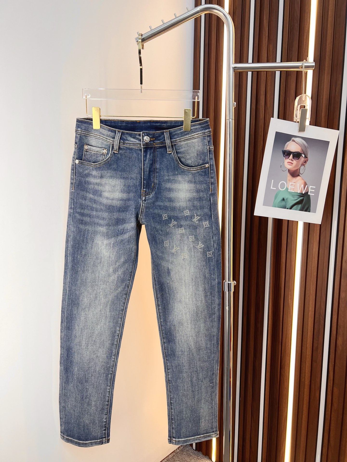 NO:645840,LV men's denim jeans, official album and poster outfit style!  High-grade imported denim raw color fabrics are supplied to customers, and the pure 13oz denim fabrics from Okayama, Japan are specially selected. Heavy-duty environmentally friendly plant enzyme washing process is used. The texture has a light retro color, which is quite beautiful and is very suitable for autumn and winter color matching. The fabric is soft and delicate after washing, but has strong bones and a slight stretch, providing an excellent comfortable experience. There is no damage from any technological elements throughout the body, retaining the purest tannin color!  The details throughout the body are perfect, exquisite and sophisticated. The latest leather label on the waist highlights the brand's characteristics. The hardware accessories, leather label and wiring all reflect the craftsmanship!  The silhouette is perfectly tailored and has excellent butt lift and slimming effect. It can be easily matched with any top in the wardrobe. It has wide compatibility and is suitable for various daily wear. The upper body is full of style. It is a must-have trousers for those who are obsessed with quality control and 1V!  Size 29-38 (not 35.37),,louis vuitton,jeans,alexander wang19860909LV 男士丹宁牛仔裤,官宣画册海报穿搭款！ 客供高级进口的丹宁原色面料,特选日本冈山纯正13oz 盎司牛仔布料,重磅环保植物酵素水洗工艺,肌理有着淡淡的复古色彩,相当漂亮,极符合秋冬的配色,面料经过水洗后柔软细腻,但筋骨感极强,且略带弹力,提供了绝佳的舒适体验,通身无任何工艺元素破坏,保留了最纯粹的丹宁本色！通身细节完美如斯,精湛且考究,最新的腰部皮标彰显了品牌特质,五金配件、皮标、走线无不体现出匠心工艺！版型剪裁完美,提臀修身效果绝佳,可轻松横扫衣橱任何的上装搭配,兼容性广泛,满足于日常各种穿搭,上身型款十足,于品质控及1V迷控者必入型裤装！ 尺码29—38（没35.37）,,louis vuitton,jeans,alexander wang,Men's clothing