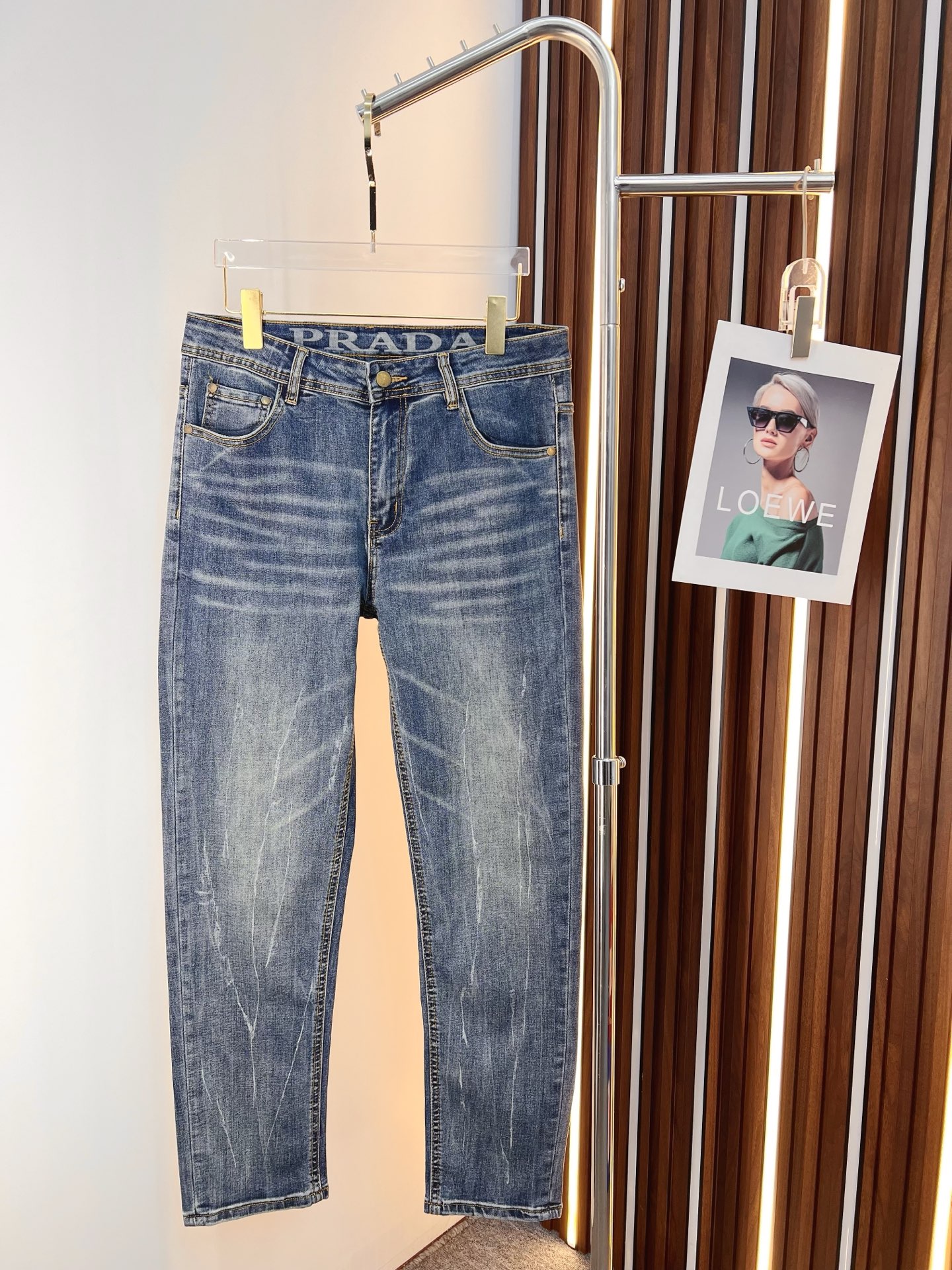 NO:685691,PRADA Men's denim jeans, official album and poster outfit!  High-grade imported denim raw color fabrics are supplied to customers, and the pure 13oz denim fabrics from Okayama, Japan are specially selected. Heavy-duty environmentally friendly plant enzyme washing process is used. The texture has a light retro color, which is quite beautiful and is very suitable for autumn and winter color matching. The fabric is soft and delicate after washing, but has strong bones and a slight stretch, providing an excellent comfortable experience. There is no damage from any technological elements throughout the body, retaining the purest tannin color!  The details throughout the body are perfect, exquisite and sophisticated. The latest leather label on the waist highlights the brand's characteristics. The hardware accessories, leather label and wiring all reflect the craftsmanship!  The silhouette is perfectly tailored and has excellent butt lift and slimming effect. It can be easily matched with any top in the wardrobe. It has wide compatibility and is suitable for various daily wear. The upper body is full of style. It is a must-have trousers for those who are obsessed with quality control and 1V!  Size 29-38 (not 35.37),, prada, prada, jeans,19860909PRADA 普拉达 男士丹宁牛仔裤,官宣画册海报穿搭款！ 客供高级进口的丹宁原色面料,特选日本冈山纯正13oz 盎司牛仔布料,重磅环保植物酵素水洗工艺,肌理有着淡淡的复古色彩,相当漂亮,极符合秋冬的配色,面料经过水洗后柔软细腻,但筋骨感极强,且略带弹力,提供了绝佳的舒适体验,通身无任何工艺元素破坏,保留了最纯粹的丹宁本色！通身细节完美如斯,精湛且考究,最新的腰部皮标彰显了品牌特质,五金配件、皮标、走线无不体现出匠心工艺！版型剪裁完美,提臀修身效果绝佳,可轻松横扫衣橱任何的上装搭配,兼容性广泛,满足于日常各种穿搭,上身型款十足,于品质控及1V迷控者必入型裤装！ 尺码29—38（没35.37）,,prada,prada,jeans,,Men's clothing