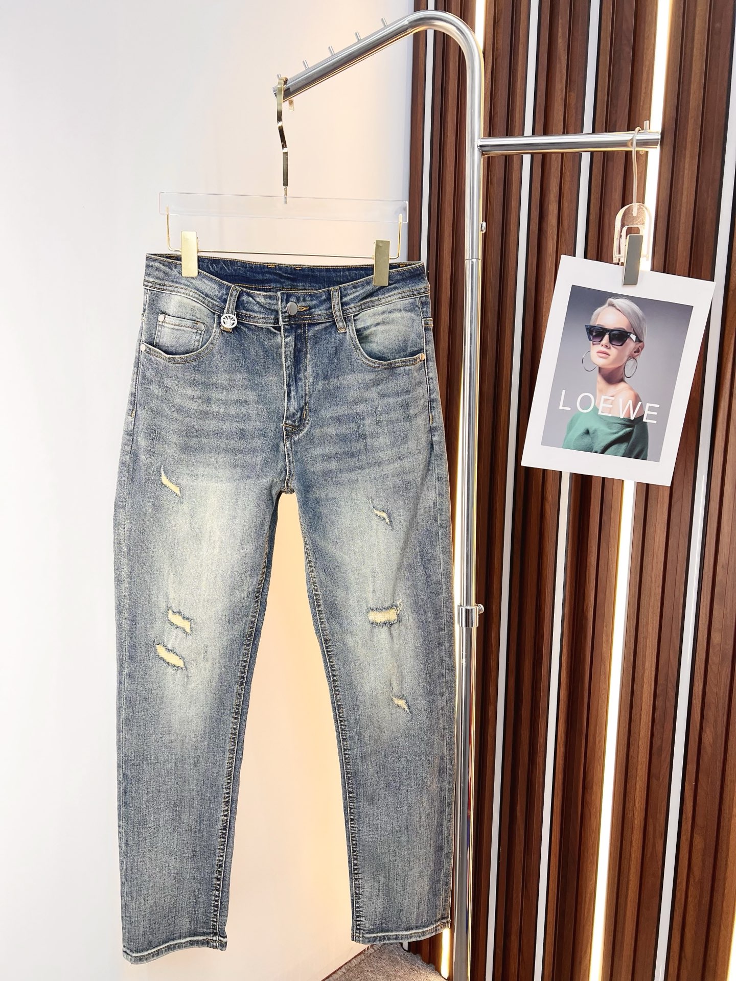 NO:761464,Dior men's denim jeans, official album and poster style!  High-grade imported denim raw color fabrics are supplied to customers, and the pure 13oz denim fabrics from Okayama, Japan are specially selected. Heavy-duty environmentally friendly plant enzyme washing process is used. The texture has a light retro color, which is quite beautiful and is very suitable for autumn and winter color matching. The fabric is soft and delicate after washing, but has strong bones and a slight stretch, providing an excellent comfortable experience. There is no damage from any technological elements throughout the body, retaining the purest tannin color!  The details throughout the body are perfect, exquisite and sophisticated. The latest leather label on the waist highlights the brand's characteristics. The hardware accessories, leather label and wiring all reflect the craftsmanship!  The silhouette is perfectly tailored and has excellent butt lift and slimming effect. It can be easily matched with any top in the wardrobe. It has wide compatibility and is suitable for various daily wear. The upper body is full of style. It is a must-have trousers for those who are obsessed with quality control and 1V!  Size 29-38 (not 35.37), dior, dior, jeans,19860909Dior 迪奥 男士丹宁牛仔裤,官宣画册海报穿搭款！ 客供高级进口的丹宁原色面料,特选日本冈山纯正13oz 盎司牛仔布料,重磅环保植物酵素水洗工艺,肌理有着淡淡的复古色彩,相当漂亮,极符合秋冬的配色,面料经过水洗后柔软细腻,但筋骨感极强,且略带弹力,提供了绝佳的舒适体验,通身无任何工艺元素破坏,保留了最纯粹的丹宁本色！通身细节完美如斯,精湛且考究,最新的腰部皮标彰显了品牌特质,五金配件、皮标、走线无不体现出匠心工艺！版型剪裁完美,提臀修身效果绝佳,可轻松横扫衣橱任何的上装搭配,兼容性广泛,满足于日常各种穿搭,上身型款十足,于品质控及1V迷控者必入型裤装！ 尺码29—38（没35.37）,,dior,dior,jeans,,Men's clothing