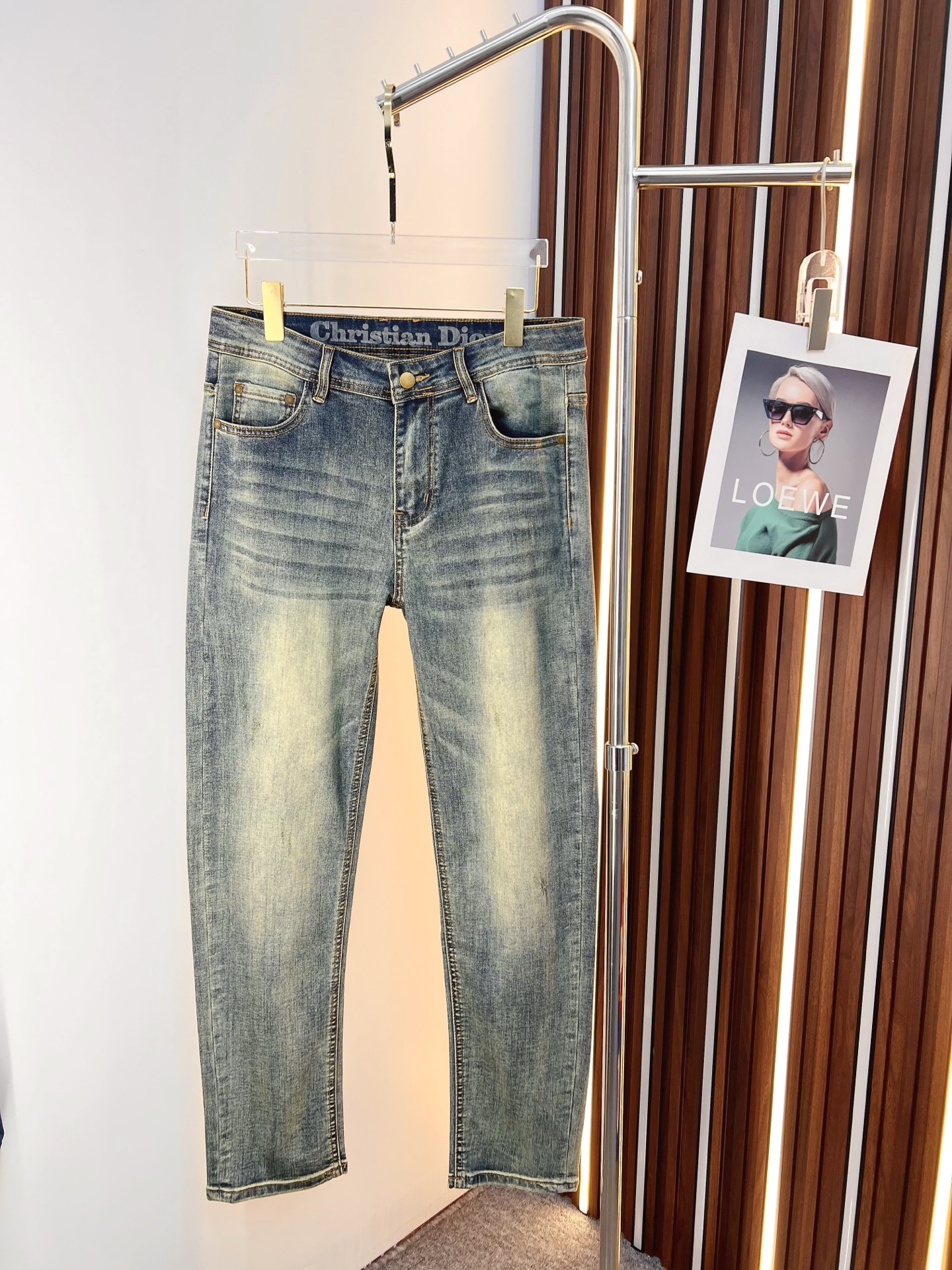 NO:645836,Dior men's denim jeans, official album and poster style!  High-grade imported denim raw color fabrics are supplied to customers, and the pure 13oz denim fabrics from Okayama, Japan are specially selected. Heavy-duty environmentally friendly plant enzyme washing process is used. The texture has a light retro color, which is quite beautiful and is very suitable for autumn and winter color matching. The fabric is soft and delicate after washing, but has strong bones and a slight stretch, providing an excellent comfortable experience. There is no damage from any technological elements throughout the body, retaining the purest tannin color!  The details throughout the body are perfect, exquisite and sophisticated. The latest leather label on the waist highlights the brand's characteristics. The hardware accessories, leather label and wiring all reflect the craftsmanship!  The silhouette is perfectly tailored and has excellent butt lift and slimming effect. It can be easily matched with any top in the wardrobe. It has wide compatibility and is suitable for various daily wear. The upper body is full of style. It is a must-have trousers for those who are obsessed with quality control and 1V!  Size 29-38 (not 35.37), dior, dior, jeans, alexander wang19860909Dior 迪奥 男士丹宁牛仔裤,官宣画册海报穿搭款！ 客供高级进口的丹宁原色面料,特选日本冈山纯正13oz 盎司牛仔布料,重磅环保植物酵素水洗工艺,肌理有着淡淡的复古色彩,相当漂亮,极符合秋冬的配色,面料经过水洗后柔软细腻,但筋骨感极强,且略带弹力,提供了绝佳的舒适体验,通身无任何工艺元素破坏,保留了最纯粹的丹宁本色！通身细节完美如斯,精湛且考究,最新的腰部皮标彰显了品牌特质,五金配件、皮标、走线无不体现出匠心工艺！版型剪裁完美,提臀修身效果绝佳,可轻松横扫衣橱任何的上装搭配,兼容性广泛,满足于日常各种穿搭,上身型款十足,于品质控及1V迷控者必入型裤装！ 尺码29—38（没35.37）,,dior,dior,jeans,alexander wang,Men's clothing
