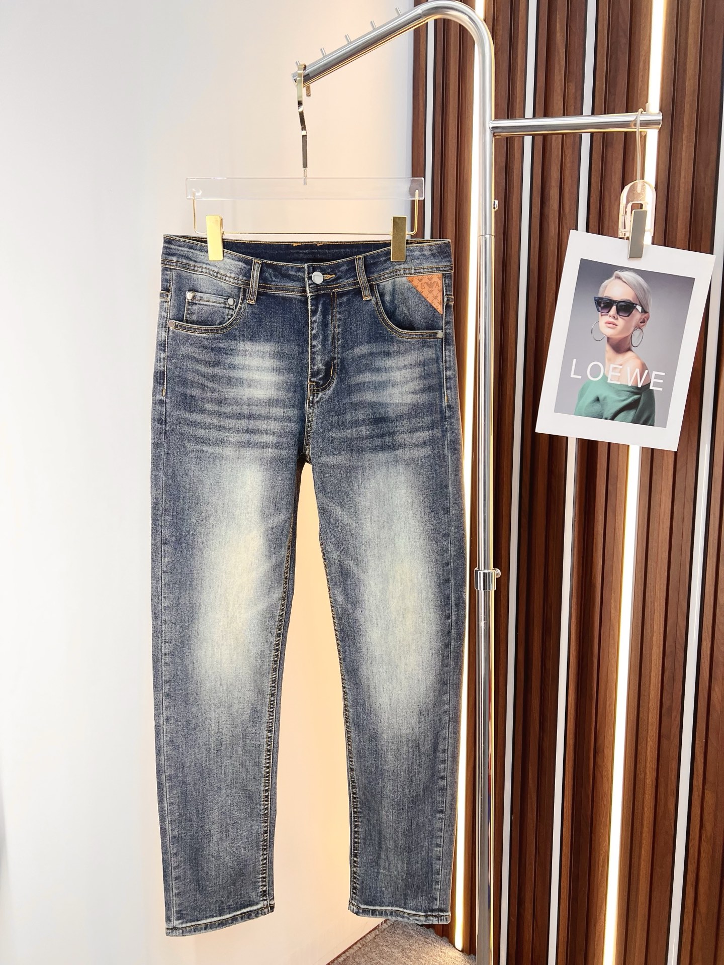 NO:645833,Armani Armani men's denim jeans, official album and poster wear style!  High-grade imported denim raw color fabrics are supplied to customers, and the pure 13oz denim fabrics from Okayama, Japan are specially selected. Heavy-duty environmentally friendly plant enzyme washing process is used. The texture has a light retro color, which is quite beautiful and is very suitable for autumn and winter color matching. The fabric is soft and delicate after washing, but has strong bones and a slight stretch, providing an excellent comfortable experience. There is no damage from any technological elements throughout the body, retaining the purest tannin color!  The details throughout the body are perfect, exquisite and sophisticated. The latest leather label on the waist highlights the brand's characteristics. The hardware accessories, leather label and wiring all reflect the craftsmanship!  The silhouette is perfectly tailored and has excellent butt lift and slimming effect. It can be easily matched with any top in the wardrobe. It has wide compatibility and is suitable for various daily wear. The upper body is full of style. It is a must-have trousers for those who are obsessed with quality control and 1V!  Size 29-38 (not 35.37),,armani,armani,jeans,alexander wang19860909Armani 阿玛尼 男士丹宁牛仔裤,官宣画册海报穿搭款！ 客供高级进口的丹宁原色面料,特选日本冈山纯正13oz 盎司牛仔布料,重磅环保植物酵素水洗工艺,肌理有着淡淡的复古色彩,相当漂亮,极符合秋冬的配色,面料经过水洗后柔软细腻,但筋骨感极强,且略带弹力,提供了绝佳的舒适体验,通身无任何工艺元素破坏,保留了最纯粹的丹宁本色！通身细节完美如斯,精湛且考究,最新的腰部皮标彰显了品牌特质,五金配件、皮标、走线无不体现出匠心工艺！版型剪裁完美,提臀修身效果绝佳,可轻松横扫衣橱任何的上装搭配,兼容性广泛,满足于日常各种穿搭,上身型款十足,于品质控及1V迷控者必入型裤装！ 尺码29—38（没35.37）,,armani,armani,jeans,alexander wang,Men's clothing