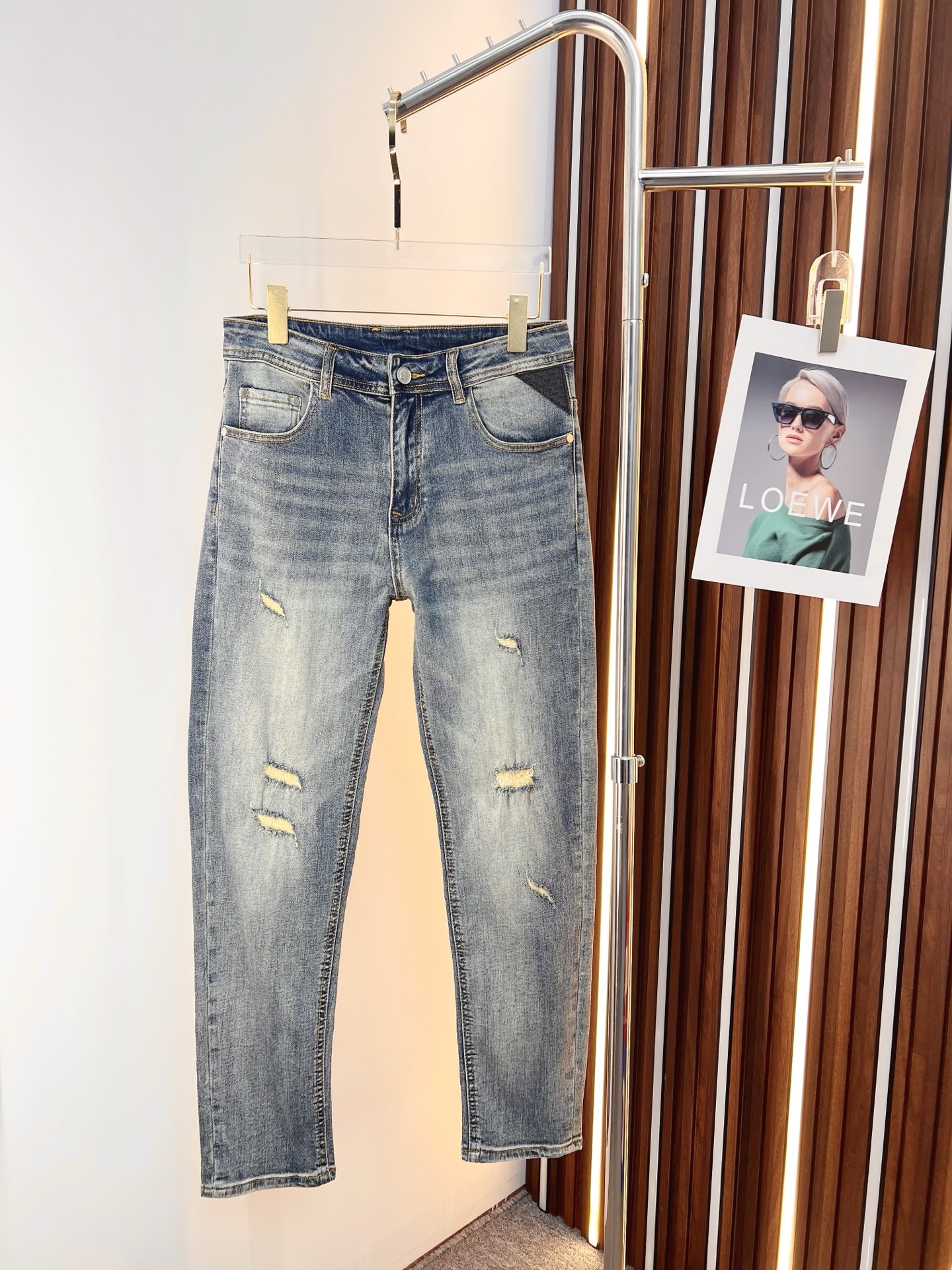NO:645829,Dior men's denim jeans, official album and poster style!  High-grade imported denim raw color fabrics are supplied to customers, and the pure 13oz denim fabrics from Okayama, Japan are specially selected. Heavy-duty environmentally friendly plant enzyme washing process is used. The texture has a light retro color, which is quite beautiful and is very suitable for autumn and winter color matching. The fabric is soft and delicate after washing, but has strong bones and a slight stretch, providing an excellent comfortable experience. There is no damage from any technological elements throughout the body, retaining the purest tannin color!  The details throughout the body are perfect, exquisite and sophisticated. The latest leather label on the waist highlights the brand's characteristics. The hardware accessories, leather label and wiring all reflect the craftsmanship!  The silhouette is perfectly tailored and has excellent butt lift and slimming effect. It can be easily matched with any top in the wardrobe. It has wide compatibility and is suitable for various daily wear. The upper body is full of style. It is a must-have trousers for those who are obsessed with quality control and 1V!  Size 29-38 (not 35.37), dior, dior, jeans, alexander wang19860909Dior 迪奥 男士丹宁牛仔裤,官宣画册海报穿搭款！ 客供高级进口的丹宁原色面料,特选日本冈山纯正13oz 盎司牛仔布料,重磅环保植物酵素水洗工艺,肌理有着淡淡的复古色彩,相当漂亮,极符合秋冬的配色,面料经过水洗后柔软细腻,但筋骨感极强,且略带弹力,提供了绝佳的舒适体验,通身无任何工艺元素破坏,保留了最纯粹的丹宁本色！通身细节完美如斯,精湛且考究,最新的腰部皮标彰显了品牌特质,五金配件、皮标、走线无不体现出匠心工艺！版型剪裁完美,提臀修身效果绝佳,可轻松横扫衣橱任何的上装搭配,兼容性广泛,满足于日常各种穿搭,上身型款十足,于品质控及1V迷控者必入型裤装！ 尺码29—38（没35.37）,,dior,dior,jeans,alexander wang,Men's clothing