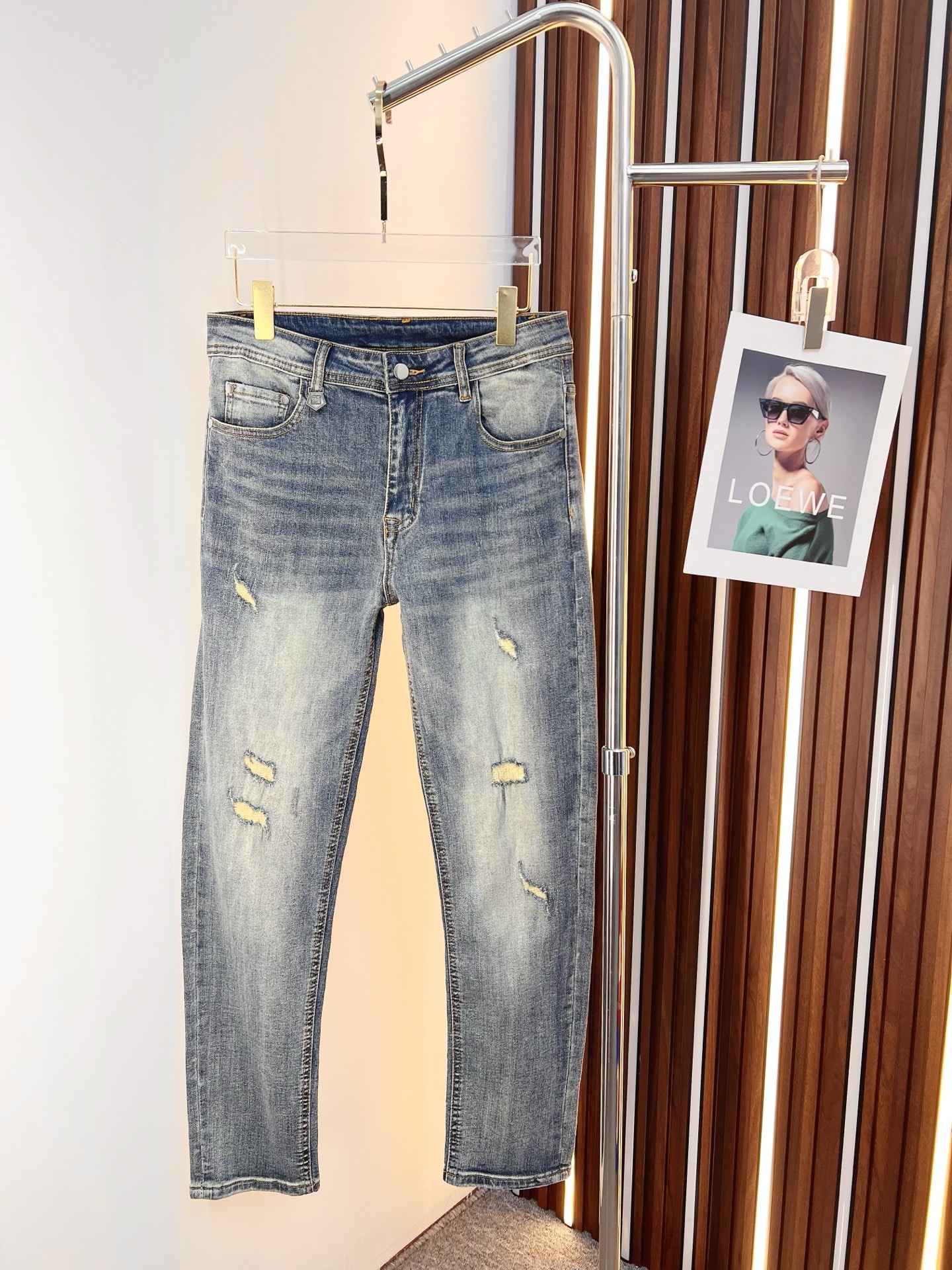 NO:644611,Givenchy men's denim jeans, official album and poster outfit style!  High-grade imported denim raw color fabrics are supplied to customers, and the pure 13oz denim fabrics from Okayama, Japan are specially selected. Heavy-duty environmentally friendly plant enzyme washing process is used. The texture has a light retro color, which is quite beautiful and is very suitable for autumn and winter color matching. The fabric is soft and delicate after washing, but has strong bones and a slight stretch, providing an excellent comfortable experience. There is no damage from any technological elements throughout the body, retaining the purest tannin color!  The details throughout the body are perfect, exquisite and sophisticated. The latest leather label on the waist highlights the brand's characteristics. The hardware accessories, leather label and wiring all reflect the craftsmanship!  The silhouette is perfectly tailored and has excellent butt lift and slimming effect. It can be easily matched with any top in the wardrobe. It has wide compatibility and is suitable for various daily wear. The upper body is full of style. It is a must-have trousers for those who are obsessed with quality control and 1V!  Size 29-38 (not 35.37),,givenchy,jeans,alexander wang19860909纪梵希 男士丹宁牛仔裤,官宣画册海报穿搭款！ 客供高级进口的丹宁原色面料,特选日本冈山纯正13oz 盎司牛仔布料,重磅环保植物酵素水洗工艺,肌理有着淡淡的复古色彩,相当漂亮,极符合秋冬的配色,面料经过水洗后柔软细腻,但筋骨感极强,且略带弹力,提供了绝佳的舒适体验,通身无任何工艺元素破坏,保留了最纯粹的丹宁本色！通身细节完美如斯,精湛且考究,最新的腰部皮标彰显了品牌特质,五金配件、皮标、走线无不体现出匠心工艺！版型剪裁完美,提臀修身效果绝佳,可轻松横扫衣橱任何的上装搭配,兼容性广泛,满足于日常各种穿搭,上身型款十足,于品质控及1V迷控者必入型裤装！ 尺码29—38（没35.37）,,givenchy,jeans,alexander wang,Men's clothing