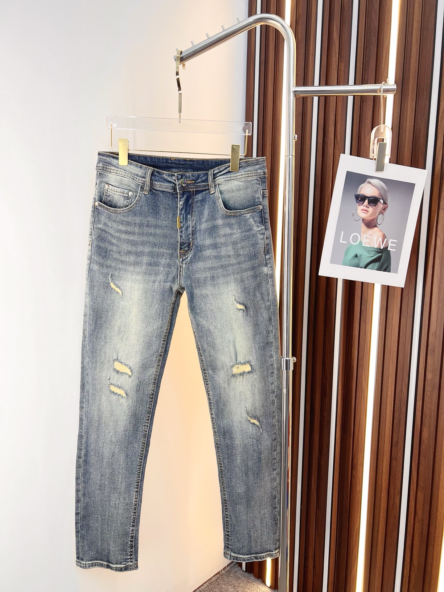 NO:685666,DG men's denim jeans, official album and poster outfit style!  High-grade imported denim raw color fabrics are supplied to customers, and the pure 13oz denim fabrics from Okayama, Japan are specially selected. Heavy-duty environmentally friendly plant enzyme washing process is used. The texture has a light retro color, which is quite beautiful and is very suitable for autumn and winter color matching. The fabric is soft and delicate after washing, but has strong bones and a slight stretch, providing an excellent comfortable experience. There is no damage from any technological elements throughout the body, retaining the purest tannin color!  The details throughout the body are perfect, exquisite and sophisticated. The latest leather label on the waist highlights the brand's characteristics. The hardware accessories, leather label and wiring all reflect the craftsmanship!  The silhouette is perfectly tailored and has excellent butt lift and slimming effect. It can be easily matched with any top in the wardrobe. It has wide compatibility and is suitable for various daily wear. The upper body is full of style. It is a must-have trousers for those who are obsessed with quality control and 1V!  Size 29-38 (not 35.37),,jeans,19860909DG 男士丹宁牛仔裤,官宣画册海报穿搭款！ 客供高级进口的丹宁原色面料,特选日本冈山纯正13oz 盎司牛仔布料,重磅环保植物酵素水洗工艺,肌理有着淡淡的复古色彩,相当漂亮,极符合秋冬的配色,面料经过水洗后柔软细腻,但筋骨感极强,且略带弹力,提供了绝佳的舒适体验,通身无任何工艺元素破坏,保留了最纯粹的丹宁本色！通身细节完美如斯,精湛且考究,最新的腰部皮标彰显了品牌特质,五金配件、皮标、走线无不体现出匠心工艺！版型剪裁完美,提臀修身效果绝佳,可轻松横扫衣橱任何的上装搭配,兼容性广泛,满足于日常各种穿搭,上身型款十足,于品质控及1V迷控者必入型裤装！ 尺码29—38（没35.37）,,jeans,,Men's clothing