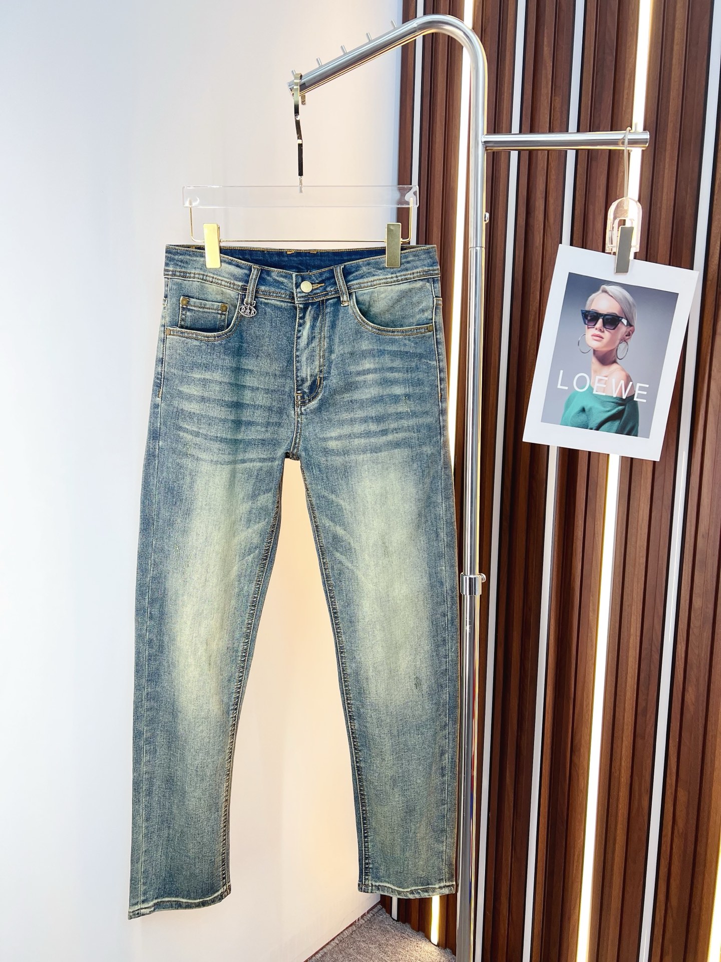 NO:644609,PRADA Men's denim jeans, official album and poster outfit!  High-grade imported denim raw color fabrics are supplied to customers, and the pure 13oz denim fabrics from Okayama, Japan are specially selected. Heavy-duty environmentally friendly plant enzyme washing process is used. The texture has a light retro color, which is quite beautiful and is very suitable for autumn and winter color matching. The fabric is soft and delicate after washing, but has strong bones and a slight stretch, providing an excellent comfortable experience. There is no damage from any technological elements throughout the body, retaining the purest tannin color!  The details throughout the body are perfect, exquisite and sophisticated. The latest leather label on the waist highlights the brand's characteristics. The hardware accessories, leather label and wiring all reflect the craftsmanship!  The silhouette is perfectly tailored and has excellent butt lift and slimming effect. It can be easily matched with any top in the wardrobe. It has wide compatibility and is suitable for various daily wear. The upper body is full of style. It is a must-have trousers for those who are obsessed with quality control and 1V!  Size 29-38 (not 35.37), prada, prada, jeans, alexander wang19860909PRADA 普拉达 男士丹宁牛仔裤,官宣画册海报穿搭款！ 客供高级进口的丹宁原色面料,特选日本冈山纯正13oz 盎司牛仔布料,重磅环保植物酵素水洗工艺,肌理有着淡淡的复古色彩,相当漂亮,极符合秋冬的配色,面料经过水洗后柔软细腻,但筋骨感极强,且略带弹力,提供了绝佳的舒适体验,通身无任何工艺元素破坏,保留了最纯粹的丹宁本色！通身细节完美如斯,精湛且考究,最新的腰部皮标彰显了品牌特质,五金配件、皮标、走线无不体现出匠心工艺！版型剪裁完美,提臀修身效果绝佳,可轻松横扫衣橱任何的上装搭配,兼容性广泛,满足于日常各种穿搭,上身型款十足,于品质控及1V迷控者必入型裤装！ 尺码29—38（没35.37）,,prada,prada,jeans,alexander wang,Men's clothing