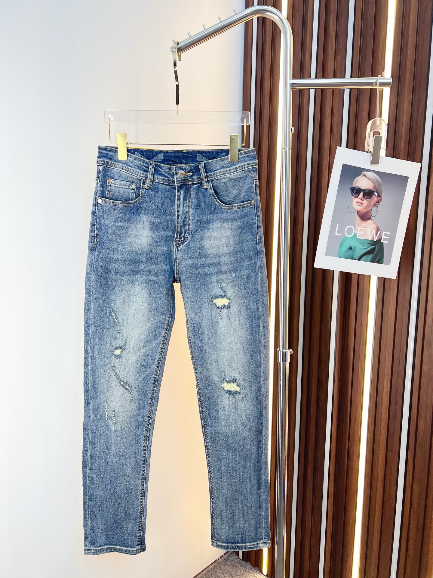 NO:644616,FENDI Fendi Men's Denim Jeans, Official Announcement Album and Poster Style!  High-grade imported denim raw color fabrics are supplied to customers, and the pure 13oz denim fabrics from Okayama, Japan are specially selected. Heavy-duty environmentally friendly plant enzyme washing process is used. The texture has a light retro color, which is quite beautiful and is very suitable for autumn and winter color matching. The fabric is soft and delicate after washing, but has strong bones and a slight stretch, providing an excellent comfortable experience. There is no damage from any technological elements throughout the body, retaining the purest tannin color!  The details throughout the body are perfect, exquisite and sophisticated. The latest leather label on the waist highlights the brand's characteristics. The hardware accessories, leather label and wiring all reflect the craftsmanship!  The silhouette is perfectly tailored and has excellent butt lift and slimming effect. It can be easily matched with any top in the wardrobe. It has wide compatibility and is suitable for various daily wear. The upper body is full of style. It is a must-have trousers for those who are obsessed with quality control and 1V!  Size 29-38 (not 35.37),,fendi,fendi,jeans,alexander wang19860909FENDI 芬迪 男士丹宁牛仔裤,官宣画册海报穿搭款！ 客供高级进口的丹宁原色面料,特选日本冈山纯正13oz 盎司牛仔布料,重磅环保植物酵素水洗工艺,肌理有着淡淡的复古色彩,相当漂亮,极符合秋冬的配色,面料经过水洗后柔软细腻,但筋骨感极强,且略带弹力,提供了绝佳的舒适体验,通身无任何工艺元素破坏,保留了最纯粹的丹宁本色！通身细节完美如斯,精湛且考究,最新的腰部皮标彰显了品牌特质,五金配件、皮标、走线无不体现出匠心工艺！版型剪裁完美,提臀修身效果绝佳,可轻松横扫衣橱任何的上装搭配,兼容性广泛,满足于日常各种穿搭,上身型款十足,于品质控及1V迷控者必入型裤装！ 尺码29—38（没35.37）,,fendi,fendi,jeans,alexander wang,Men's clothing