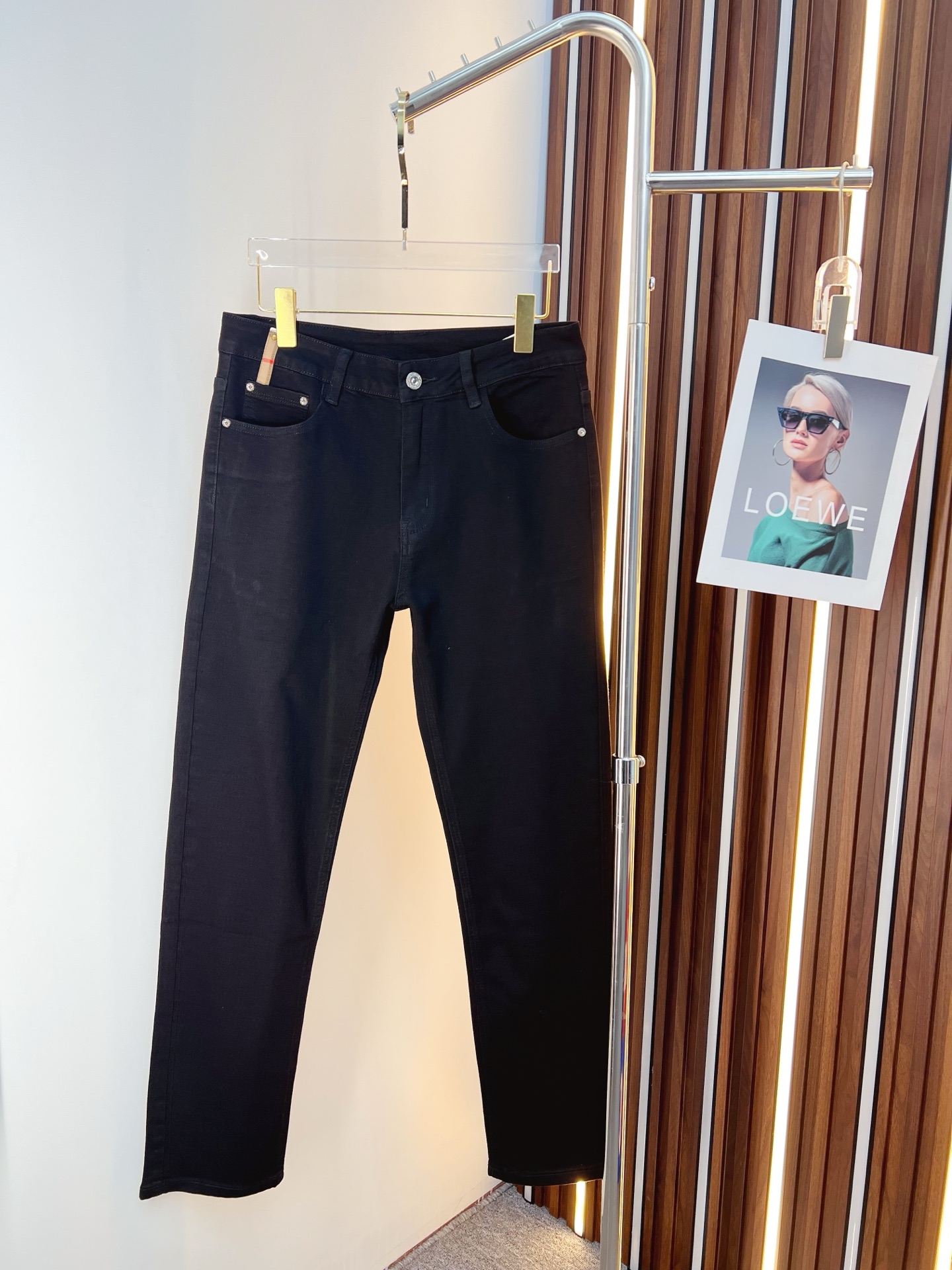 NO:645826,Burberry men's denim jeans, official album and poster outfit style!  High-grade imported denim raw color fabrics are supplied to customers, and the pure 13oz denim fabrics from Okayama, Japan are specially selected. Heavy-duty environmentally friendly plant enzyme washing process is used. The texture has a light retro color, which is quite beautiful and is very suitable for autumn and winter color matching. The fabric is soft and delicate after washing, but has strong bones and a slight stretch, providing an excellent comfortable experience. There is no damage from any technological elements throughout the body, retaining the purest tannin color!  The details throughout the body are perfect, exquisite and sophisticated. The latest leather label on the waist highlights the brand's characteristics. The hardware accessories, leather label and wiring all reflect the craftsmanship!  The silhouette is perfectly tailored and has excellent butt lift and slimming effect. It can be easily matched with any top in the wardrobe. It has wide compatibility and is suitable for various daily wear. The upper body is full of style. It is a must-have trousers for those who are obsessed with quality control and 1V!  Size 29-38 (not 35.37),,burberry,burberry,jeans,alexander wang19860909Burberry 巴宝莉 男士丹宁牛仔裤,官宣画册海报穿搭款！ 客供高级进口的丹宁原色面料,特选日本冈山纯正13oz 盎司牛仔布料,重磅环保植物酵素水洗工艺,肌理有着淡淡的复古色彩,相当漂亮,极符合秋冬的配色,面料经过水洗后柔软细腻,但筋骨感极强,且略带弹力,提供了绝佳的舒适体验,通身无任何工艺元素破坏,保留了最纯粹的丹宁本色！通身细节完美如斯,精湛且考究,最新的腰部皮标彰显了品牌特质,五金配件、皮标、走线无不体现出匠心工艺！版型剪裁完美,提臀修身效果绝佳,可轻松横扫衣橱任何的上装搭配,兼容性广泛,满足于日常各种穿搭,上身型款十足,于品质控及1V迷控者必入型裤装！ 尺码29—38（没35.37）,,burberry,burberry,jeans,alexander wang,Men's clothing