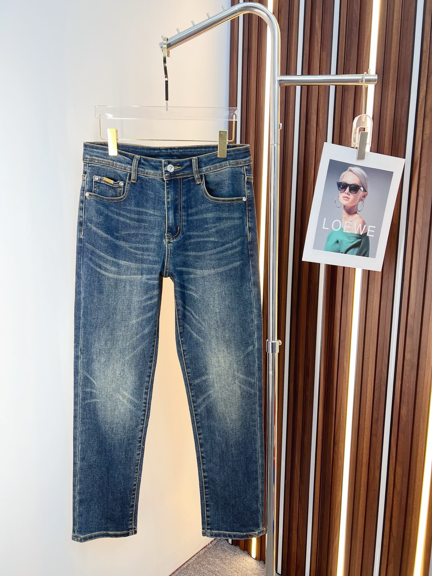 NO:644612,DG men's denim jeans, official album and poster outfit style!  High-grade imported denim raw color fabrics are supplied to customers, and the pure 13oz denim fabrics from Okayama, Japan are specially selected. Heavy-duty environmentally friendly plant enzyme washing process is used. The texture has a light retro color, which is quite beautiful and is very suitable for autumn and winter color matching. The fabric is soft and delicate after washing, but has strong bones and a slight stretch, providing an excellent comfortable experience. There is no damage from any technological elements throughout the body, retaining the purest tannin color!  The details throughout the body are perfect, exquisite and sophisticated. The latest leather label on the waist highlights the brand's characteristics. The hardware accessories, leather label and wiring all reflect the craftsmanship!  The silhouette is perfectly tailored and has excellent butt lift and slimming effect. It can be easily matched with any top in the wardrobe. It has wide compatibility and is suitable for various daily wear. The upper body is full of style. It is a must-have trousers for those who are obsessed with quality control and 1V!  Size 29-38 (not 35.37),,jeans,alexander wang19860909DG 男士丹宁牛仔裤,官宣画册海报穿搭款！ 客供高级进口的丹宁原色面料,特选日本冈山纯正13oz 盎司牛仔布料,重磅环保植物酵素水洗工艺,肌理有着淡淡的复古色彩,相当漂亮,极符合秋冬的配色,面料经过水洗后柔软细腻,但筋骨感极强,且略带弹力,提供了绝佳的舒适体验,通身无任何工艺元素破坏,保留了最纯粹的丹宁本色！通身细节完美如斯,精湛且考究,最新的腰部皮标彰显了品牌特质,五金配件、皮标、走线无不体现出匠心工艺！版型剪裁完美,提臀修身效果绝佳,可轻松横扫衣橱任何的上装搭配,兼容性广泛,满足于日常各种穿搭,上身型款十足,于品质控及1V迷控者必入型裤装！ 尺码29—38（没35.37）,,jeans,alexander wang,Men's clothing