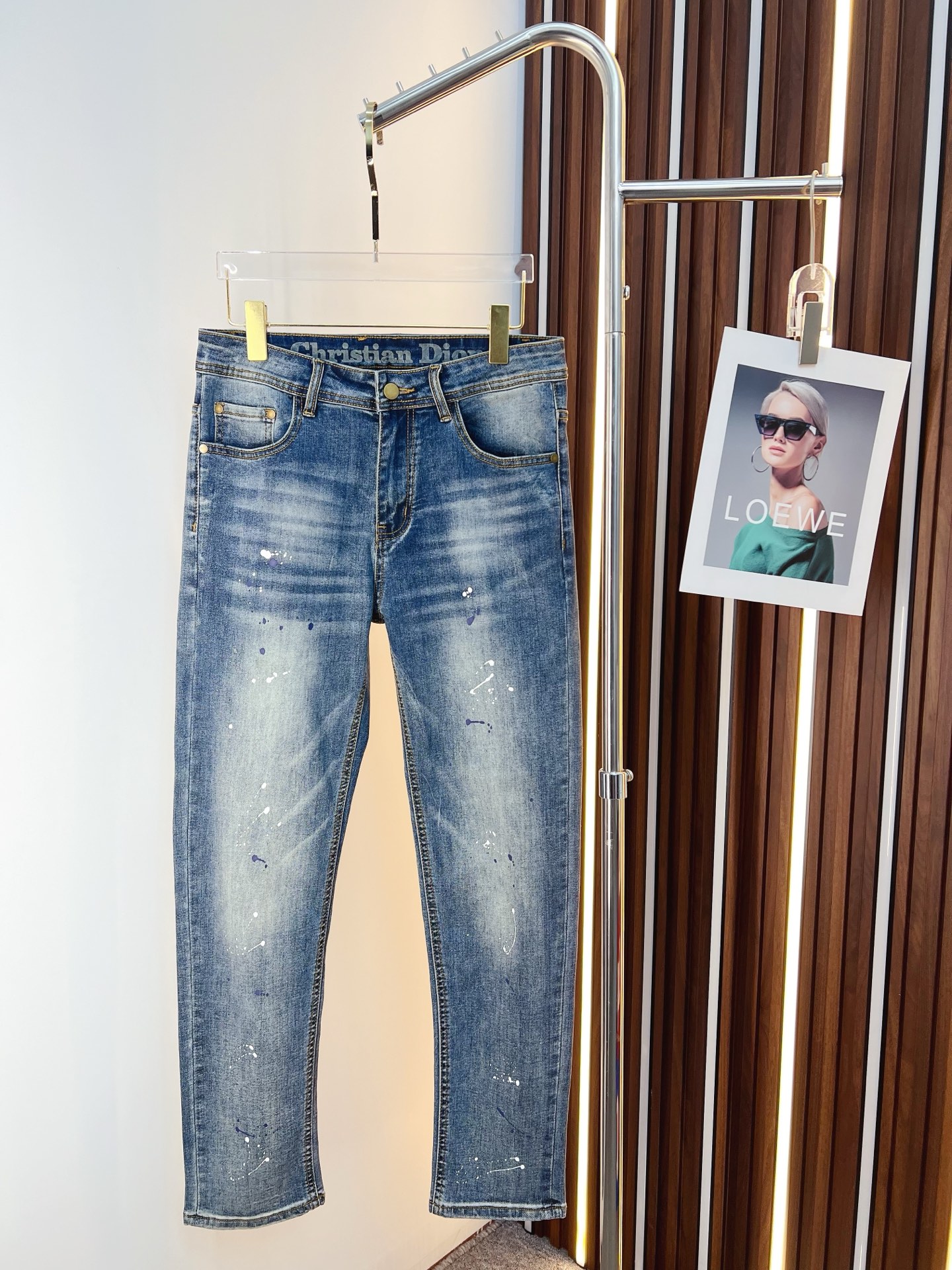NO:644610,Dior men's denim jeans, official album and poster style!  High-grade imported denim raw color fabrics are supplied to customers, and the pure 13oz denim fabrics from Okayama, Japan are specially selected. Heavy-duty environmentally friendly plant enzyme washing process is used. The texture has a light retro color, which is quite beautiful and is very suitable for autumn and winter color matching. The fabric is soft and delicate after washing, but has strong bones and a slight stretch, providing an excellent comfortable experience. There is no damage from any technological elements throughout the body, retaining the purest tannin color!  The details throughout the body are perfect, exquisite and sophisticated. The latest leather label on the waist highlights the brand's characteristics. The hardware accessories, leather label and wiring all reflect the craftsmanship!  The silhouette is perfectly tailored and has excellent butt lift and slimming effect. It can be easily matched with any top in the wardrobe. It has wide compatibility and is suitable for various daily wear. The upper body is full of style. It is a must-have trousers for those who are obsessed with quality control and 1V!  Size 29-38 (not 35.37), dior, dior, jeans, alexander wang19860909Dior 迪奥 男士丹宁牛仔裤,官宣画册海报穿搭款！ 客供高级进口的丹宁原色面料,特选日本冈山纯正13oz 盎司牛仔布料,重磅环保植物酵素水洗工艺,肌理有着淡淡的复古色彩,相当漂亮,极符合秋冬的配色,面料经过水洗后柔软细腻,但筋骨感极强,且略带弹力,提供了绝佳的舒适体验,通身无任何工艺元素破坏,保留了最纯粹的丹宁本色！通身细节完美如斯,精湛且考究,最新的腰部皮标彰显了品牌特质,五金配件、皮标、走线无不体现出匠心工艺！版型剪裁完美,提臀修身效果绝佳,可轻松横扫衣橱任何的上装搭配,兼容性广泛,满足于日常各种穿搭,上身型款十足,于品质控及1V迷控者必入型裤装！ 尺码29—38（没35.37）,,dior,dior,jeans,alexander wang,Men's clothing