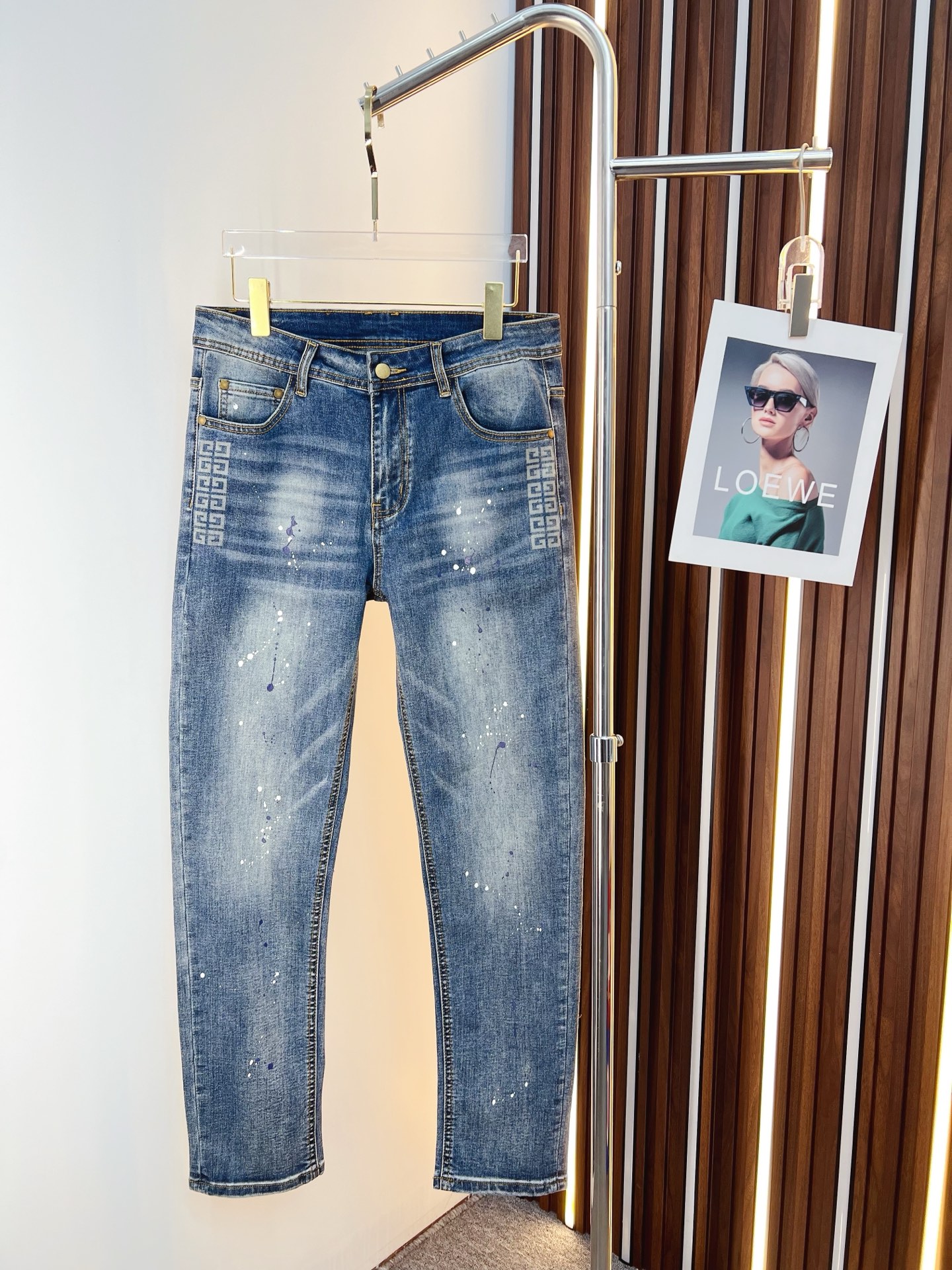 NO:685674,Givenchy men's denim jeans, official album and poster outfit style!  High-grade imported denim raw color fabrics are supplied to customers, and the pure 13oz denim fabrics from Okayama, Japan are specially selected. Heavy-duty environmentally friendly plant enzyme washing process is used. The texture has a light retro color, which is quite beautiful and is very suitable for autumn and winter color matching. The fabric is soft and delicate after washing, but has strong bones and a slight stretch, providing an excellent comfortable experience. There is no damage from any technological elements throughout the body, retaining the purest tannin color!  The details throughout the body are perfect, exquisite and sophisticated. The latest leather label on the waist highlights the brand's characteristics. The hardware accessories, leather label and wiring all reflect the craftsmanship!  The silhouette is perfectly tailored and has excellent butt lift and slimming effect. It can be easily matched with any top in the wardrobe. It has wide compatibility and is suitable for various daily wear. The upper body is full of style. It is a must-have trousers for those who are obsessed with quality control and 1V!  Size 29-38 (not 35.37),,givenchy,jeans,19860909纪梵希 男士丹宁牛仔裤,官宣画册海报穿搭款！ 客供高级进口的丹宁原色面料,特选日本冈山纯正13oz 盎司牛仔布料,重磅环保植物酵素水洗工艺,肌理有着淡淡的复古色彩,相当漂亮,极符合秋冬的配色,面料经过水洗后柔软细腻,但筋骨感极强,且略带弹力,提供了绝佳的舒适体验,通身无任何工艺元素破坏,保留了最纯粹的丹宁本色！通身细节完美如斯,精湛且考究,最新的腰部皮标彰显了品牌特质,五金配件、皮标、走线无不体现出匠心工艺！版型剪裁完美,提臀修身效果绝佳,可轻松横扫衣橱任何的上装搭配,兼容性广泛,满足于日常各种穿搭,上身型款十足,于品质控及1V迷控者必入型裤装！ 尺码29—38（没35.37）,,givenchy,jeans,,Men's clothing