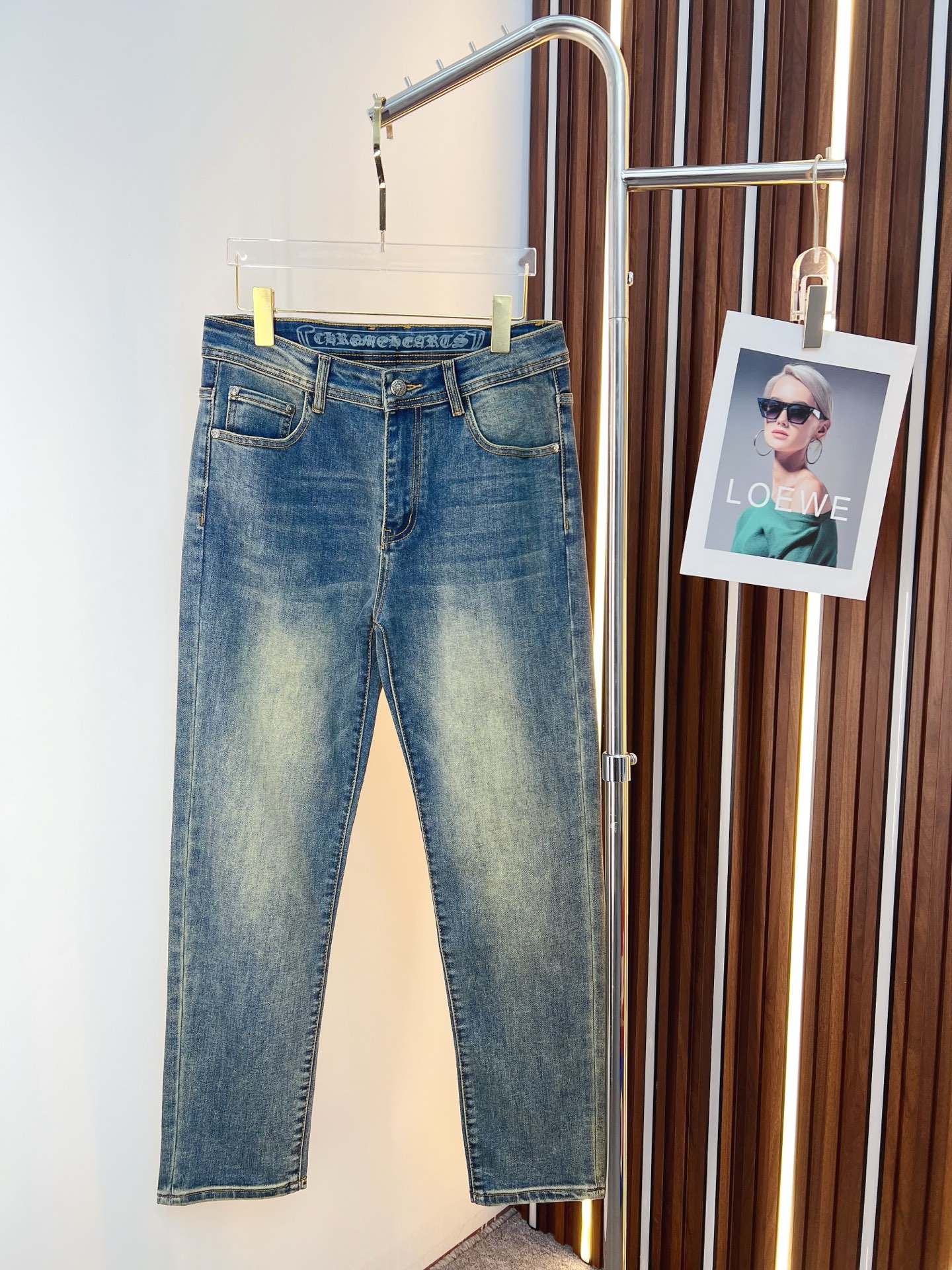 NO:736648,Croxin men's denim jeans, official album and poster wear style!  High-grade imported denim raw color fabrics are supplied to customers, and the pure 13oz denim fabrics from Okayama, Japan are specially selected. Heavy-duty environmentally friendly plant enzyme washing process is used. The texture has a light retro color, which is quite beautiful and is very suitable for autumn and winter color matching. The fabric is soft and delicate after washing, but has strong bones and a slight stretch, providing an excellent comfortable experience. There is no damage from any technological elements throughout the body, retaining the purest tannin color!  The details throughout the body are perfect, exquisite and sophisticated. The latest leather label on the waist highlights the brand's characteristics. The hardware accessories, leather label and wiring all reflect the craftsmanship!  The silhouette is perfectly tailored and has excellent butt lift and slimming effect. It can be easily matched with any top in the wardrobe. It has wide compatibility and is suitable for various daily wear. The upper body is full of style. It is a must-have trousers for those who are obsessed with quality control and 1V!  Sizes 29-38 (not 35.37),,chrome hearts,jeans,19860909克罗心 男士丹宁牛仔裤,官宣画册海报穿搭款！ 客供高级进口的丹宁原色面料,特选日本冈山纯正13oz 盎司牛仔布料,重磅环保植物酵素水洗工艺,肌理有着淡淡的复古色彩,相当漂亮,极符合秋冬的配色,面料经过水洗后柔软细腻,但筋骨感极强,且略带弹力,提供了绝佳的舒适体验,通身无任何工艺元素破坏,保留了最纯粹的丹宁本色！通身细节完美如斯,精湛且考究,最新的腰部皮标彰显了品牌特质,五金配件、皮标、走线无不体现出匠心工艺！版型剪裁完美,提臀修身效果绝佳,可轻松横扫衣橱任何的上装搭配,兼容性广泛,满足于日常各种穿搭,上身型款十足,于品质控及1V迷控者必入型裤装！ 尺码29—38（没35.37）,,chrome hearts,jeans,,Men's clothing