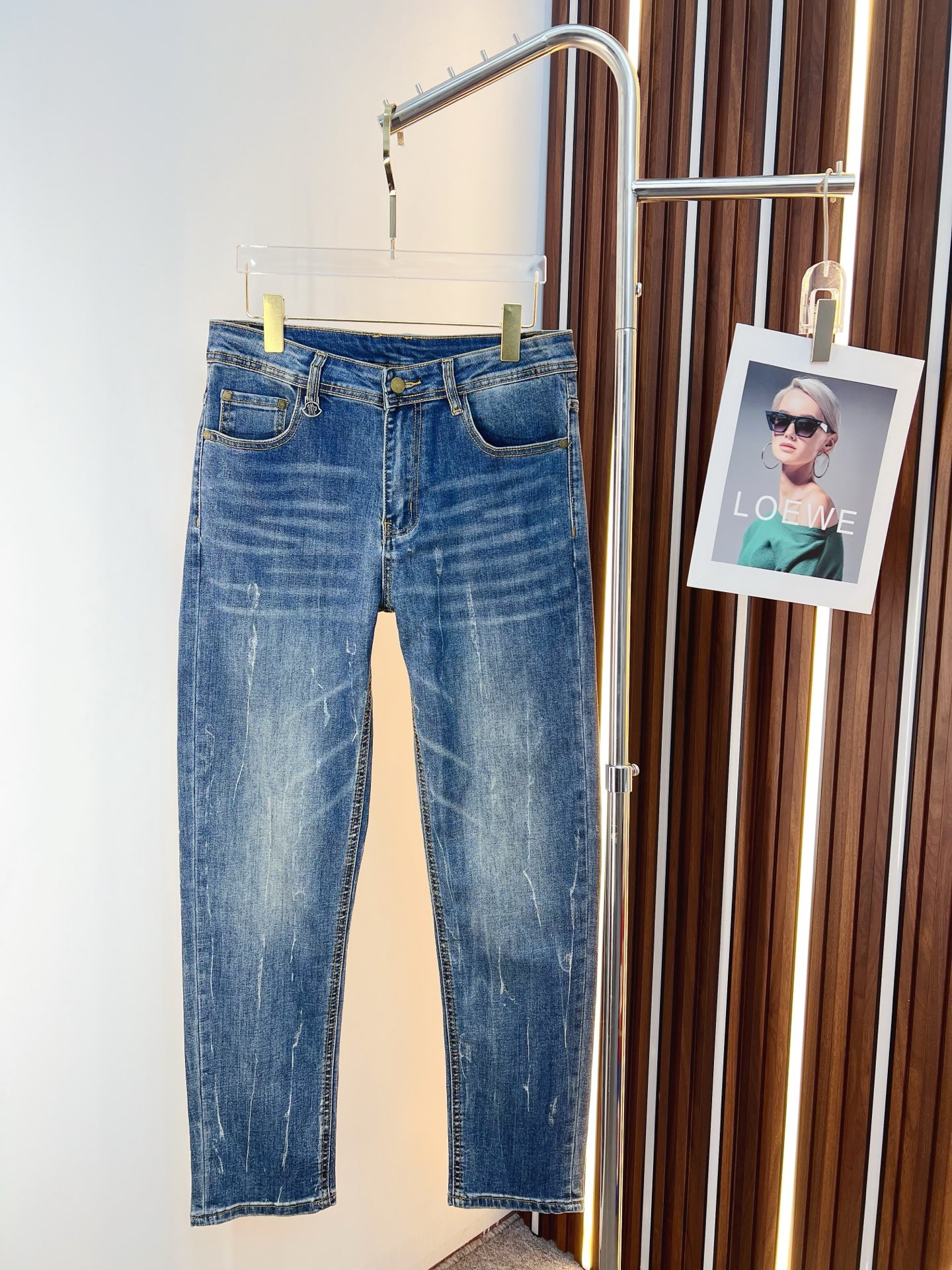 NO:685681,Men's denim jeans, official album and poster outfit!  High-grade imported denim raw color fabrics are supplied to customers, and the pure 13oz denim fabrics from Okayama, Japan are specially selected. Heavy-duty environmentally friendly plant enzyme washing process is used. The texture has a light retro color, which is quite beautiful and is very suitable for autumn and winter color matching. The fabric is soft and delicate after washing, but has strong bones and a slight stretch, providing an excellent comfortable experience. There is no damage from any technological elements throughout the body, retaining the purest tannin color!  The details throughout the body are perfect, exquisite and sophisticated. The latest leather label on the waist highlights the brand's characteristics. The hardware accessories, leather label and wiring all reflect the craftsmanship!  The silhouette is perfectly tailored and has excellent butt lift and slimming effect. It can be easily matched with any top in the wardrobe. It has wide compatibility and is suitable for various daily wear. The upper body is full of style. It is a must-have trousers for those who are obsessed with quality control and 1V!  Size 29-38 (not 35.37),,Moncler,jeans,19860909蒙口 男士丹宁牛仔裤,官宣画册海报穿搭款！ 客供高级进口的丹宁原色面料,特选日本冈山纯正13oz 盎司牛仔布料,重磅环保植物酵素水洗工艺,肌理有着淡淡的复古色彩,相当漂亮,极符合秋冬的配色,面料经过水洗后柔软细腻,但筋骨感极强,且略带弹力,提供了绝佳的舒适体验,通身无任何工艺元素破坏,保留了最纯粹的丹宁本色！通身细节完美如斯,精湛且考究,最新的腰部皮标彰显了品牌特质,五金配件、皮标、走线无不体现出匠心工艺！版型剪裁完美,提臀修身效果绝佳,可轻松横扫衣橱任何的上装搭配,兼容性广泛,满足于日常各种穿搭,上身型款十足,于品质控及1V迷控者必入型裤装！ 尺码29—38（没35.37）,,Moncler,jeans,,Men's clothing