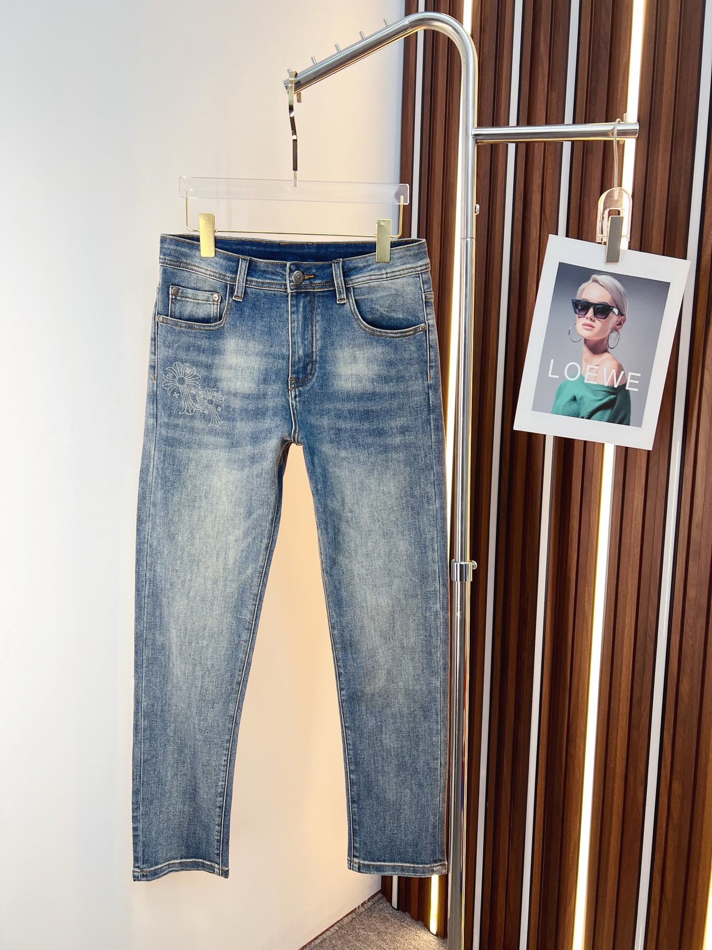 NO:685689,Croxin men's denim jeans, official album and poster wear style!  High-grade imported denim raw color fabrics are supplied to customers, and the pure 13oz denim fabrics from Okayama, Japan are specially selected. Heavy-duty environmentally friendly plant enzyme washing process is used. The texture has a light retro color, which is quite beautiful and is very suitable for autumn and winter color matching. The fabric is soft and delicate after washing, but has strong bones and a slight stretch, providing an excellent comfortable experience. There is no damage from any technological elements throughout the body, retaining the purest tannin color!  The details throughout the body are perfect, exquisite and sophisticated. The latest leather label on the waist highlights the brand's characteristics. The hardware accessories, leather label and wiring all reflect the craftsmanship!  The silhouette is perfectly tailored and has excellent butt lift and slimming effect. It can be easily matched with any top in the wardrobe. It has wide compatibility and is suitable for various daily wear. The upper body is full of style. It is a must-have trousers for those who are obsessed with quality control and 1V!  Sizes 29-38 (not 35.37),,chrome hearts,jeans,19860909克罗心 男士丹宁牛仔裤,官宣画册海报穿搭款！ 客供高级进口的丹宁原色面料,特选日本冈山纯正13oz 盎司牛仔布料,重磅环保植物酵素水洗工艺,肌理有着淡淡的复古色彩,相当漂亮,极符合秋冬的配色,面料经过水洗后柔软细腻,但筋骨感极强,且略带弹力,提供了绝佳的舒适体验,通身无任何工艺元素破坏,保留了最纯粹的丹宁本色！通身细节完美如斯,精湛且考究,最新的腰部皮标彰显了品牌特质,五金配件、皮标、走线无不体现出匠心工艺！版型剪裁完美,提臀修身效果绝佳,可轻松横扫衣橱任何的上装搭配,兼容性广泛,满足于日常各种穿搭,上身型款十足,于品质控及1V迷控者必入型裤装！ 尺码29—38（没35.37）,,chrome hearts,jeans,,Men's clothing