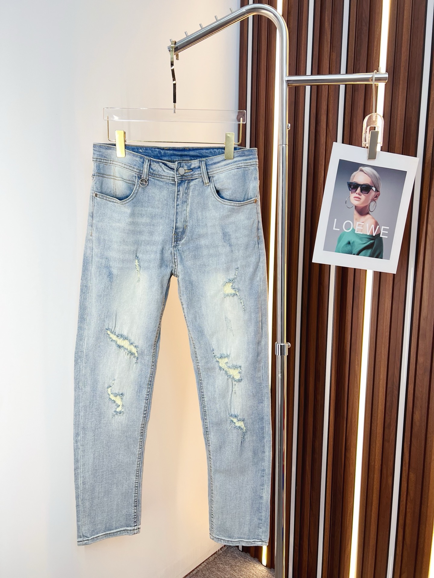 NO:685684,FENDI Fendi Men's Denim Jeans, Official Announcement Album and Poster Style!  High-grade imported denim raw color fabrics are supplied to customers, and the pure 13oz denim fabrics from Okayama, Japan are specially selected. Heavy-duty environmentally friendly plant enzyme washing process is used. The texture has a light retro color, which is quite beautiful and is very suitable for autumn and winter color matching. The fabric is soft and delicate after washing, but has strong bones and a slight stretch, providing an excellent comfortable experience. There is no damage from any technological elements throughout the body, retaining the purest tannin color!  The details throughout the body are perfect, exquisite and sophisticated. The latest leather label on the waist highlights the brand's characteristics. The hardware accessories, leather label and wiring all reflect the craftsmanship!  The silhouette is perfectly tailored and has excellent butt lift and slimming effect. It can be easily matched with any top in the wardrobe. It has wide compatibility and is suitable for various daily wear. The upper body is full of style. It is a must-have trousers for those who are obsessed with quality control and 1V!  Sizes 29-38 (not 35.37),,fendi,fendi,jeans,19860909FENDI 芬迪 男士丹宁牛仔裤,官宣画册海报穿搭款！ 客供高级进口的丹宁原色面料,特选日本冈山纯正13oz 盎司牛仔布料,重磅环保植物酵素水洗工艺,肌理有着淡淡的复古色彩,相当漂亮,极符合秋冬的配色,面料经过水洗后柔软细腻,但筋骨感极强,且略带弹力,提供了绝佳的舒适体验,通身无任何工艺元素破坏,保留了最纯粹的丹宁本色！通身细节完美如斯,精湛且考究,最新的腰部皮标彰显了品牌特质,五金配件、皮标、走线无不体现出匠心工艺！版型剪裁完美,提臀修身效果绝佳,可轻松横扫衣橱任何的上装搭配,兼容性广泛,满足于日常各种穿搭,上身型款十足,于品质控及1V迷控者必入型裤装！ 尺码29—38（没35.37）,,fendi,fendi,jeans,,Men's clothing