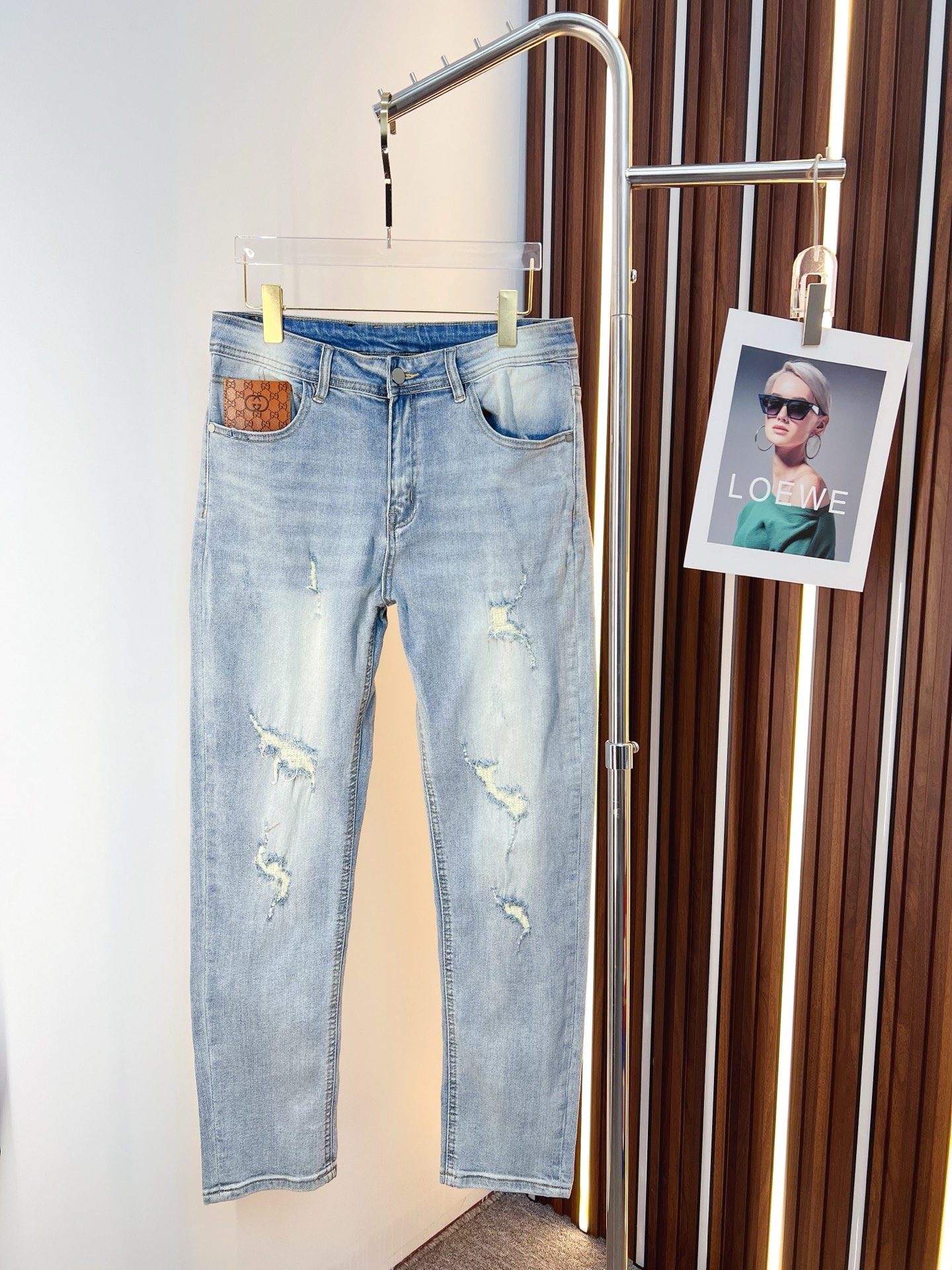 NO:645863,GUCCI men's denim jeans, official album and poster outfit style!  High-grade imported denim raw color fabrics are supplied to customers, and the pure 13oz denim fabrics from Okayama, Japan are specially selected. Heavy-duty environmentally friendly plant enzyme washing process is used. The texture has a light retro color, which is quite beautiful and is very suitable for autumn and winter color matching. The fabric is soft and delicate after washing, but has strong bones and a slight stretch, providing an excellent comfortable experience. There is no damage from any technological elements throughout the body, retaining the purest tannin color!  The details throughout the body are perfect, exquisite and sophisticated. The latest leather label on the waist highlights the brand's characteristics. The hardware accessories, leather label and wiring all reflect the craftsmanship!  The silhouette is perfectly tailored and has excellent butt lift and slimming effect. It can be easily matched with any top in the wardrobe. It has wide compatibility and is suitable for various daily wear. The upper body is full of style. It is a must-have trousers for those who are obsessed with quality control and 1V!  Size 29-38 (not 35.37),,gucci,jeans,alexander wang19860909GUCCI 古奇 男士丹宁牛仔裤,官宣画册海报穿搭款！ 客供高级进口的丹宁原色面料,特选日本冈山纯正13oz 盎司牛仔布料,重磅环保植物酵素水洗工艺,肌理有着淡淡的复古色彩,相当漂亮,极符合秋冬的配色,面料经过水洗后柔软细腻,但筋骨感极强,且略带弹力,提供了绝佳的舒适体验,通身无任何工艺元素破坏,保留了最纯粹的丹宁本色！通身细节完美如斯,精湛且考究,最新的腰部皮标彰显了品牌特质,五金配件、皮标、走线无不体现出匠心工艺！版型剪裁完美,提臀修身效果绝佳,可轻松横扫衣橱任何的上装搭配,兼容性广泛,满足于日常各种穿搭,上身型款十足,于品质控及1V迷控者必入型裤装！ 尺码29—38（没35.37）,,gucci,jeans,alexander wang,Men's clothing