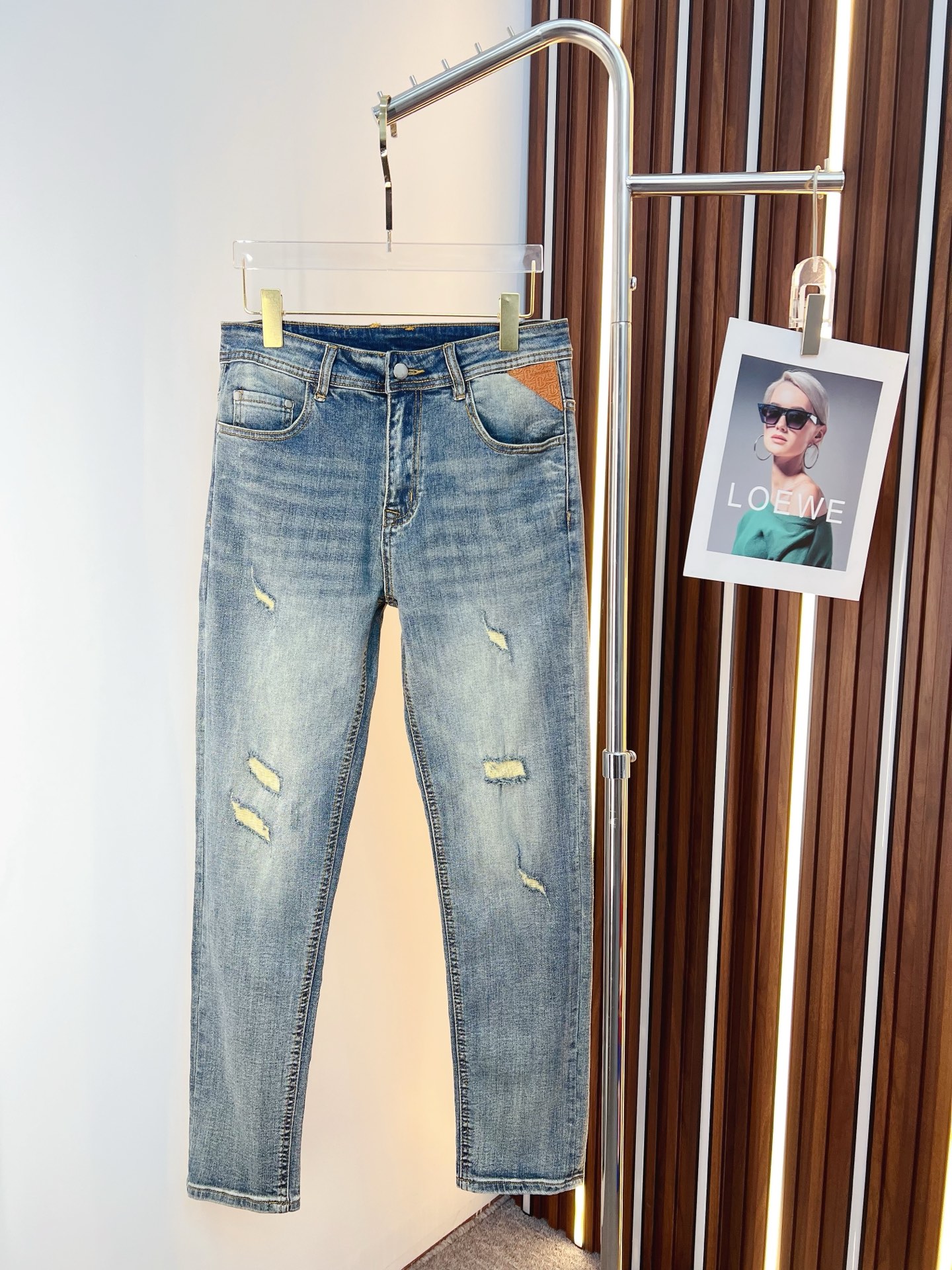 NO:645859,Burberry men's denim jeans, official album and poster outfit style!  High-grade imported denim raw color fabrics are supplied to customers, and the pure 13oz denim fabrics from Okayama, Japan are specially selected. Heavy-duty environmentally friendly plant enzyme washing process is used. The texture has a light retro color, which is quite beautiful and is very suitable for autumn and winter color matching. The fabric is soft and delicate after washing, but has strong bones and a slight stretch, providing an excellent comfortable experience. There is no damage from any technological elements throughout the body, retaining the purest tannin color!  The details throughout the body are perfect, exquisite and sophisticated. The latest leather label on the waist highlights the brand's characteristics. The hardware accessories, leather label and wiring all reflect the craftsmanship!  The silhouette is perfectly tailored and has excellent butt lift and slimming effect. It can be easily matched with any top in the wardrobe. It has wide compatibility and is suitable for various daily wear. The upper body is full of style. It is a must-have trousers for those who are obsessed with quality control and 1V!  Size 29-38 (not 35.37),,burberry,burberry,jeans,alexander wang19860909Burberry 巴宝莉 男士丹宁牛仔裤,官宣画册海报穿搭款！ 客供高级进口的丹宁原色面料,特选日本冈山纯正13oz 盎司牛仔布料,重磅环保植物酵素水洗工艺,肌理有着淡淡的复古色彩,相当漂亮,极符合秋冬的配色,面料经过水洗后柔软细腻,但筋骨感极强,且略带弹力,提供了绝佳的舒适体验,通身无任何工艺元素破坏,保留了最纯粹的丹宁本色！通身细节完美如斯,精湛且考究,最新的腰部皮标彰显了品牌特质,五金配件、皮标、走线无不体现出匠心工艺！版型剪裁完美,提臀修身效果绝佳,可轻松横扫衣橱任何的上装搭配,兼容性广泛,满足于日常各种穿搭,上身型款十足,于品质控及1V迷控者必入型裤装！ 尺码29—38（没35.37）,,burberry,burberry,jeans,alexander wang,Men's clothing