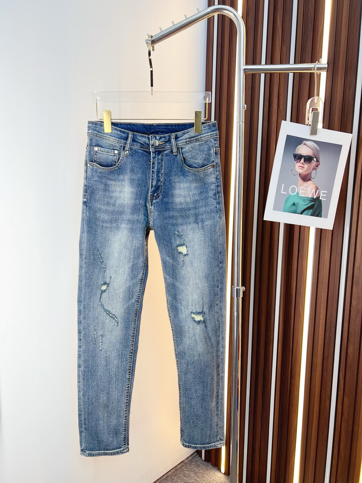 NO:645850,LP men's denim jeans, official album and poster outfit!  High-grade imported denim raw color fabrics are supplied to customers, and the pure 13oz denim fabrics from Okayama, Japan are specially selected. Heavy-duty environmentally friendly plant enzyme washing process is used. The texture has a light retro color, which is quite beautiful and is very suitable for autumn and winter color matching. The fabric is soft and delicate after washing, but has strong bones and a slight stretch, providing an excellent comfortable experience. There is no damage from any technological elements throughout the body, retaining the purest tannin color!  The details throughout the body are perfect, exquisite and sophisticated. The latest leather label on the waist highlights the brand's characteristics. The hardware accessories, leather label and wiring all reflect the craftsmanship!  The silhouette is perfectly tailored and has excellent butt lift and slimming effect. It can be easily matched with any top in the wardrobe. It has wide compatibility and is suitable for various daily wear. The upper body is full of style. It is a must-have trousers for those who are obsessed with quality control and 1V!  Size 29-38 (not 35.37),,loro piana,jeans,alexander wang19860909LP 男士丹宁牛仔裤,官宣画册海报穿搭款！ 客供高级进口的丹宁原色面料,特选日本冈山纯正13oz 盎司牛仔布料,重磅环保植物酵素水洗工艺,肌理有着淡淡的复古色彩,相当漂亮,极符合秋冬的配色,面料经过水洗后柔软细腻,但筋骨感极强,且略带弹力,提供了绝佳的舒适体验,通身无任何工艺元素破坏,保留了最纯粹的丹宁本色！通身细节完美如斯,精湛且考究,最新的腰部皮标彰显了品牌特质,五金配件、皮标、走线无不体现出匠心工艺！版型剪裁完美,提臀修身效果绝佳,可轻松横扫衣橱任何的上装搭配,兼容性广泛,满足于日常各种穿搭,上身型款十足,于品质控及1V迷控者必入型裤装！ 尺码29—38（没35.37）,,loro piana,jeans,alexander wang,Men's clothing