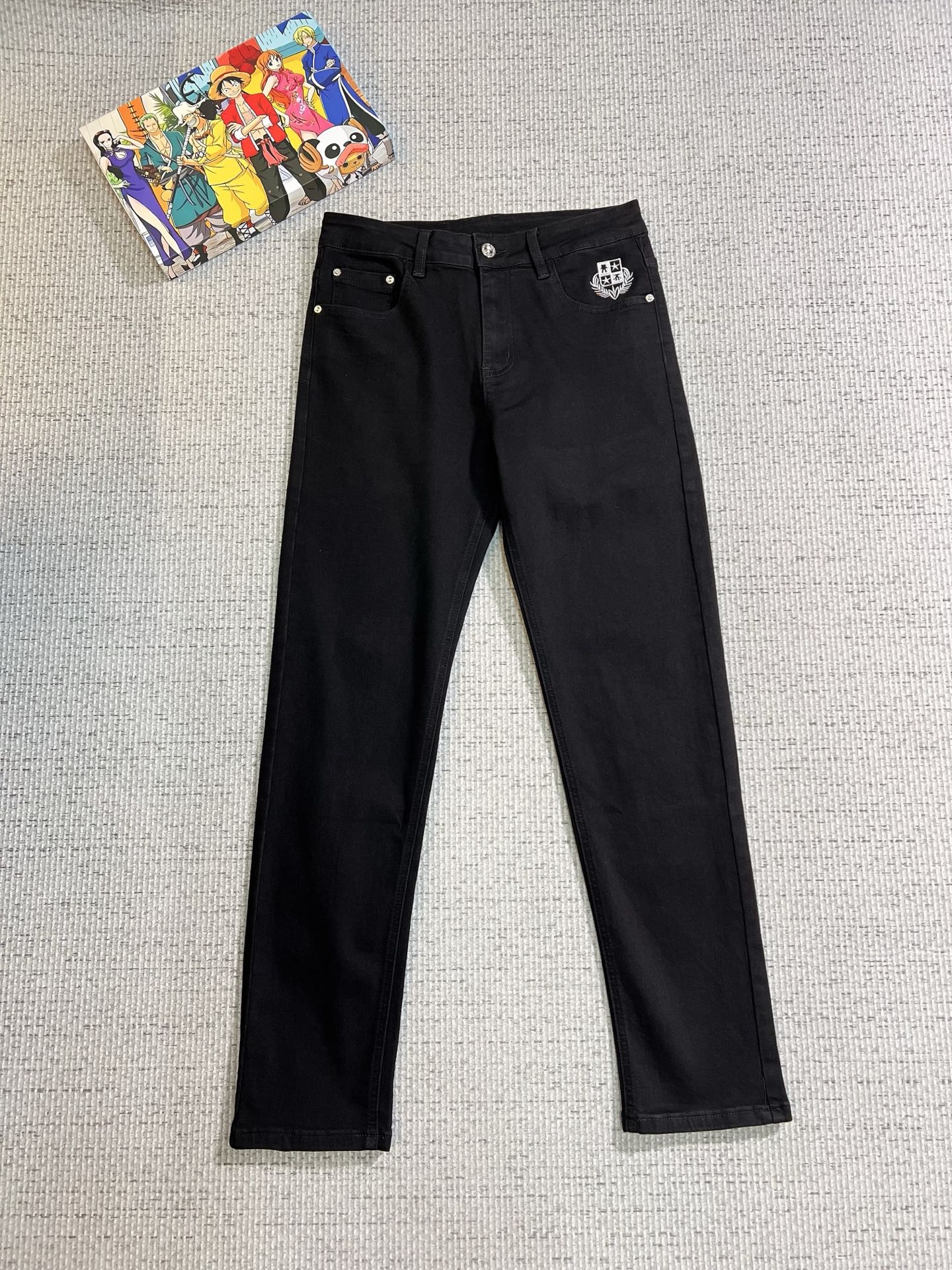 NO:623755,LP men's denim jeans, official album and poster outfit!  High-grade imported denim raw color fabrics are supplied to customers, and the pure 13oz denim fabrics from Okayama, Japan are specially selected. Heavy-duty environmentally friendly plant enzyme washing process is used. The texture has a light retro color, which is quite beautiful and is very suitable for autumn and winter color matching. The fabric is soft and delicate after washing, but has strong bones and a slight stretch, providing an excellent comfortable experience. There is no damage from any technological elements throughout the body, retaining the purest tannin color!  The details throughout the body are perfect, exquisite and sophisticated. The latest leather label on the waist highlights the brand's characteristics. The hardware accessories, leather label and wiring all reflect the craftsmanship!  The silhouette is perfectly tailored and has excellent butt lift and slimming effect. It can be easily matched with any top in the wardrobe. It has wide compatibility and is suitable for various daily wear. The upper body is full of style. It is a must-have trousers for those who are obsessed with quality control and 1V!  Size 29-38 (not 35.37),,loro piana,jeans,alexander wang19860909LP 男士丹宁牛仔裤,官宣画册海报穿搭款！ 客供高级进口的丹宁原色面料,特选日本冈山纯正13oz 盎司牛仔布料,重磅环保植物酵素水洗工艺,肌理有着淡淡的复古色彩,相当漂亮,极符合秋冬的配色,面料经过水洗后柔软细腻,但筋骨感极强,且略带弹力,提供了绝佳的舒适体验,通身无任何工艺元素破坏,保留了最纯粹的丹宁本色！通身细节完美如斯,精湛且考究,最新的腰部皮标彰显了品牌特质,五金配件、皮标、走线无不体现出匠心工艺！版型剪裁完美,提臀修身效果绝佳,可轻松横扫衣橱任何的上装搭配,兼容性广泛,满足于日常各种穿搭,上身型款十足,于品质控及1V迷控者必入型裤装！ 尺码29—38（没35.37）,,loro piana,jeans,alexander wang,Men's clothing