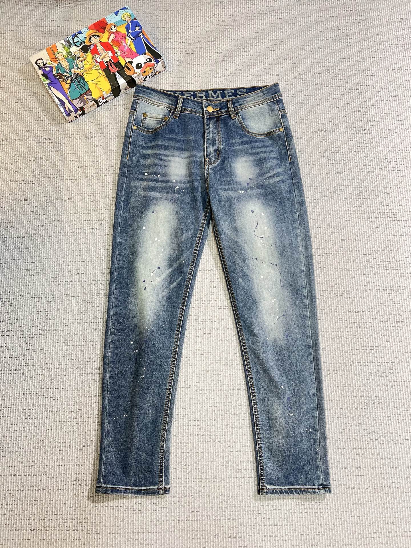 NO:623749,Hermès men's denim jeans, official album and poster outfit style!  High-grade imported denim raw color fabrics are supplied to customers, and the pure 13oz denim fabrics from Okayama, Japan are specially selected. Heavy-duty environmentally friendly plant enzyme washing process is used. The texture has a light retro color, which is quite beautiful and is very suitable for autumn and winter color matching. The fabric is soft and delicate after washing, but has strong bones and a slight stretch, providing an excellent comfortable experience. There is no damage from any technological elements throughout the body, retaining the purest tannin color!  The details throughout the body are perfect, exquisite and sophisticated. The latest leather label on the waist highlights the brand's characteristics. The hardware accessories, leather label and wiring all reflect the craftsmanship!  The silhouette is perfectly tailored and has excellent butt lift and slimming effect. It can be easily matched with any top in the wardrobe. It has wide compatibility and is suitable for various daily wear. The upper body is full of style. It is a must-have trousers for those who are obsessed with quality control and 1V!  Size 29-38 (not 35.37),,hermes,jeans,alexander wang19860909爱马仕 男士丹宁牛仔裤,官宣画册海报穿搭款！ 客供高级进口的丹宁原色面料,特选日本冈山纯正13oz 盎司牛仔布料,重磅环保植物酵素水洗工艺,肌理有着淡淡的复古色彩,相当漂亮,极符合秋冬的配色,面料经过水洗后柔软细腻,但筋骨感极强,且略带弹力,提供了绝佳的舒适体验,通身无任何工艺元素破坏,保留了最纯粹的丹宁本色！通身细节完美如斯,精湛且考究,最新的腰部皮标彰显了品牌特质,五金配件、皮标、走线无不体现出匠心工艺！版型剪裁完美,提臀修身效果绝佳,可轻松横扫衣橱任何的上装搭配,兼容性广泛,满足于日常各种穿搭,上身型款十足,于品质控及1V迷控者必入型裤装！ 尺码29—38（没35.37）,,hermes,jeans,alexander wang,Men's clothing