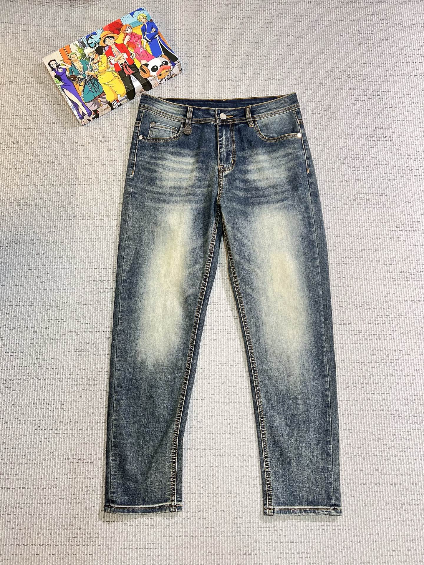 NO:623743,DG men's denim jeans, official album and poster outfit style!  High-grade imported denim raw color fabrics are supplied to customers, and the pure 13oz denim fabrics from Okayama, Japan are specially selected. Heavy-duty environmentally friendly plant enzyme washing process is used. The texture has a light retro color, which is quite beautiful and is very suitable for autumn and winter color matching. The fabric is soft and delicate after washing, but has strong bones and a slight stretch, providing an excellent comfortable experience. There is no damage from any technological elements throughout the body, retaining the purest tannin color!  The details throughout the body are perfect, exquisite and sophisticated. The latest leather label on the waist highlights the brand's characteristics. The hardware accessories, leather label and wiring all reflect the craftsmanship!  The silhouette is perfectly tailored and has excellent butt lift and slimming effect. It can be easily matched with any top in the wardrobe. It has wide compatibility and is suitable for various daily wear. The upper body is full of style. It is a must-have trousers for those who are obsessed with quality control and 1V!  Size 29-38 (not 35.37),,jeans,alexander wang19860909DG 男士丹宁牛仔裤,官宣画册海报穿搭款！ 客供高级进口的丹宁原色面料,特选日本冈山纯正13oz 盎司牛仔布料,重磅环保植物酵素水洗工艺,肌理有着淡淡的复古色彩,相当漂亮,极符合秋冬的配色,面料经过水洗后柔软细腻,但筋骨感极强,且略带弹力,提供了绝佳的舒适体验,通身无任何工艺元素破坏,保留了最纯粹的丹宁本色！通身细节完美如斯,精湛且考究,最新的腰部皮标彰显了品牌特质,五金配件、皮标、走线无不体现出匠心工艺！版型剪裁完美,提臀修身效果绝佳,可轻松横扫衣橱任何的上装搭配,兼容性广泛,满足于日常各种穿搭,上身型款十足,于品质控及1V迷控者必入型裤装！ 尺码29—38（没35.37）,,jeans,alexander wang,Men's clothing