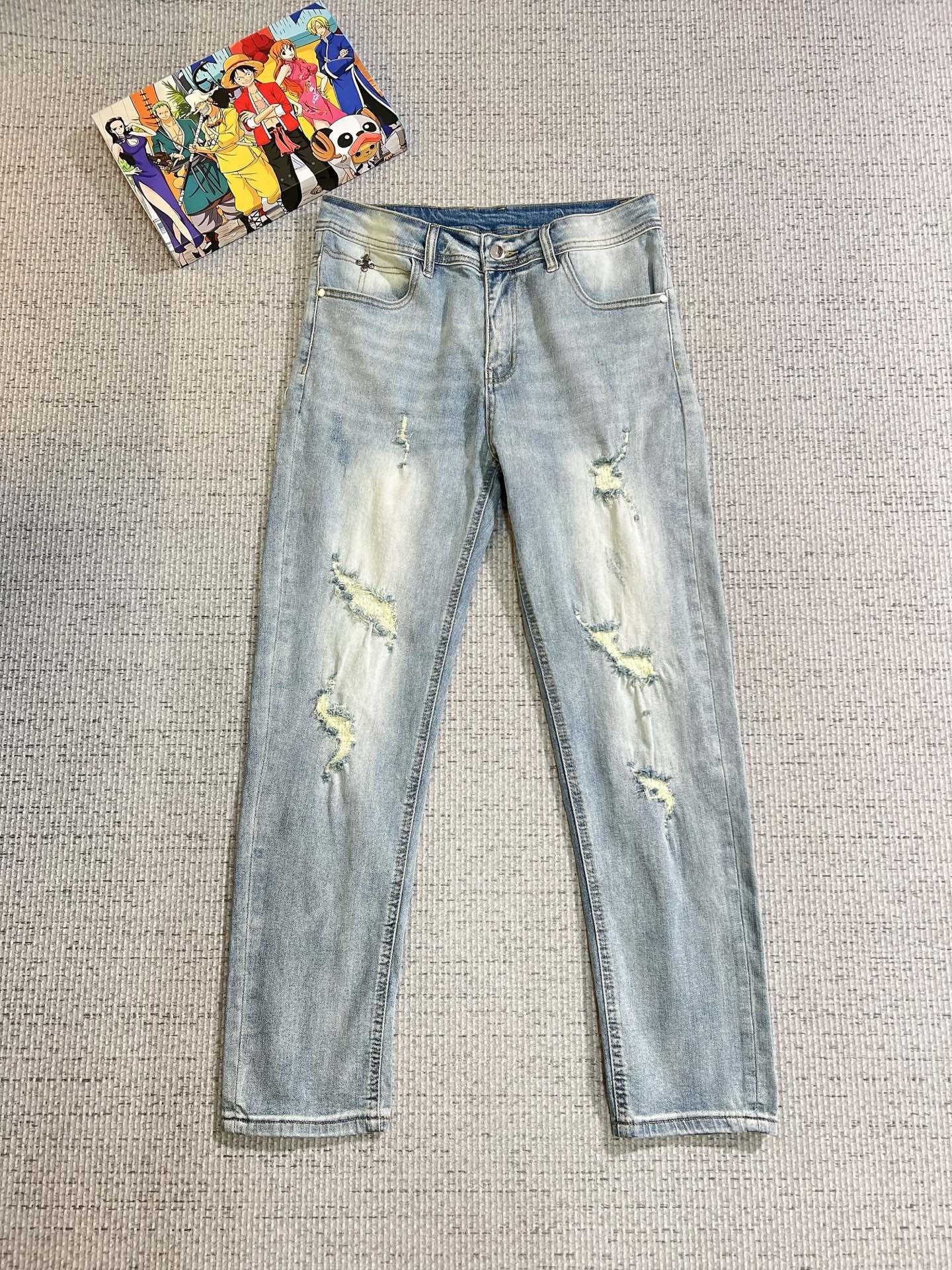 NO:623761,Croxin men's denim jeans, official album and poster wear style!  High-grade imported denim raw color fabrics are supplied to customers, and the pure 13oz denim fabrics from Okayama, Japan are specially selected. Heavy-duty environmentally friendly plant enzyme washing process is used. The texture has a light retro color, which is quite beautiful and is very suitable for autumn and winter color matching. The fabric is soft and delicate after washing, but has strong bones and a slight stretch, providing an excellent comfortable experience. There is no damage from any technological elements throughout the body, retaining the purest tannin color!  The details throughout the body are perfect, exquisite and sophisticated. The latest leather label on the waist highlights the brand's characteristics. The hardware accessories, leather label and wiring all reflect the craftsmanship!  The silhouette is perfectly tailored and has excellent butt lift and slimming effect. It can be easily matched with any top in the wardrobe. It has wide compatibility and is suitable for various daily wear. The upper body is full of style. It is a must-have trousers for those who are obsessed with quality control and 1V!  Size 29-38 (not 35.37),,chrome hearts,jeans,alexander wang19860909克罗心 男士丹宁牛仔裤,官宣画册海报穿搭款！ 客供高级进口的丹宁原色面料,特选日本冈山纯正13oz 盎司牛仔布料,重磅环保植物酵素水洗工艺,肌理有着淡淡的复古色彩,相当漂亮,极符合秋冬的配色,面料经过水洗后柔软细腻,但筋骨感极强,且略带弹力,提供了绝佳的舒适体验,通身无任何工艺元素破坏,保留了最纯粹的丹宁本色！通身细节完美如斯,精湛且考究,最新的腰部皮标彰显了品牌特质,五金配件、皮标、走线无不体现出匠心工艺！版型剪裁完美,提臀修身效果绝佳,可轻松横扫衣橱任何的上装搭配,兼容性广泛,满足于日常各种穿搭,上身型款十足,于品质控及1V迷控者必入型裤装！ 尺码29—38（没35.37）,,chrome hearts,jeans,alexander wang,Men's clothing