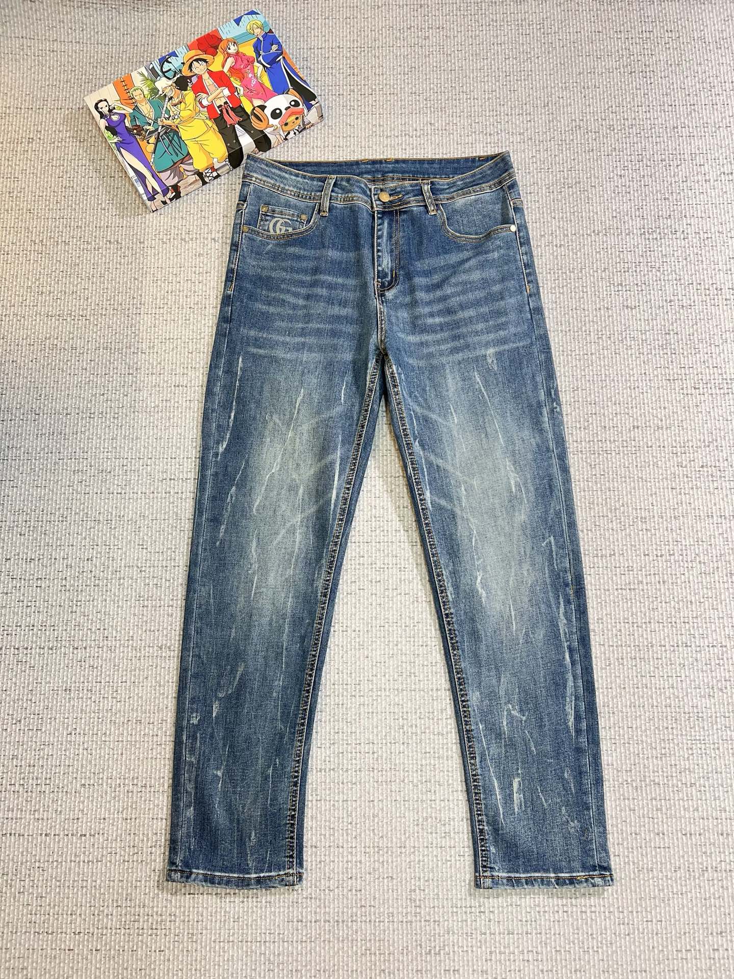 NO:623737,GUCCI men's denim jeans, official album and poster outfit style!  High-grade imported denim raw color fabrics are supplied to customers, and the pure 13oz denim fabrics from Okayama, Japan are specially selected. Heavy-duty environmentally friendly plant enzyme washing process is used. The texture has a light retro color, which is quite beautiful and is very suitable for autumn and winter color matching. The fabric is soft and delicate after washing, but has strong bones and a slight stretch, providing an excellent comfortable experience. There is no damage from any technological elements throughout the body, retaining the purest tannin color!  The details throughout the body are perfect, exquisite and sophisticated. The latest leather label on the waist highlights the brand's characteristics. The hardware accessories, leather label and wiring all reflect the craftsmanship!  The silhouette is perfectly tailored and has excellent butt lift and slimming effect. It can be easily matched with any top in the wardrobe. It has wide compatibility and is suitable for various daily wear. The upper body is full of style. It is a must-have trousers for those who are obsessed with quality control and 1V!  Size 29-38 (not 35.37),,gucci,jeans,alexander wang19860909GUCCI 古奇 男士丹宁牛仔裤,官宣画册海报穿搭款！ 客供高级进口的丹宁原色面料,特选日本冈山纯正13oz 盎司牛仔布料,重磅环保植物酵素水洗工艺,肌理有着淡淡的复古色彩,相当漂亮,极符合秋冬的配色,面料经过水洗后柔软细腻,但筋骨感极强,且略带弹力,提供了绝佳的舒适体验,通身无任何工艺元素破坏,保留了最纯粹的丹宁本色！通身细节完美如斯,精湛且考究,最新的腰部皮标彰显了品牌特质,五金配件、皮标、走线无不体现出匠心工艺！版型剪裁完美,提臀修身效果绝佳,可轻松横扫衣橱任何的上装搭配,兼容性广泛,满足于日常各种穿搭,上身型款十足,于品质控及1V迷控者必入型裤装！ 尺码29—38（没35.37）,,gucci,jeans,alexander wang,Men's clothing