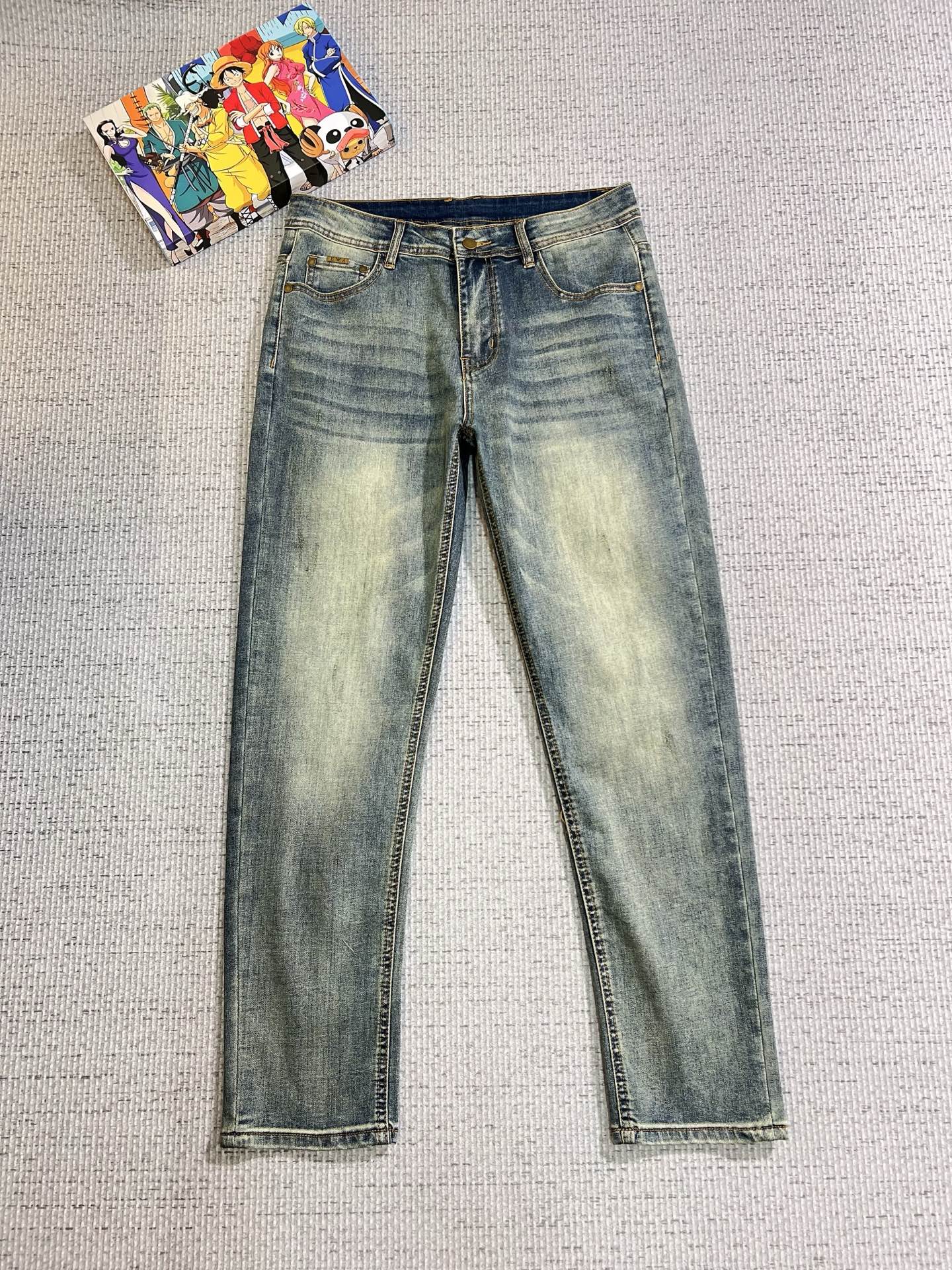 NO:623731,Armani Armani men's denim jeans, official album and poster wear style!  High-grade imported denim raw color fabrics are supplied to customers, and the pure 13oz denim fabrics from Okayama, Japan are specially selected. Heavy-duty environmentally friendly plant enzyme washing process is used. The texture has a light retro color, which is quite beautiful and is very suitable for autumn and winter color matching. The fabric is soft and delicate after washing, but has strong bones and a slight stretch, providing an excellent comfortable experience. There is no damage from any technological elements throughout the body, retaining the purest tannin color!  The details throughout the body are perfect, exquisite and sophisticated. The latest leather label on the waist highlights the brand's characteristics. The hardware accessories, leather label and wiring all reflect the craftsmanship!  The silhouette is perfectly tailored and has excellent butt lift and slimming effect. It can be easily matched with any top in the wardrobe. It has wide compatibility and is suitable for various daily wear. The upper body is full of style. It is a must-have trousers for those who are obsessed with quality control and 1V!  Size 29-38 (not 35.37),,armani,armani,jeans,alexander wang19860909Armani 阿玛尼 男士丹宁牛仔裤,官宣画册海报穿搭款！ 客供高级进口的丹宁原色面料,特选日本冈山纯正13oz 盎司牛仔布料,重磅环保植物酵素水洗工艺,肌理有着淡淡的复古色彩,相当漂亮,极符合秋冬的配色,面料经过水洗后柔软细腻,但筋骨感极强,且略带弹力,提供了绝佳的舒适体验,通身无任何工艺元素破坏,保留了最纯粹的丹宁本色！通身细节完美如斯,精湛且考究,最新的腰部皮标彰显了品牌特质,五金配件、皮标、走线无不体现出匠心工艺！版型剪裁完美,提臀修身效果绝佳,可轻松横扫衣橱任何的上装搭配,兼容性广泛,满足于日常各种穿搭,上身型款十足,于品质控及1V迷控者必入型裤装！ 尺码29—38（没35.37）,,armani,armani,jeans,alexander wang,Men's clothing