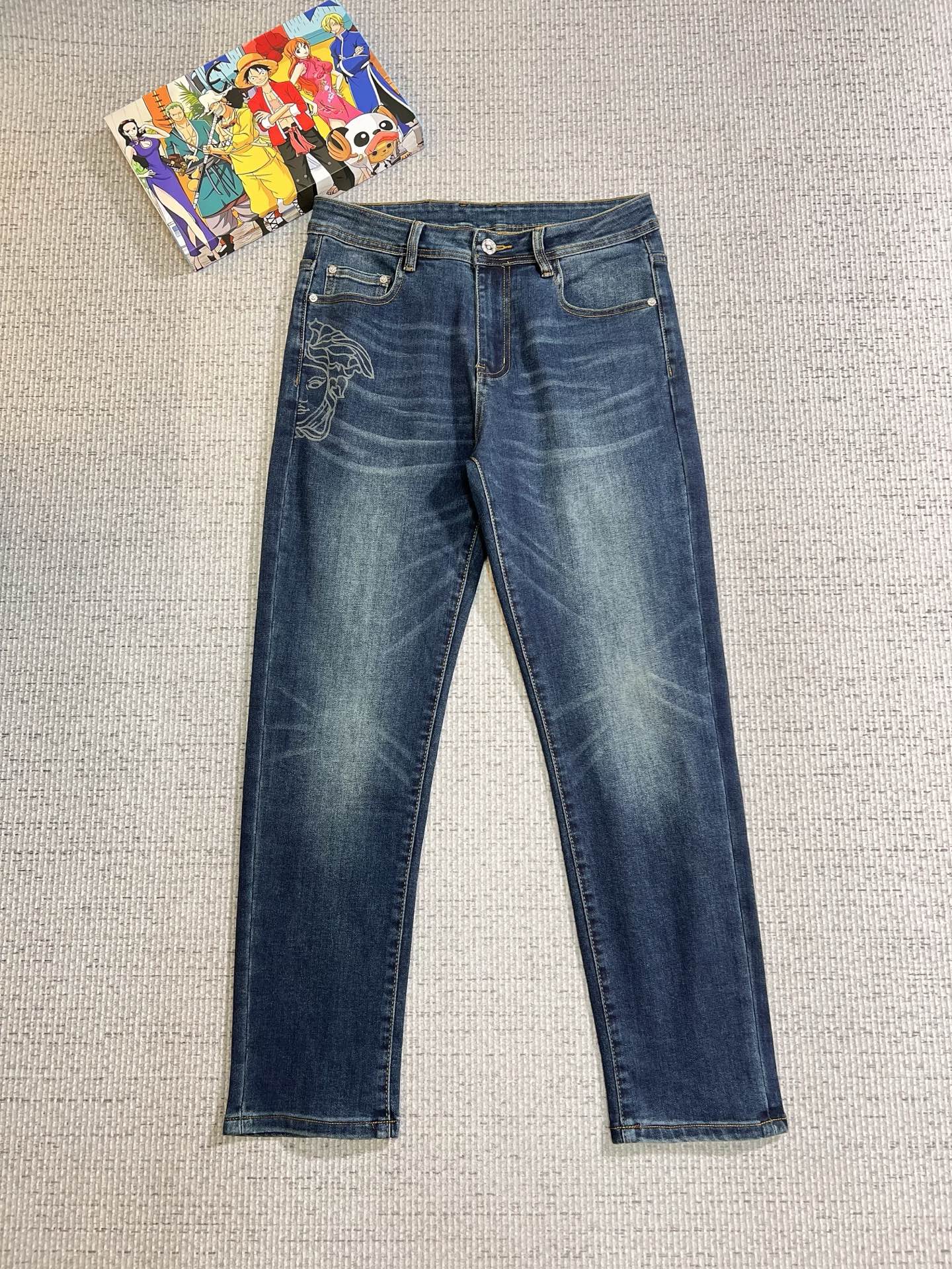 NO:623725,Versace men's denim jeans, official album and poster style!  High-grade imported denim raw color fabrics are supplied to customers, and the pure 13oz denim fabrics from Okayama, Japan are specially selected. Heavy-duty environmentally friendly plant enzyme washing process is used. The texture has a light retro color, which is quite beautiful and is very suitable for autumn and winter color matching. The fabric is soft and delicate after washing, but has strong bones and a slight stretch, providing an excellent comfortable experience. There is no damage from any technological elements throughout the body, retaining the purest tannin color!  The details throughout the body are perfect, exquisite and sophisticated. The latest leather label on the waist highlights the brand's characteristics. The hardware accessories, leather label and wiring all reflect the craftsmanship!  The silhouette is perfectly tailored and has excellent butt lift and slimming effect. It can be easily matched with any top in the wardrobe. It has wide compatibility and is suitable for various daily wear. The upper body is full of style. It is a must-have trousers for those who are obsessed with quality control and 1V!  Size 29-38 (not 35.37),,versace,jeans,alexander wang19860909范思哲 男士丹宁牛仔裤,官宣画册海报穿搭款！ 客供高级进口的丹宁原色面料,特选日本冈山纯正13oz 盎司牛仔布料,重磅环保植物酵素水洗工艺,肌理有着淡淡的复古色彩,相当漂亮,极符合秋冬的配色,面料经过水洗后柔软细腻,但筋骨感极强,且略带弹力,提供了绝佳的舒适体验,通身无任何工艺元素破坏,保留了最纯粹的丹宁本色！通身细节完美如斯,精湛且考究,最新的腰部皮标彰显了品牌特质,五金配件、皮标、走线无不体现出匠心工艺！版型剪裁完美,提臀修身效果绝佳,可轻松横扫衣橱任何的上装搭配,兼容性广泛,满足于日常各种穿搭,上身型款十足,于品质控及1V迷控者必入型裤装！ 尺码29—38（没35.37）,,versace,jeans,alexander wang,Men's clothing
