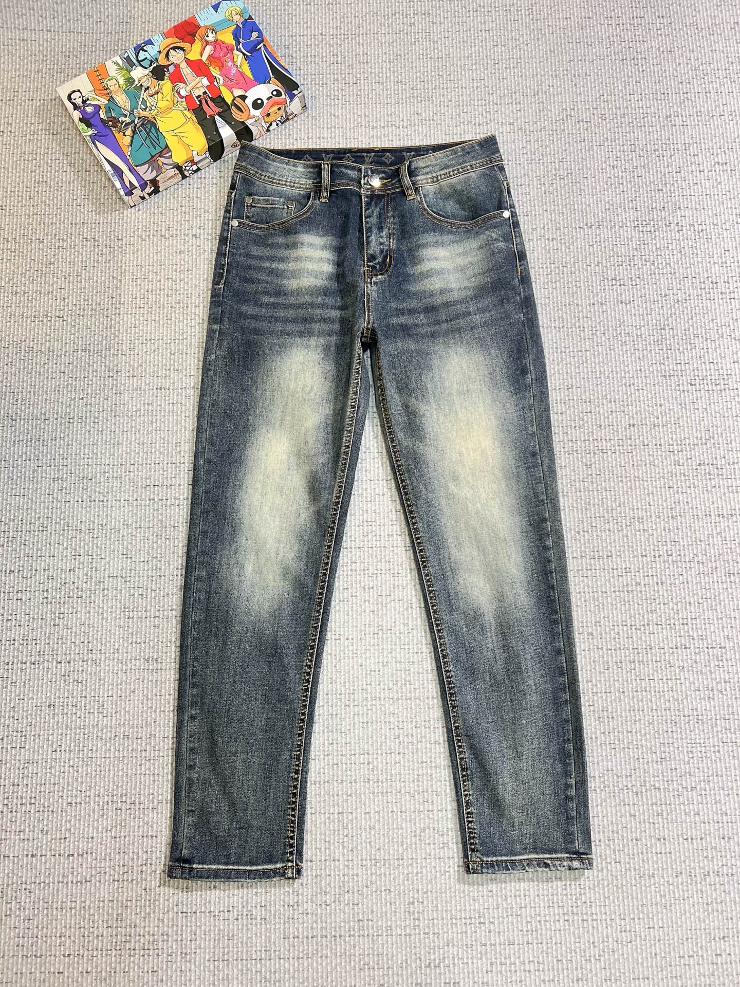 NO:623720,LV men's denim jeans, official album and poster outfit style!  High-grade imported denim raw color fabrics are supplied to customers, and the pure 13oz denim fabrics from Okayama, Japan are specially selected. Heavy-duty environmentally friendly plant enzyme washing process is used. The texture has a light retro color, which is quite beautiful and is very suitable for autumn and winter color matching. The fabric is soft and delicate after washing, but has strong bones and a slight stretch, providing an excellent comfortable experience. There is no damage from any technological elements throughout the body, retaining the purest tannin color!  The details throughout the body are perfect, exquisite and sophisticated. The latest leather label on the waist highlights the brand's characteristics. The hardware accessories, leather label and wiring all reflect the craftsmanship!  The silhouette is perfectly tailored and has excellent butt lift and slimming effect. It can be easily matched with any top in the wardrobe. It has wide compatibility and is suitable for various daily wear. The upper body is full of style. It is a must-have trousers for those who are obsessed with quality control and 1V!  Size 29-38 (not 35.37),,louis vuitton,jeans,alexander wang19860909LV 男士丹宁牛仔裤,官宣画册海报穿搭款！ 客供高级进口的丹宁原色面料,特选日本冈山纯正13oz 盎司牛仔布料,重磅环保植物酵素水洗工艺,肌理有着淡淡的复古色彩,相当漂亮,极符合秋冬的配色,面料经过水洗后柔软细腻,但筋骨感极强,且略带弹力,提供了绝佳的舒适体验,通身无任何工艺元素破坏,保留了最纯粹的丹宁本色！通身细节完美如斯,精湛且考究,最新的腰部皮标彰显了品牌特质,五金配件、皮标、走线无不体现出匠心工艺！版型剪裁完美,提臀修身效果绝佳,可轻松横扫衣橱任何的上装搭配,兼容性广泛,满足于日常各种穿搭,上身型款十足,于品质控及1V迷控者必入型裤装！ 尺码29—38（没35.37）,,louis vuitton,jeans,alexander wang,Men's clothing