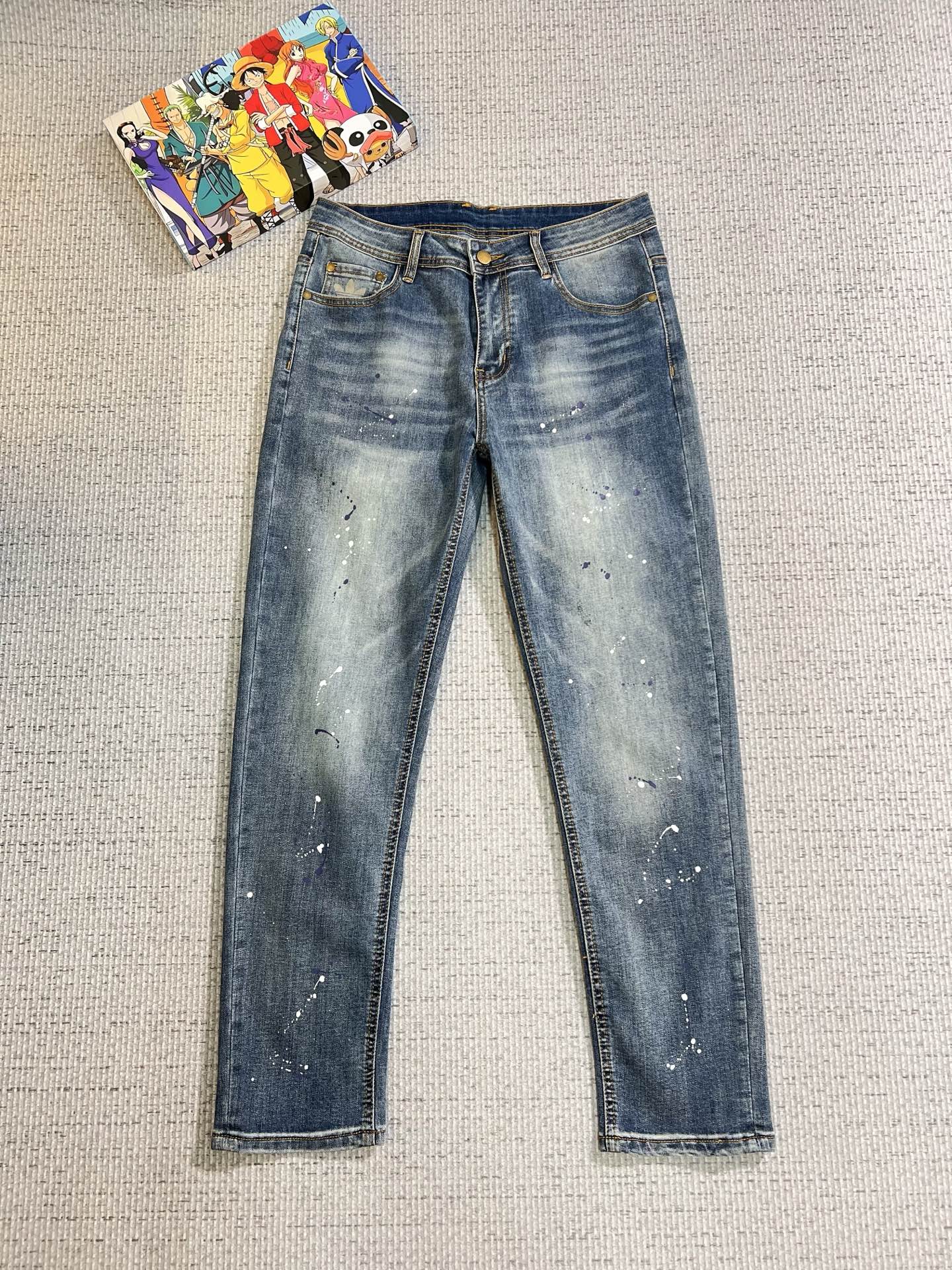 NO:623714,GUCCI men's denim jeans, official album and poster outfit style!  High-grade imported denim raw color fabrics are supplied to customers, and the pure 13oz denim fabrics from Okayama, Japan are specially selected. Heavy-duty environmentally friendly plant enzyme washing process is used. The texture has a light retro color, which is quite beautiful and is very suitable for autumn and winter color matching. The fabric is soft and delicate after washing, but has strong bones and a slight stretch, providing an excellent comfortable experience. There is no damage from any technological elements throughout the body, retaining the purest tannin color!  The details throughout the body are perfect, exquisite and sophisticated. The latest leather label on the waist highlights the brand's characteristics. The hardware accessories, leather label and wiring all reflect the craftsmanship!  The silhouette is perfectly tailored and has excellent butt lift and slimming effect. It can be easily matched with any top in the wardrobe. It has wide compatibility and is suitable for various daily wear. The upper body is full of style. It is a must-have trousers for those who are obsessed with quality control and 1V!  Size 29-38 (not 35.37),,gucci,jeans,alexander wang19860909GUCCI 古奇 男士丹宁牛仔裤,官宣画册海报穿搭款！ 客供高级进口的丹宁原色面料,特选日本冈山纯正13oz 盎司牛仔布料,重磅环保植物酵素水洗工艺,肌理有着淡淡的复古色彩,相当漂亮,极符合秋冬的配色,面料经过水洗后柔软细腻,但筋骨感极强,且略带弹力,提供了绝佳的舒适体验,通身无任何工艺元素破坏,保留了最纯粹的丹宁本色！通身细节完美如斯,精湛且考究,最新的腰部皮标彰显了品牌特质,五金配件、皮标、走线无不体现出匠心工艺！版型剪裁完美,提臀修身效果绝佳,可轻松横扫衣橱任何的上装搭配,兼容性广泛,满足于日常各种穿搭,上身型款十足,于品质控及1V迷控者必入型裤装！ 尺码29—38（没35.37）,,gucci,jeans,alexander wang,Men's clothing