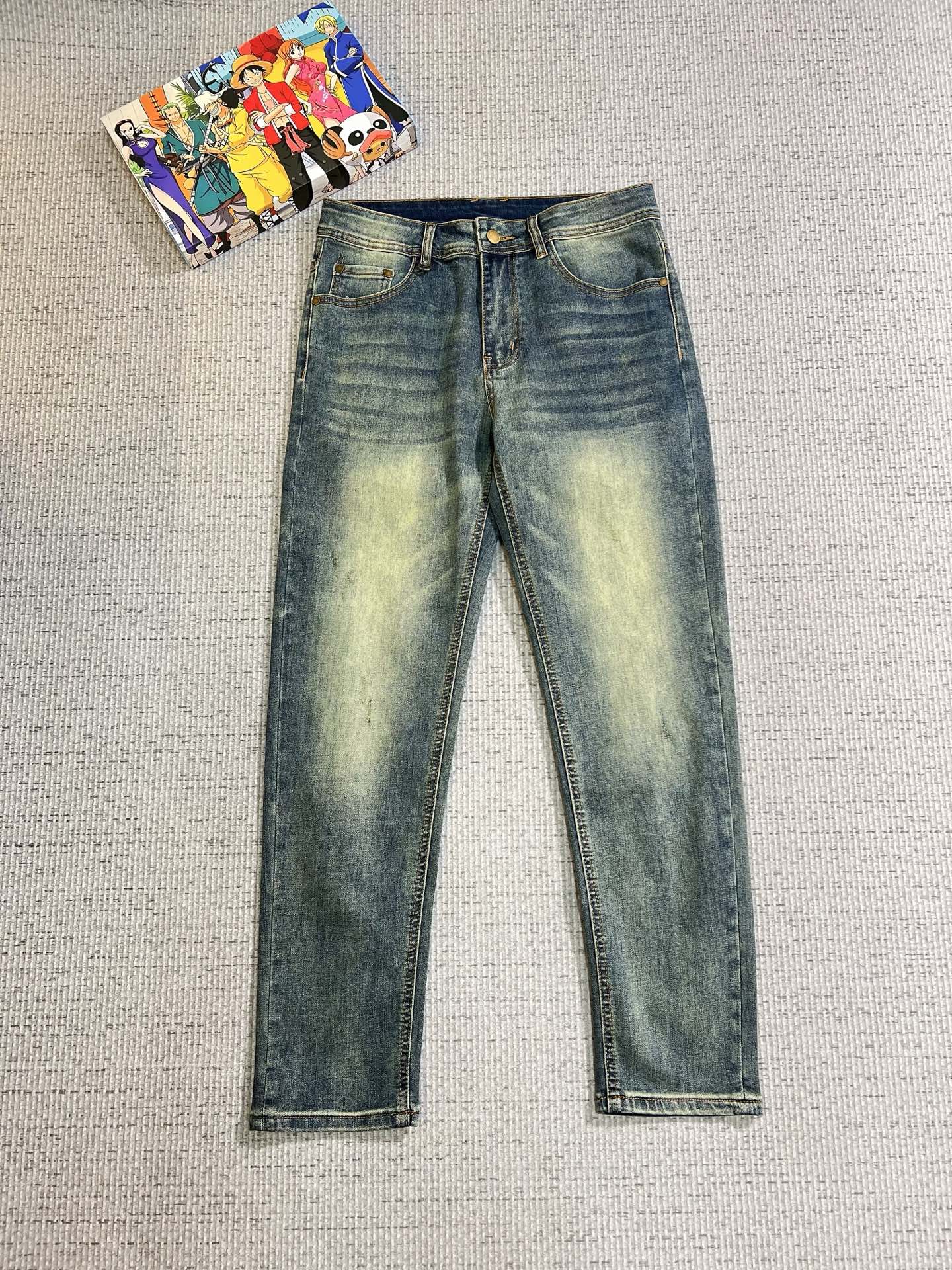 NO:629345,Ermenegildo Zegna men's denim jeans, official album and poster wear style!  High-grade imported denim raw color fabrics are supplied to customers, and the pure 13oz denim fabrics from Okayama, Japan are specially selected. Heavy-duty environmentally friendly plant enzyme washing process is used. The texture has a light retro color, which is quite beautiful and is very suitable for autumn and winter color matching. The fabric is soft and delicate after washing, but has strong bones and a slight stretch, providing an excellent comfortable experience. There is no damage from any technological elements throughout the body, retaining the purest tannin color!  The details throughout the body are perfect, exquisite and sophisticated. The latest leather label on the waist highlights the brand's characteristics. The hardware accessories, leather label and wiring all reflect the craftsmanship!  The silhouette is perfectly tailored and has excellent butt lift and slimming effect. It can be easily matched with any top in the wardrobe. It has wide compatibility and is suitable for various daily wear. The upper body is full of style. It is a must-have trousers for those who are obsessed with quality control and 1V!  Size 29-38 (not 35.37),,zegna,jeans,alexander wang19860909杰尼亚 男士丹宁牛仔裤,官宣画册海报穿搭款！ 客供高级进口的丹宁原色面料,特选日本冈山纯正13oz 盎司牛仔布料,重磅环保植物酵素水洗工艺,肌理有着淡淡的复古色彩,相当漂亮,极符合秋冬的配色,面料经过水洗后柔软细腻,但筋骨感极强,且略带弹力,提供了绝佳的舒适体验,通身无任何工艺元素破坏,保留了最纯粹的丹宁本色！通身细节完美如斯,精湛且考究,最新的腰部皮标彰显了品牌特质,五金配件、皮标、走线无不体现出匠心工艺！版型剪裁完美,提臀修身效果绝佳,可轻松横扫衣橱任何的上装搭配,兼容性广泛,满足于日常各种穿搭,上身型款十足,于品质控及1V迷控者必入型裤装！ 尺码29—38（没35.37）,,zegna,jeans,alexander wang,Men's clothing