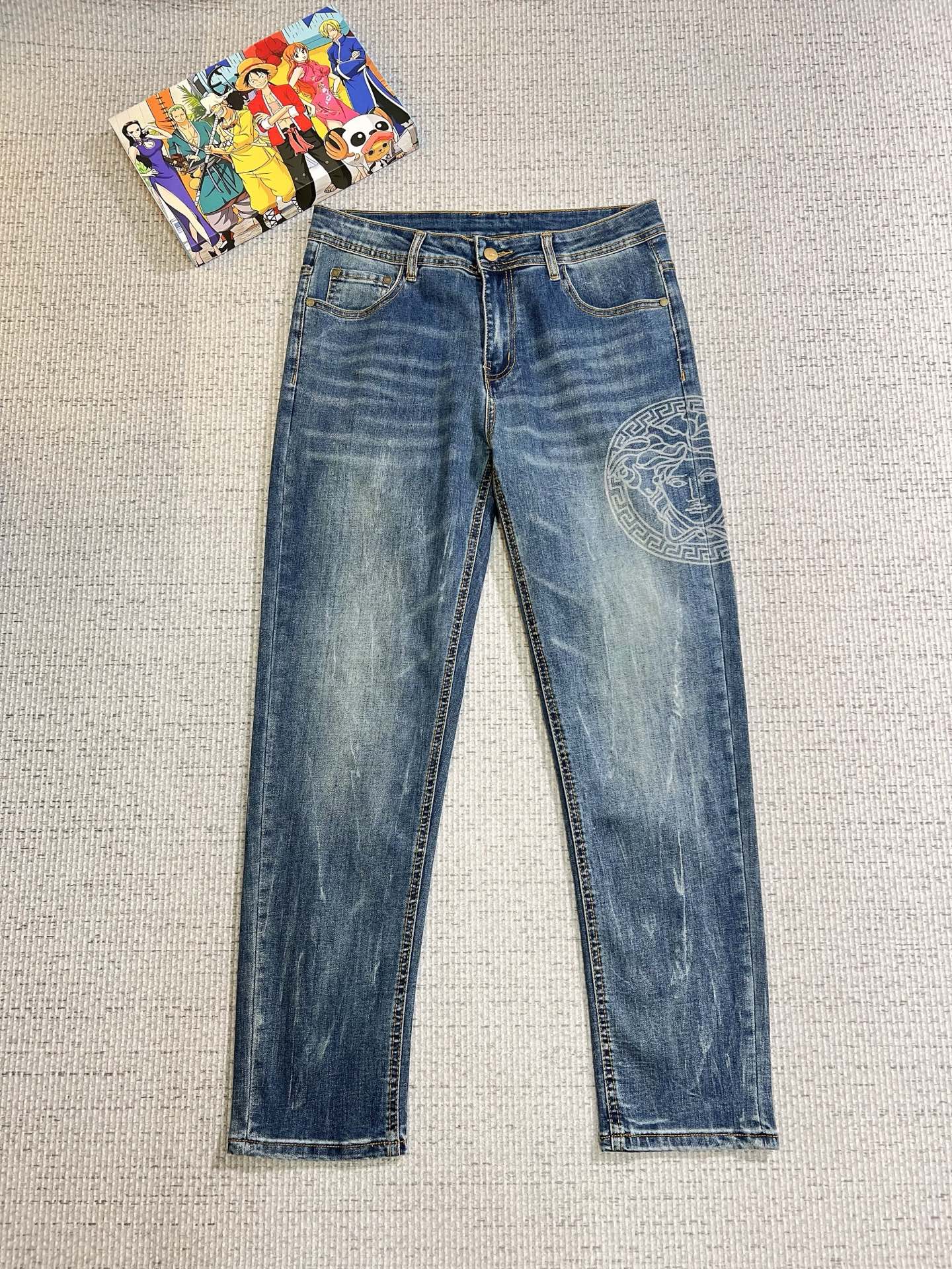 NO:625644,Versace men's denim jeans, official album and poster style!  High-grade imported denim raw color fabrics are supplied to customers, and the pure 13oz denim fabrics from Okayama, Japan are specially selected. Heavy-duty environmentally friendly plant enzyme washing process is used. The texture has a light retro color, which is quite beautiful and is very suitable for autumn and winter color matching. The fabric is soft and delicate after washing, but has strong bones and a slight stretch, providing an excellent comfortable experience. There is no damage from any technological elements throughout the body, retaining the purest tannin color!  The details throughout the body are perfect, exquisite and sophisticated. The latest leather label on the waist highlights the brand's characteristics. The hardware accessories, leather label and wiring all reflect the craftsmanship!  The silhouette is perfectly tailored and has excellent butt lift and slimming effect. It can be easily matched with any top in the wardrobe. It has wide compatibility and is suitable for various daily wear. The upper body is full of style. It is a must-have trousers for those who are obsessed with quality control and 1V!  Size 29-38 (not 35.37),,versace,jeans,alexander wang19860909范思哲 男士丹宁牛仔裤,官宣画册海报穿搭款！ 客供高级进口的丹宁原色面料,特选日本冈山纯正13oz 盎司牛仔布料,重磅环保植物酵素水洗工艺,肌理有着淡淡的复古色彩,相当漂亮,极符合秋冬的配色,面料经过水洗后柔软细腻,但筋骨感极强,且略带弹力,提供了绝佳的舒适体验,通身无任何工艺元素破坏,保留了最纯粹的丹宁本色！通身细节完美如斯,精湛且考究,最新的腰部皮标彰显了品牌特质,五金配件、皮标、走线无不体现出匠心工艺！版型剪裁完美,提臀修身效果绝佳,可轻松横扫衣橱任何的上装搭配,兼容性广泛,满足于日常各种穿搭,上身型款十足,于品质控及1V迷控者必入型裤装！ 尺码29—38（没35.37）,,versace,jeans,alexander wang,Men's clothing