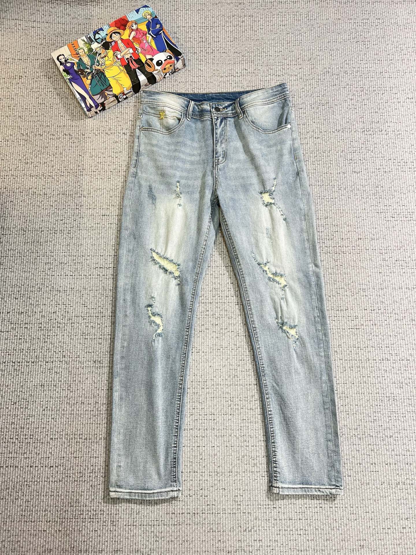 NO:625650,LV men's denim jeans, official album and poster outfit style!  High-grade imported denim raw color fabrics are supplied to customers, and the pure 13oz denim fabrics from Okayama, Japan are specially selected. Heavy-duty environmentally friendly plant enzyme washing process is used. The texture has a light retro color, which is quite beautiful and is very suitable for autumn and winter color matching. The fabric is soft and delicate after washing, but has strong bones and a slight stretch, providing an excellent comfortable experience. There is no damage from any technological elements throughout the body, retaining the purest tannin color!  The details throughout the body are perfect, exquisite and sophisticated. The latest leather label on the waist highlights the brand's characteristics. The hardware accessories, leather label and wiring all reflect the craftsmanship!  The silhouette is perfectly tailored and has excellent butt lift and slimming effect. It can be easily matched with any top in the wardrobe. It has wide compatibility and is suitable for various daily wear. The upper body is full of style. It is a must-have trousers for those who are obsessed with quality control and 1V!  Size 29-38 (not 35.37),,louis vuitton,jeans,alexander wang19860909LV 男士丹宁牛仔裤,官宣画册海报穿搭款！ 客供高级进口的丹宁原色面料,特选日本冈山纯正13oz 盎司牛仔布料,重磅环保植物酵素水洗工艺,肌理有着淡淡的复古色彩,相当漂亮,极符合秋冬的配色,面料经过水洗后柔软细腻,但筋骨感极强,且略带弹力,提供了绝佳的舒适体验,通身无任何工艺元素破坏,保留了最纯粹的丹宁本色！通身细节完美如斯,精湛且考究,最新的腰部皮标彰显了品牌特质,五金配件、皮标、走线无不体现出匠心工艺！版型剪裁完美,提臀修身效果绝佳,可轻松横扫衣橱任何的上装搭配,兼容性广泛,满足于日常各种穿搭,上身型款十足,于品质控及1V迷控者必入型裤装！ 尺码29—38（没35.37）,,louis vuitton,jeans,alexander wang,Men's clothing