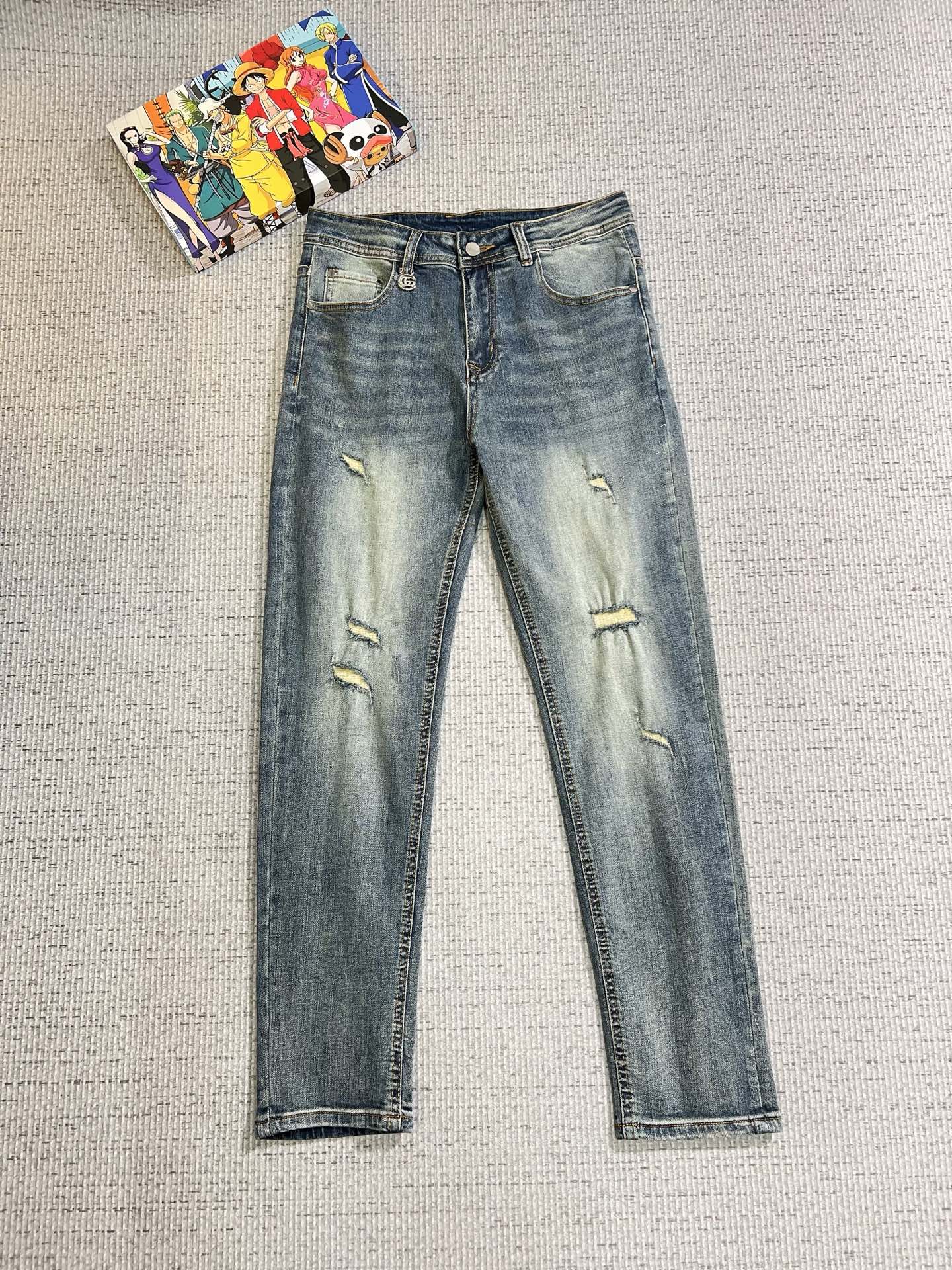 NO:629353,GUCCI men's denim jeans, official album and poster outfit style!  High-grade imported denim raw color fabrics are supplied to customers, and the pure 13oz denim fabrics from Okayama, Japan are specially selected. Heavy-duty environmentally friendly plant enzyme washing process is used. The texture has a light retro color, which is quite beautiful and is very suitable for autumn and winter color matching. The fabric is soft and delicate after washing, but has strong bones and a slight stretch, providing an excellent comfortable experience. There is no damage from any technological elements throughout the body, retaining the purest tannin color!  The details throughout the body are perfect, exquisite and sophisticated. The latest leather label on the waist highlights the brand's characteristics. The hardware accessories, leather label and wiring all reflect the craftsmanship!  The silhouette is perfectly tailored and has excellent butt lift and slimming effect. It can be easily matched with any top in the wardrobe. It has wide compatibility and is suitable for various daily wear. The upper body is full of style. It is a must-have trousers for those who are obsessed with quality control and 1V!  Size 29-38 (not 35.37),,gucci,jeans,alexander wang19860909GUCCI 古奇 男士丹宁牛仔裤,官宣画册海报穿搭款！ 客供高级进口的丹宁原色面料,特选日本冈山纯正13oz 盎司牛仔布料,重磅环保植物酵素水洗工艺,肌理有着淡淡的复古色彩,相当漂亮,极符合秋冬的配色,面料经过水洗后柔软细腻,但筋骨感极强,且略带弹力,提供了绝佳的舒适体验,通身无任何工艺元素破坏,保留了最纯粹的丹宁本色！通身细节完美如斯,精湛且考究,最新的腰部皮标彰显了品牌特质,五金配件、皮标、走线无不体现出匠心工艺！版型剪裁完美,提臀修身效果绝佳,可轻松横扫衣橱任何的上装搭配,兼容性广泛,满足于日常各种穿搭,上身型款十足,于品质控及1V迷控者必入型裤装！ 尺码29—38（没35.37）,,gucci,jeans,alexander wang,Men's clothing