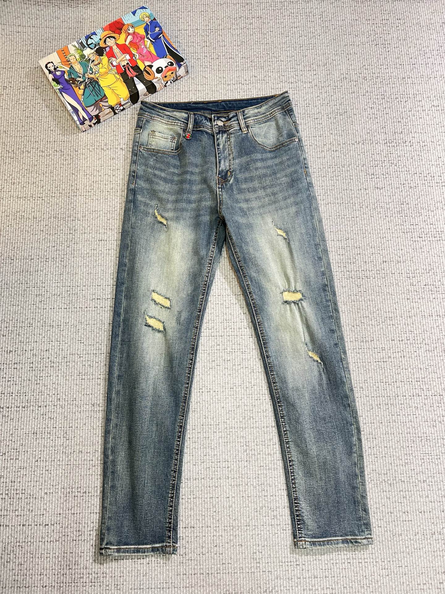 NO:629362,GUCCI men's denim jeans, official album and poster outfit style!  High-grade imported denim raw color fabrics are supplied to customers, and the pure 13oz denim fabrics from Okayama, Japan are specially selected. Heavy-duty environmentally friendly plant enzyme washing process is used. The texture has a light retro color, which is quite beautiful and is very suitable for autumn and winter color matching. The fabric is soft and delicate after washing, but has strong bones and a slight stretch, providing an excellent comfortable experience. There is no damage from any technological elements throughout the body, retaining the purest tannin color!  The details throughout the body are perfect, exquisite and sophisticated. The latest leather label on the waist highlights the brand's characteristics. The hardware accessories, leather label and wiring all reflect the craftsmanship!  The silhouette is perfectly tailored and has excellent butt lift and slimming effect. It can be easily matched with any top in the wardrobe. It has wide compatibility and is suitable for various daily wear. The upper body is full of style. It is a must-have trousers for those who are obsessed with quality control and 1V!  Size 29-38 (not 35.37),,gucci,jeans,alexander wang19860909GUCCI 古奇 男士丹宁牛仔裤,官宣画册海报穿搭款！ 客供高级进口的丹宁原色面料,特选日本冈山纯正13oz 盎司牛仔布料,重磅环保植物酵素水洗工艺,肌理有着淡淡的复古色彩,相当漂亮,极符合秋冬的配色,面料经过水洗后柔软细腻,但筋骨感极强,且略带弹力,提供了绝佳的舒适体验,通身无任何工艺元素破坏,保留了最纯粹的丹宁本色！通身细节完美如斯,精湛且考究,最新的腰部皮标彰显了品牌特质,五金配件、皮标、走线无不体现出匠心工艺！版型剪裁完美,提臀修身效果绝佳,可轻松横扫衣橱任何的上装搭配,兼容性广泛,满足于日常各种穿搭,上身型款十足,于品质控及1V迷控者必入型裤装！ 尺码29—38（没35.37）,,gucci,jeans,alexander wang,Men's clothing