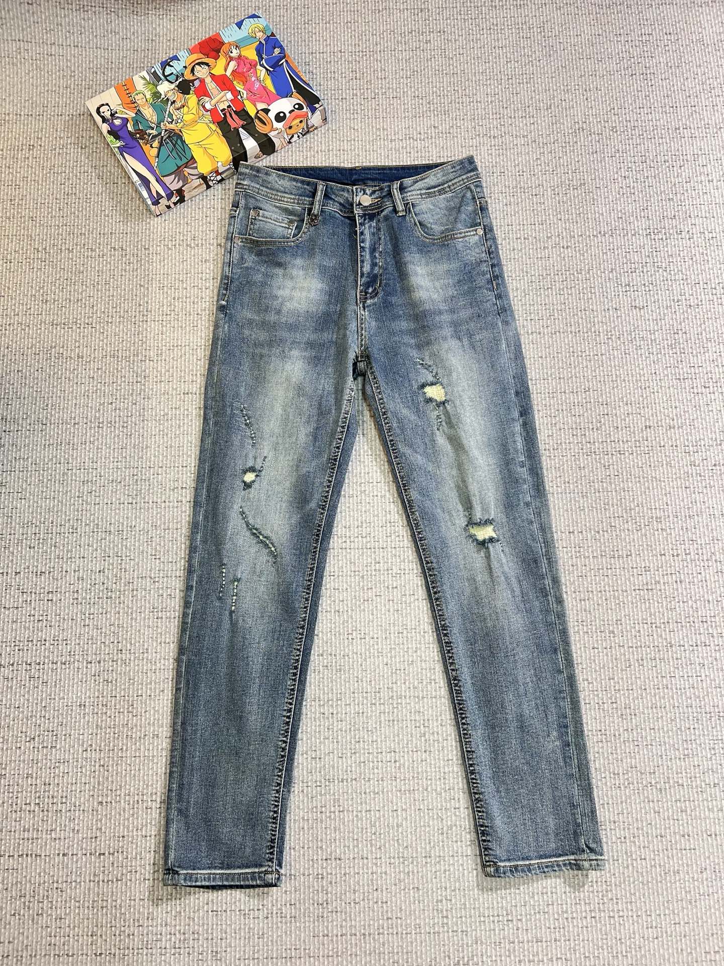 NO:629390,LP men's denim jeans, official album and poster outfit!  High-grade imported denim raw color fabrics are supplied to customers, and the pure 13oz denim fabrics from Okayama, Japan are specially selected. Heavy-duty environmentally friendly plant enzyme washing process is used. The texture has a light retro color, which is quite beautiful and is very suitable for autumn and winter color matching. The fabric is soft and delicate after washing, but has strong bones and a slight stretch, providing an excellent comfortable experience. There is no damage from any technological elements throughout the body, retaining the purest tannin color!  The details throughout the body are perfect, exquisite and sophisticated. The latest leather label on the waist highlights the brand's characteristics. The hardware accessories, leather label and wiring all reflect the craftsmanship!  The silhouette is perfectly tailored and has excellent butt lift and slimming effect. It can be easily matched with any top in the wardrobe. It has wide compatibility and is suitable for various daily wear. The upper body is full of style. It is a must-have trousers for those who are obsessed with quality control and 1V!  Size 29-38 (not 35.37),,loro piana,jeans,alexander wang19860909LP 男士丹宁牛仔裤,官宣画册海报穿搭款！ 客供高级进口的丹宁原色面料,特选日本冈山纯正13oz 盎司牛仔布料,重磅环保植物酵素水洗工艺,肌理有着淡淡的复古色彩,相当漂亮,极符合秋冬的配色,面料经过水洗后柔软细腻,但筋骨感极强,且略带弹力,提供了绝佳的舒适体验,通身无任何工艺元素破坏,保留了最纯粹的丹宁本色！通身细节完美如斯,精湛且考究,最新的腰部皮标彰显了品牌特质,五金配件、皮标、走线无不体现出匠心工艺！版型剪裁完美,提臀修身效果绝佳,可轻松横扫衣橱任何的上装搭配,兼容性广泛,满足于日常各种穿搭,上身型款十足,于品质控及1V迷控者必入型裤装！ 尺码29—38（没35.37）,,loro piana,jeans,alexander wang,Men's clothing