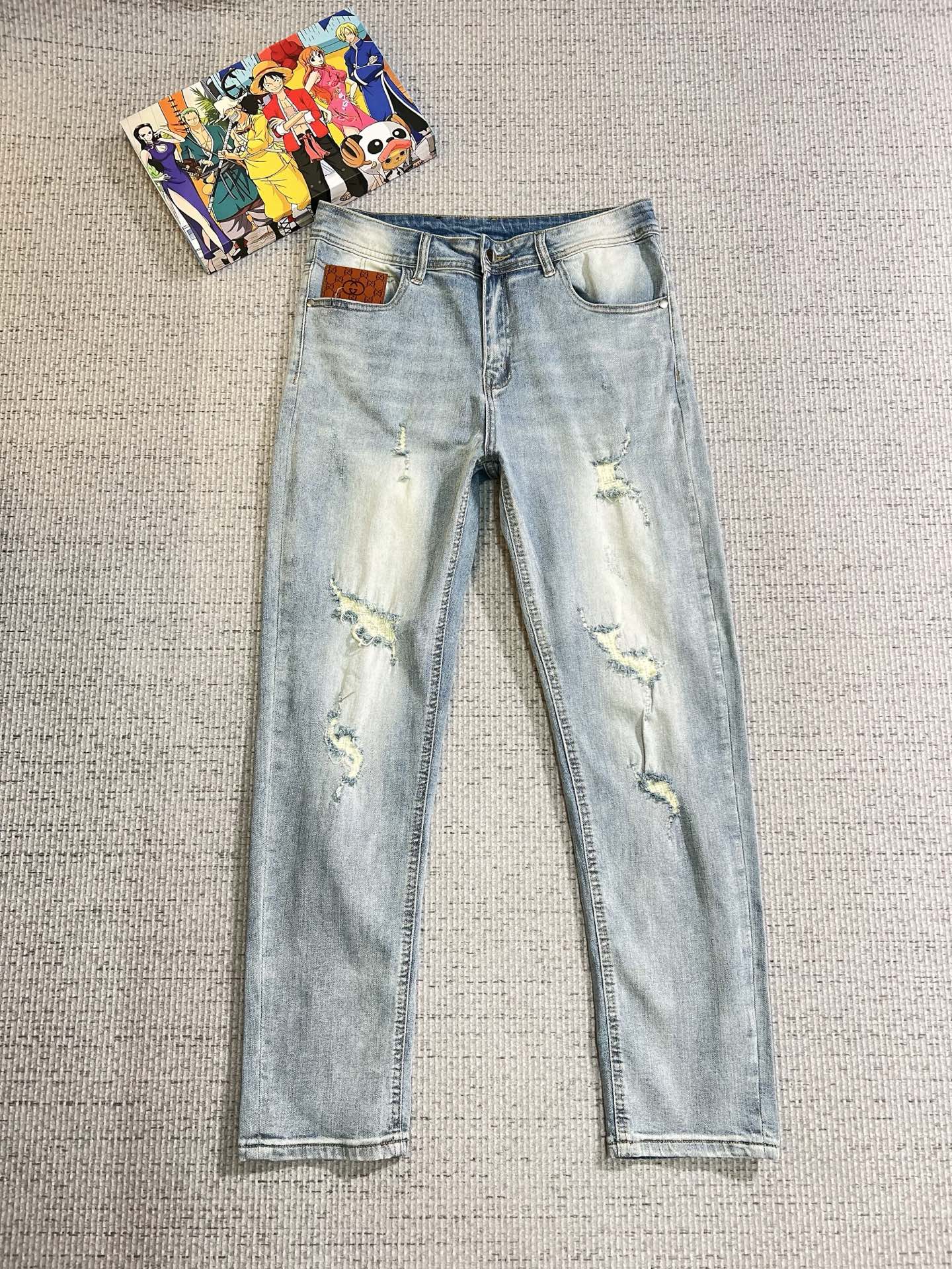 NO:629374,GUCCI men's denim jeans, official album and poster outfit style!  High-grade imported denim raw color fabrics are supplied to customers, and the pure 13oz denim fabrics from Okayama, Japan are specially selected. Heavy-duty environmentally friendly plant enzyme washing process is used. The texture has a light retro color, which is quite beautiful and is very suitable for autumn and winter color matching. The fabric is soft and delicate after washing, but has strong bones and a slight stretch, providing an excellent comfortable experience. There is no damage from any technological elements throughout the body, retaining the purest tannin color!  The details throughout the body are perfect, exquisite and sophisticated. The latest leather label on the waist highlights the brand's characteristics. The hardware accessories, leather label and wiring all reflect the craftsmanship!  The silhouette is perfectly tailored and has excellent butt lift and slimming effect. It can be easily matched with any top in the wardrobe. It has wide compatibility and is suitable for various daily wear. The upper body is full of style. It is a must-have trousers for those who are obsessed with quality control and 1V!  Size 29-38 (not 35.37),,gucci,jeans,alexander wang19860909GUCCI 古奇 男士丹宁牛仔裤,官宣画册海报穿搭款！ 客供高级进口的丹宁原色面料,特选日本冈山纯正13oz 盎司牛仔布料,重磅环保植物酵素水洗工艺,肌理有着淡淡的复古色彩,相当漂亮,极符合秋冬的配色,面料经过水洗后柔软细腻,但筋骨感极强,且略带弹力,提供了绝佳的舒适体验,通身无任何工艺元素破坏,保留了最纯粹的丹宁本色！通身细节完美如斯,精湛且考究,最新的腰部皮标彰显了品牌特质,五金配件、皮标、走线无不体现出匠心工艺！版型剪裁完美,提臀修身效果绝佳,可轻松横扫衣橱任何的上装搭配,兼容性广泛,满足于日常各种穿搭,上身型款十足,于品质控及1V迷控者必入型裤装！ 尺码29—38（没35.37）,,gucci,jeans,alexander wang,Men's clothing