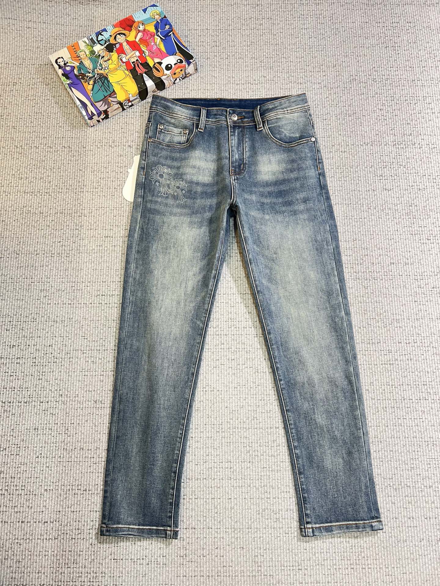 NO:629368,Croxin men's denim jeans, official album and poster wear style!  High-grade imported denim raw color fabrics are supplied to customers, and the pure 13oz denim fabrics from Okayama, Japan are specially selected. Heavy-duty environmentally friendly plant enzyme washing process is used. The texture has a light retro color, which is quite beautiful and is very suitable for autumn and winter color matching. The fabric is soft and delicate after washing, but has strong bones and a slight stretch, providing an excellent comfortable experience. There is no damage from any technological elements throughout the body, retaining the purest tannin color!  The details throughout the body are perfect, exquisite and sophisticated. The latest leather label on the waist highlights the brand's characteristics. The hardware accessories, leather label and wiring all reflect the craftsmanship!  The silhouette is perfectly tailored and has excellent butt lift and slimming effect. It can be easily matched with any top in the wardrobe. It has wide compatibility and is suitable for various daily wear. The upper body is full of style. It is a must-have trousers for those who are obsessed with quality control and 1V!  Size 29-38 (not 35.37),,chrome hearts,jeans,alexander wang19860909克罗心 男士丹宁牛仔裤,官宣画册海报穿搭款！ 客供高级进口的丹宁原色面料,特选日本冈山纯正13oz 盎司牛仔布料,重磅环保植物酵素水洗工艺,肌理有着淡淡的复古色彩,相当漂亮,极符合秋冬的配色,面料经过水洗后柔软细腻,但筋骨感极强,且略带弹力,提供了绝佳的舒适体验,通身无任何工艺元素破坏,保留了最纯粹的丹宁本色！通身细节完美如斯,精湛且考究,最新的腰部皮标彰显了品牌特质,五金配件、皮标、走线无不体现出匠心工艺！版型剪裁完美,提臀修身效果绝佳,可轻松横扫衣橱任何的上装搭配,兼容性广泛,满足于日常各种穿搭,上身型款十足,于品质控及1V迷控者必入型裤装！ 尺码29—38（没35.37）,,chrome hearts,jeans,alexander wang,Men's clothing