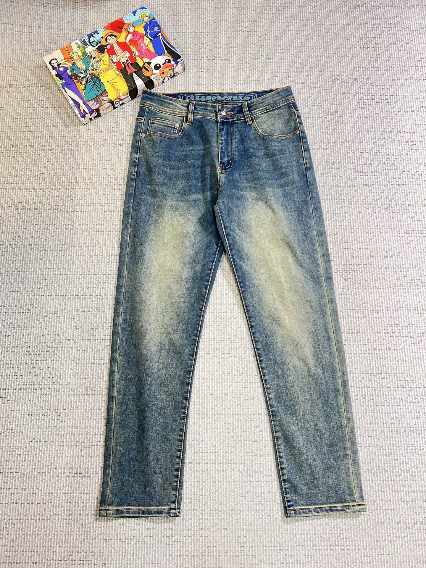 NO:629410,Croxin men's denim jeans, official album and poster wear style!  High-grade imported denim raw color fabrics are supplied to customers, and the pure 13oz denim fabrics from Okayama, Japan are specially selected. Heavy-duty environmentally friendly plant enzyme washing process is used. The texture has a light retro color, which is quite beautiful and is very suitable for autumn and winter color matching. The fabric is soft and delicate after washing, but has strong bones and a slight stretch, providing an excellent comfortable experience. There is no damage from any technological elements throughout the body, retaining the purest tannin color!  The details throughout the body are perfect, exquisite and sophisticated. The latest leather label on the waist highlights the brand's characteristics. The hardware accessories, leather label and wiring all reflect the craftsmanship!  The silhouette is perfectly tailored and has excellent butt lift and slimming effect. It can be easily matched with any top in the wardrobe. It has wide compatibility and is suitable for various daily wear. The upper body is full of style. It is a must-have trousers for those who are obsessed with quality control and 1V!  Size 29-38 (not 35.37),,chrome hearts,jeans,alexander wang19860909克罗心 男士丹宁牛仔裤,官宣画册海报穿搭款！ 客供高级进口的丹宁原色面料,特选日本冈山纯正13oz 盎司牛仔布料,重磅环保植物酵素水洗工艺,肌理有着淡淡的复古色彩,相当漂亮,极符合秋冬的配色,面料经过水洗后柔软细腻,但筋骨感极强,且略带弹力,提供了绝佳的舒适体验,通身无任何工艺元素破坏,保留了最纯粹的丹宁本色！通身细节完美如斯,精湛且考究,最新的腰部皮标彰显了品牌特质,五金配件、皮标、走线无不体现出匠心工艺！版型剪裁完美,提臀修身效果绝佳,可轻松横扫衣橱任何的上装搭配,兼容性广泛,满足于日常各种穿搭,上身型款十足,于品质控及1V迷控者必入型裤装！ 尺码29—38（没35.37）,,chrome hearts,jeans,alexander wang,Men's clothing
