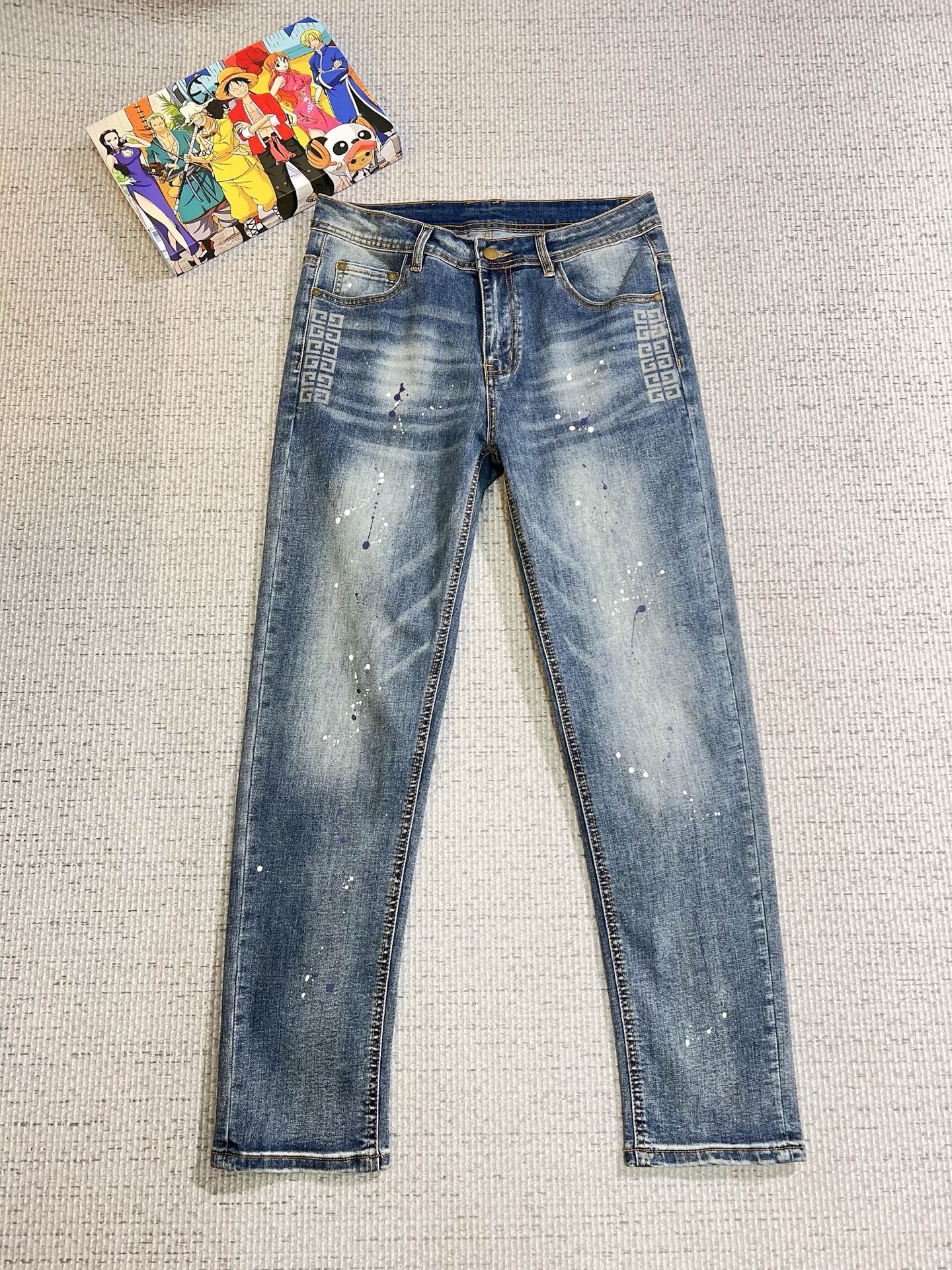 NO:623762,Givenchy men's denim jeans, official album and poster outfit style!  High-grade imported denim raw color fabrics are supplied to customers, and the pure 13oz denim fabrics from Okayama, Japan are specially selected. Heavy-duty environmentally friendly plant enzyme washing process is used. The texture has a light retro color, which is quite beautiful and is very suitable for autumn and winter color matching. The fabric is soft and delicate after washing, but has strong bones and a slight stretch, providing an excellent comfortable experience. There is no damage from any technological elements throughout the body, retaining the purest tannin color!  The details throughout the body are perfect, exquisite and sophisticated. The latest leather label on the waist highlights the brand's characteristics. The hardware accessories, leather label and wiring all reflect the craftsmanship!  The silhouette is perfectly tailored and has excellent butt lift and slimming effect. It can be easily matched with any top in the wardrobe. It has wide compatibility and is suitable for various daily wear. The upper body is full of style. It is a must-have trousers for those who are obsessed with quality control and 1V!  Size 29-38 (not 35.37),,givenchy,jeans,alexander wang19860909纪梵希 男士丹宁牛仔裤,官宣画册海报穿搭款！ 客供高级进口的丹宁原色面料,特选日本冈山纯正13oz 盎司牛仔布料,重磅环保植物酵素水洗工艺,肌理有着淡淡的复古色彩,相当漂亮,极符合秋冬的配色,面料经过水洗后柔软细腻,但筋骨感极强,且略带弹力,提供了绝佳的舒适体验,通身无任何工艺元素破坏,保留了最纯粹的丹宁本色！通身细节完美如斯,精湛且考究,最新的腰部皮标彰显了品牌特质,五金配件、皮标、走线无不体现出匠心工艺！版型剪裁完美,提臀修身效果绝佳,可轻松横扫衣橱任何的上装搭配,兼容性广泛,满足于日常各种穿搭,上身型款十足,于品质控及1V迷控者必入型裤装！ 尺码29—38（没35.37）,,givenchy,jeans,alexander wang,Men's clothing