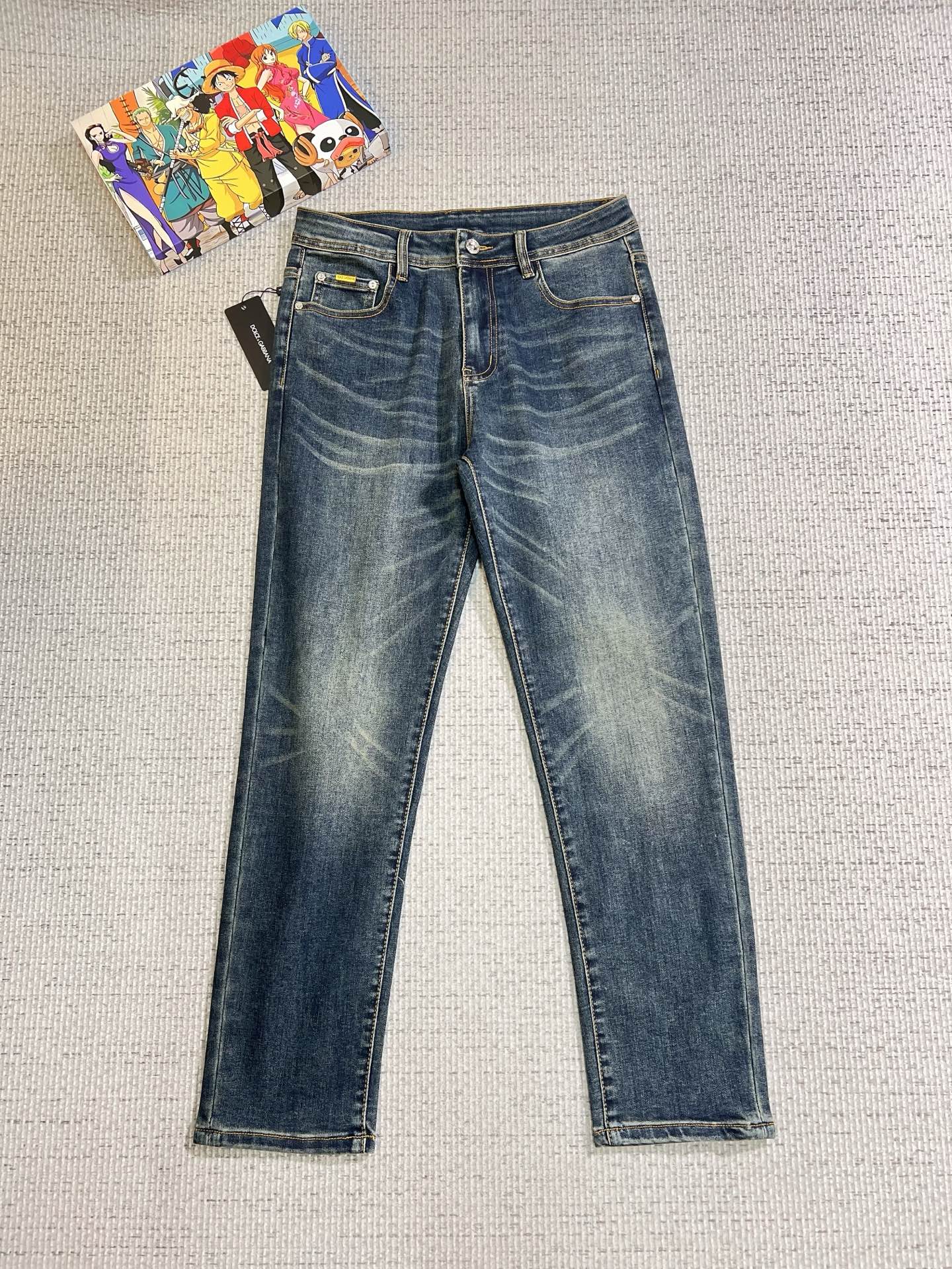 NO:629360,DG men's denim jeans, official album and poster outfit style!  High-grade imported denim raw color fabrics are supplied to customers, and the pure 13oz denim fabrics from Okayama, Japan are specially selected. Heavy-duty environmentally friendly plant enzyme washing process is used. The texture has a light retro color, which is quite beautiful and is very suitable for autumn and winter color matching. The fabric is soft and delicate after washing, but has strong bones and a slight stretch, providing an excellent comfortable experience. There is no damage from any technological elements throughout the body, retaining the purest tannin color!  The details throughout the body are perfect, exquisite and sophisticated. The latest leather label on the waist highlights the brand's characteristics. The hardware accessories, leather label and wiring all reflect the craftsmanship!  The silhouette is perfectly tailored and has excellent butt lift and slimming effect. It can be easily matched with any top in the wardrobe. It has wide compatibility and is suitable for various daily wear. The upper body is full of style. It is a must-have trousers for those who are obsessed with quality control and 1V!  Size 29-38 (not 35.37),,jeans,alexander wang19860909DG 男士丹宁牛仔裤,官宣画册海报穿搭款！ 客供高级进口的丹宁原色面料,特选日本冈山纯正13oz 盎司牛仔布料,重磅环保植物酵素水洗工艺,肌理有着淡淡的复古色彩,相当漂亮,极符合秋冬的配色,面料经过水洗后柔软细腻,但筋骨感极强,且略带弹力,提供了绝佳的舒适体验,通身无任何工艺元素破坏,保留了最纯粹的丹宁本色！通身细节完美如斯,精湛且考究,最新的腰部皮标彰显了品牌特质,五金配件、皮标、走线无不体现出匠心工艺！版型剪裁完美,提臀修身效果绝佳,可轻松横扫衣橱任何的上装搭配,兼容性广泛,满足于日常各种穿搭,上身型款十足,于品质控及1V迷控者必入型裤装！ 尺码29—38（没35.37）,,jeans,alexander wang,Men's clothing