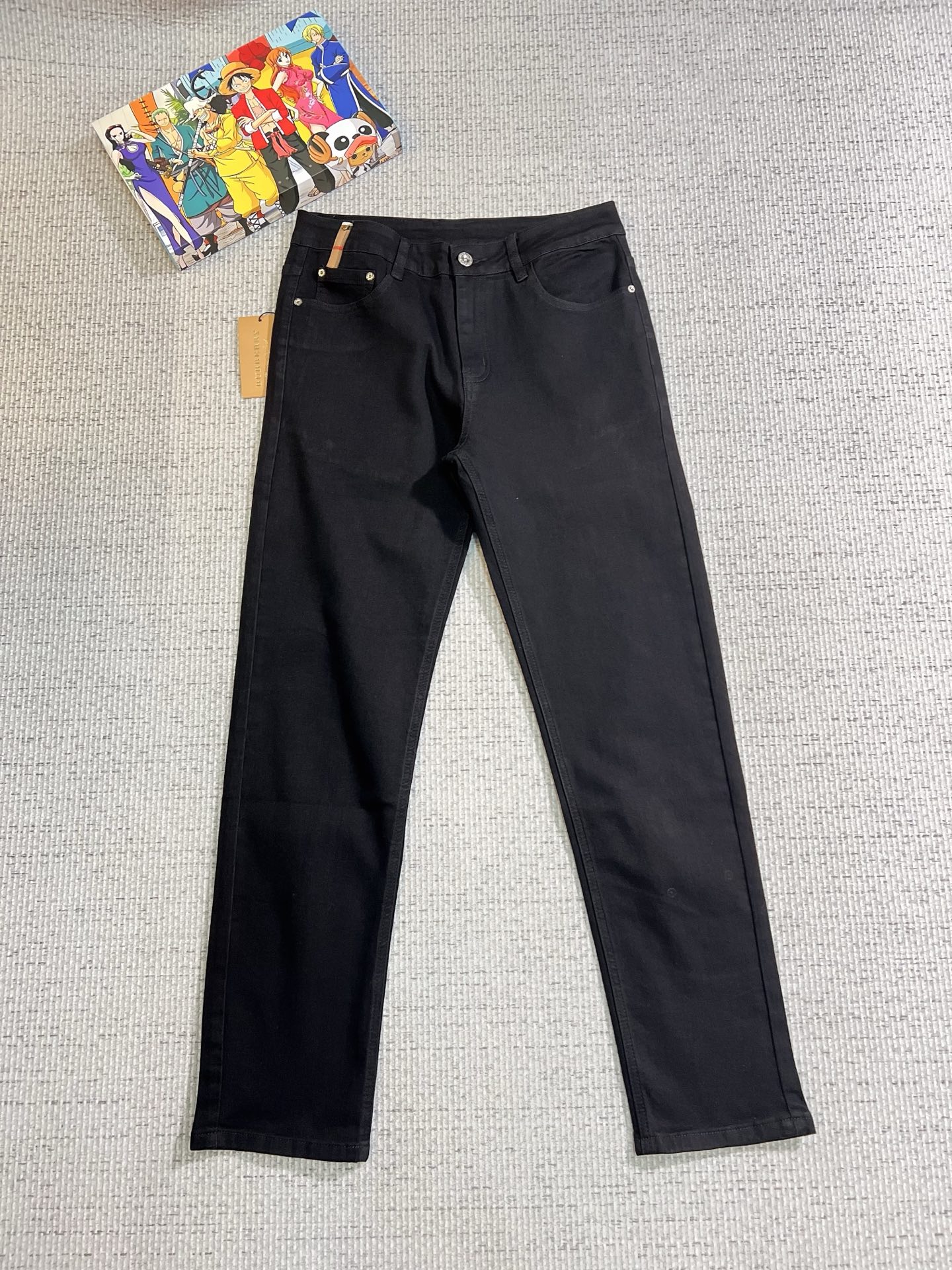 NO:600703,Burberry men's denim jeans, official album and poster outfit style!  High-grade imported denim raw color fabrics are supplied to customers, and the pure 13oz denim fabrics from Okayama, Japan are specially selected. Heavy-duty environmentally friendly plant enzyme washing process is used. The texture has a light retro color, which is quite beautiful and is very suitable for autumn and winter color matching. The fabric is soft and delicate after washing, but has strong bones and a slight stretch, providing an excellent comfortable experience. There is no damage from any technological elements throughout the body, retaining the purest tannin color!  The details throughout the body are perfect, exquisite and sophisticated. The latest leather label on the waist highlights the brand's characteristics. The hardware accessories, leather label and wiring all reflect the craftsmanship!  The silhouette is perfectly tailored and has excellent butt lift and slimming effect. It can be easily matched with any top in the wardrobe. It has wide compatibility and is suitable for various daily wear. The upper body is full of style. It is a must-have trousers for those who are obsessed with quality control and 1V!  Size 29-38 (not 35.37),,burberry,burberry,jeans,alexander wang19860909Burberry 巴宝莉 男士丹宁牛仔裤,官宣画册海报穿搭款！ 客供高级进口的丹宁原色面料,特选日本冈山纯正13oz 盎司牛仔布料,重磅环保植物酵素水洗工艺,肌理有着淡淡的复古色彩,相当漂亮,极符合秋冬的配色,面料经过水洗后柔软细腻,但筋骨感极强,且略带弹力,提供了绝佳的舒适体验,通身无任何工艺元素破坏,保留了最纯粹的丹宁本色！通身细节完美如斯,精湛且考究,最新的腰部皮标彰显了品牌特质,五金配件、皮标、走线无不体现出匠心工艺！版型剪裁完美,提臀修身效果绝佳,可轻松横扫衣橱任何的上装搭配,兼容性广泛,满足于日常各种穿搭,上身型款十足,于品质控及1V迷控者必入型裤装！ 尺码29—38（没35.37）,,burberry,burberry,jeans,alexander wang,Men's clothing