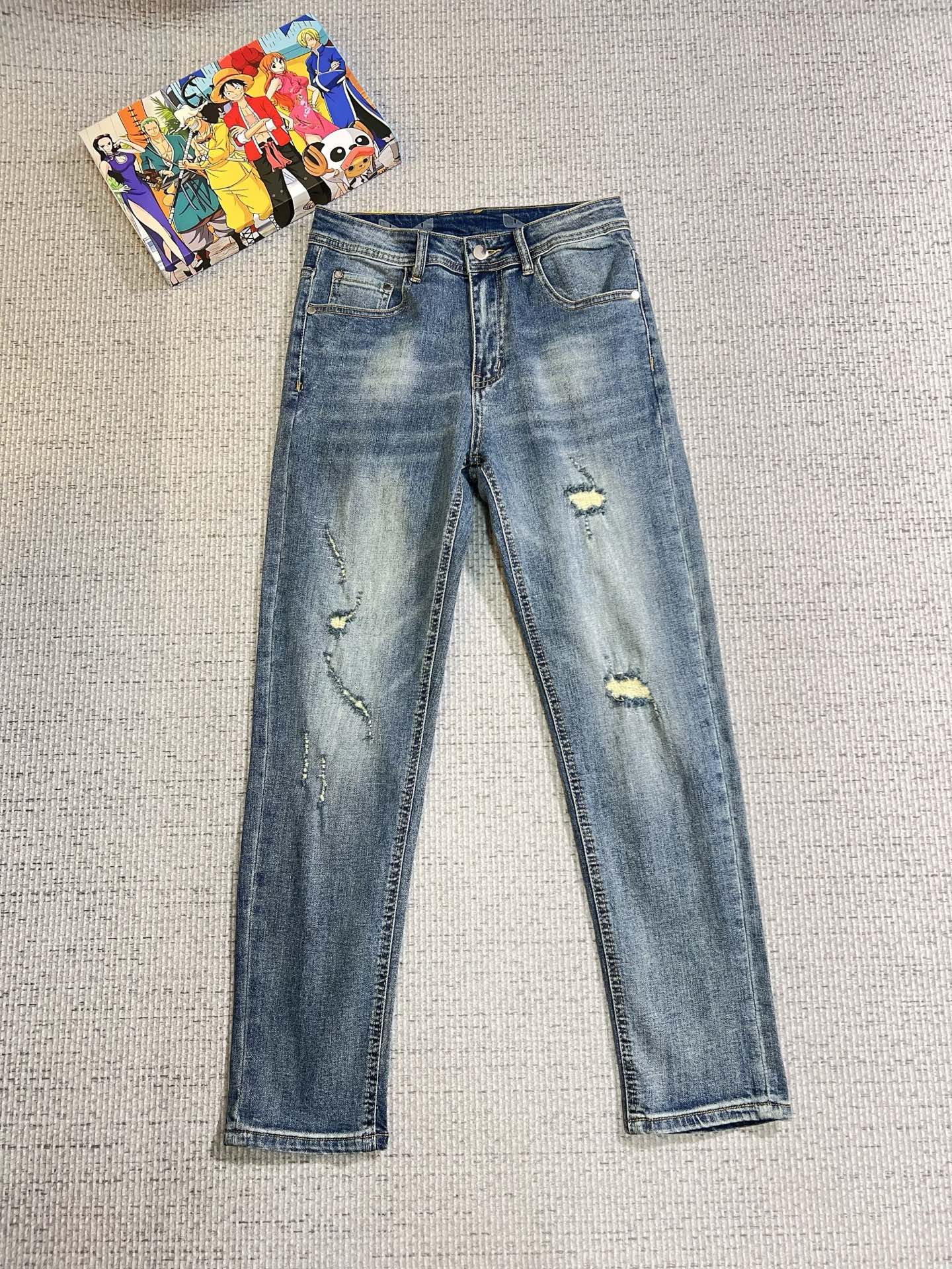 NO:623756,FENDI Fendi Men's Denim Jeans, Official Announcement Album and Poster Style!  High-grade imported denim raw color fabrics are supplied to customers, and the pure 13oz denim fabrics from Okayama, Japan are specially selected. Heavy-duty environmentally friendly plant enzyme washing process is used. The texture has a light retro color, which is quite beautiful and is very suitable for autumn and winter color matching. The fabric is soft and delicate after washing, but has strong bones and a slight stretch, providing an excellent comfortable experience. There is no damage from any technological elements throughout the body, retaining the purest tannin color!  The details throughout the body are perfect, exquisite and sophisticated. The latest leather label on the waist highlights the brand's characteristics. The hardware accessories, leather label and wiring all reflect the craftsmanship!  The silhouette is perfectly tailored and has excellent butt lift and slimming effect. It can be easily matched with any top in the wardrobe. It has wide compatibility and is suitable for various daily wear. The upper body is full of style. It is a must-have trousers for those who are obsessed with quality control and 1V!  Size 29-38 (not 35.37),,fendi,fendi,jeans,alexander wang19860909FENDI 芬迪 男士丹宁牛仔裤,官宣画册海报穿搭款！ 客供高级进口的丹宁原色面料,特选日本冈山纯正13oz 盎司牛仔布料,重磅环保植物酵素水洗工艺,肌理有着淡淡的复古色彩,相当漂亮,极符合秋冬的配色,面料经过水洗后柔软细腻,但筋骨感极强,且略带弹力,提供了绝佳的舒适体验,通身无任何工艺元素破坏,保留了最纯粹的丹宁本色！通身细节完美如斯,精湛且考究,最新的腰部皮标彰显了品牌特质,五金配件、皮标、走线无不体现出匠心工艺！版型剪裁完美,提臀修身效果绝佳,可轻松横扫衣橱任何的上装搭配,兼容性广泛,满足于日常各种穿搭,上身型款十足,于品质控及1V迷控者必入型裤装！ 尺码29—38（没35.37）,,fendi,fendi,jeans,alexander wang,Men's clothing