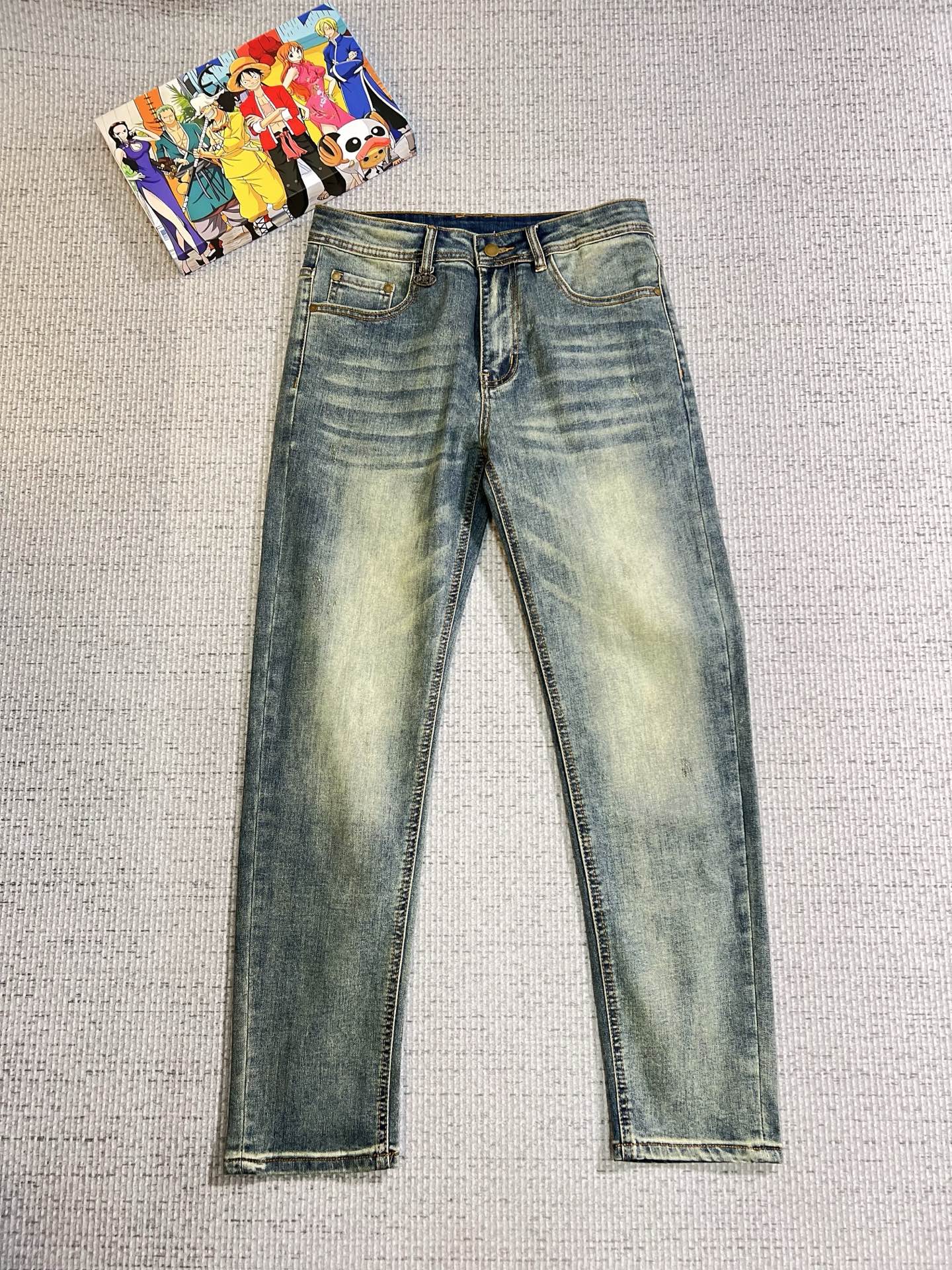 NO:629416,PRADA Men's denim jeans, official album and poster outfit!  High-grade imported denim raw color fabrics are supplied to customers, and the pure 13oz denim fabrics from Okayama, Japan are specially selected. Heavy-duty environmentally friendly plant enzyme washing process is used. The texture has a light retro color, which is quite beautiful and is very suitable for autumn and winter color matching. The fabric is soft and delicate after washing, but has strong bones and a slight stretch, providing an excellent comfortable experience. There is no damage from any technological elements throughout the body, retaining the purest tannin color!  The details throughout the body are perfect, exquisite and sophisticated. The latest leather label on the waist highlights the brand's characteristics. The hardware accessories, leather label and wiring all reflect the craftsmanship!  The silhouette is perfectly tailored and has excellent butt lift and slimming effect. It can be easily matched with any top in the wardrobe. It has wide compatibility and is suitable for various daily wear. The upper body is full of style. It is a must-have trousers for those who are obsessed with quality control and 1V!  Size 29-38 (not 35.37), prada, prada, jeans, alexander wang19860909PRADA 普拉达 男士丹宁牛仔裤,官宣画册海报穿搭款！ 客供高级进口的丹宁原色面料,特选日本冈山纯正13oz 盎司牛仔布料,重磅环保植物酵素水洗工艺,肌理有着淡淡的复古色彩,相当漂亮,极符合秋冬的配色,面料经过水洗后柔软细腻,但筋骨感极强,且略带弹力,提供了绝佳的舒适体验,通身无任何工艺元素破坏,保留了最纯粹的丹宁本色！通身细节完美如斯,精湛且考究,最新的腰部皮标彰显了品牌特质,五金配件、皮标、走线无不体现出匠心工艺！版型剪裁完美,提臀修身效果绝佳,可轻松横扫衣橱任何的上装搭配,兼容性广泛,满足于日常各种穿搭,上身型款十足,于品质控及1V迷控者必入型裤装！ 尺码29—38（没35.37）,,prada,prada,jeans,alexander wang,Men's clothing