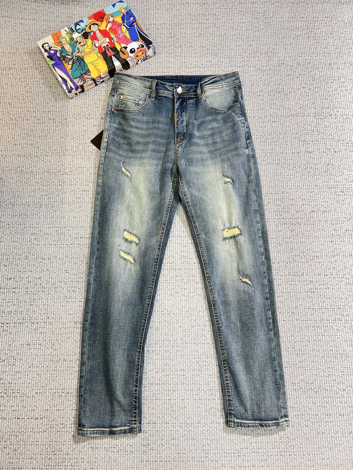 NO:623750,DG men's denim jeans, official album and poster outfit style!  High-grade imported denim raw color fabrics are supplied to customers, and the pure 13oz denim fabrics from Okayama, Japan are specially selected. Heavy-duty environmentally friendly plant enzyme washing process is used. The texture has a light retro color, which is quite beautiful and is very suitable for autumn and winter color matching. The fabric is soft and delicate after washing, but has strong bones and a slight stretch, providing an excellent comfortable experience. There is no damage from any technological elements throughout the body, retaining the purest tannin color!  The details throughout the body are perfect, exquisite and sophisticated. The latest leather label on the waist highlights the brand's characteristics. The hardware accessories, leather label and wiring all reflect the craftsmanship!  The silhouette is perfectly tailored and has excellent butt lift and slimming effect. It can be easily matched with any top in the wardrobe. It has wide compatibility and is suitable for various daily wear. The upper body is full of style. It is a must-have trousers for those who are obsessed with quality control and 1V!  Size 29-38 (not 35.37),,jeans,alexander wang19860909DG 男士丹宁牛仔裤,官宣画册海报穿搭款！ 客供高级进口的丹宁原色面料,特选日本冈山纯正13oz 盎司牛仔布料,重磅环保植物酵素水洗工艺,肌理有着淡淡的复古色彩,相当漂亮,极符合秋冬的配色,面料经过水洗后柔软细腻,但筋骨感极强,且略带弹力,提供了绝佳的舒适体验,通身无任何工艺元素破坏,保留了最纯粹的丹宁本色！通身细节完美如斯,精湛且考究,最新的腰部皮标彰显了品牌特质,五金配件、皮标、走线无不体现出匠心工艺！版型剪裁完美,提臀修身效果绝佳,可轻松横扫衣橱任何的上装搭配,兼容性广泛,满足于日常各种穿搭,上身型款十足,于品质控及1V迷控者必入型裤装！ 尺码29—38（没35.37）,,jeans,alexander wang,Men's clothing