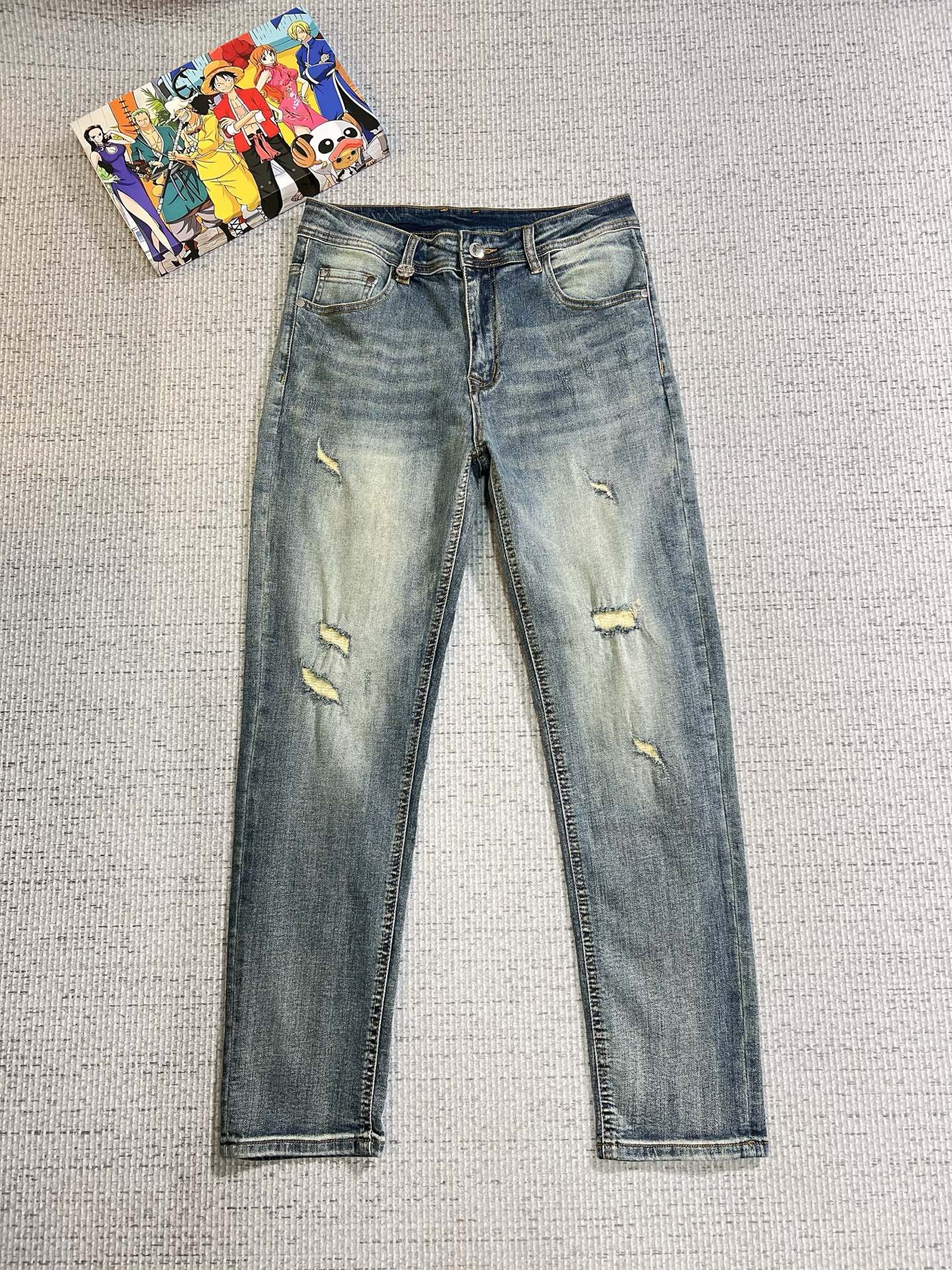 NO:625800,Dior men's denim jeans, official album and poster style!  High-grade imported denim raw color fabrics are supplied to customers, and the pure 13oz denim fabrics from Okayama, Japan are specially selected. Heavy-duty environmentally friendly plant enzyme washing process is used. The texture has a light retro color, which is quite beautiful and is very suitable for autumn and winter color matching. The fabric is soft and delicate after washing, but has strong bones and a slight stretch, providing an excellent comfortable experience. There is no damage from any technological elements throughout the body, retaining the purest tannin color!  The details throughout the body are perfect, exquisite and sophisticated. The latest leather label on the waist highlights the brand's characteristics. The hardware accessories, leather label and wiring all reflect the craftsmanship!  The silhouette is perfectly tailored and has excellent butt lift and slimming effect. It can be easily matched with any top in the wardrobe. It has wide compatibility and is suitable for various daily wear. The upper body is full of style. It is a must-have trousers for those who are obsessed with quality control and 1V!  Size 29-38 (not 35.37), dior, dior, jeans, alexander wang19860909Dior 迪奥 男士丹宁牛仔裤,官宣画册海报穿搭款！ 客供高级进口的丹宁原色面料,特选日本冈山纯正13oz 盎司牛仔布料,重磅环保植物酵素水洗工艺,肌理有着淡淡的复古色彩,相当漂亮,极符合秋冬的配色,面料经过水洗后柔软细腻,但筋骨感极强,且略带弹力,提供了绝佳的舒适体验,通身无任何工艺元素破坏,保留了最纯粹的丹宁本色！通身细节完美如斯,精湛且考究,最新的腰部皮标彰显了品牌特质,五金配件、皮标、走线无不体现出匠心工艺！版型剪裁完美,提臀修身效果绝佳,可轻松横扫衣橱任何的上装搭配,兼容性广泛,满足于日常各种穿搭,上身型款十足,于品质控及1V迷控者必入型裤装！ 尺码29—38（没35.37）,,dior,dior,jeans,alexander wang,Men's clothing