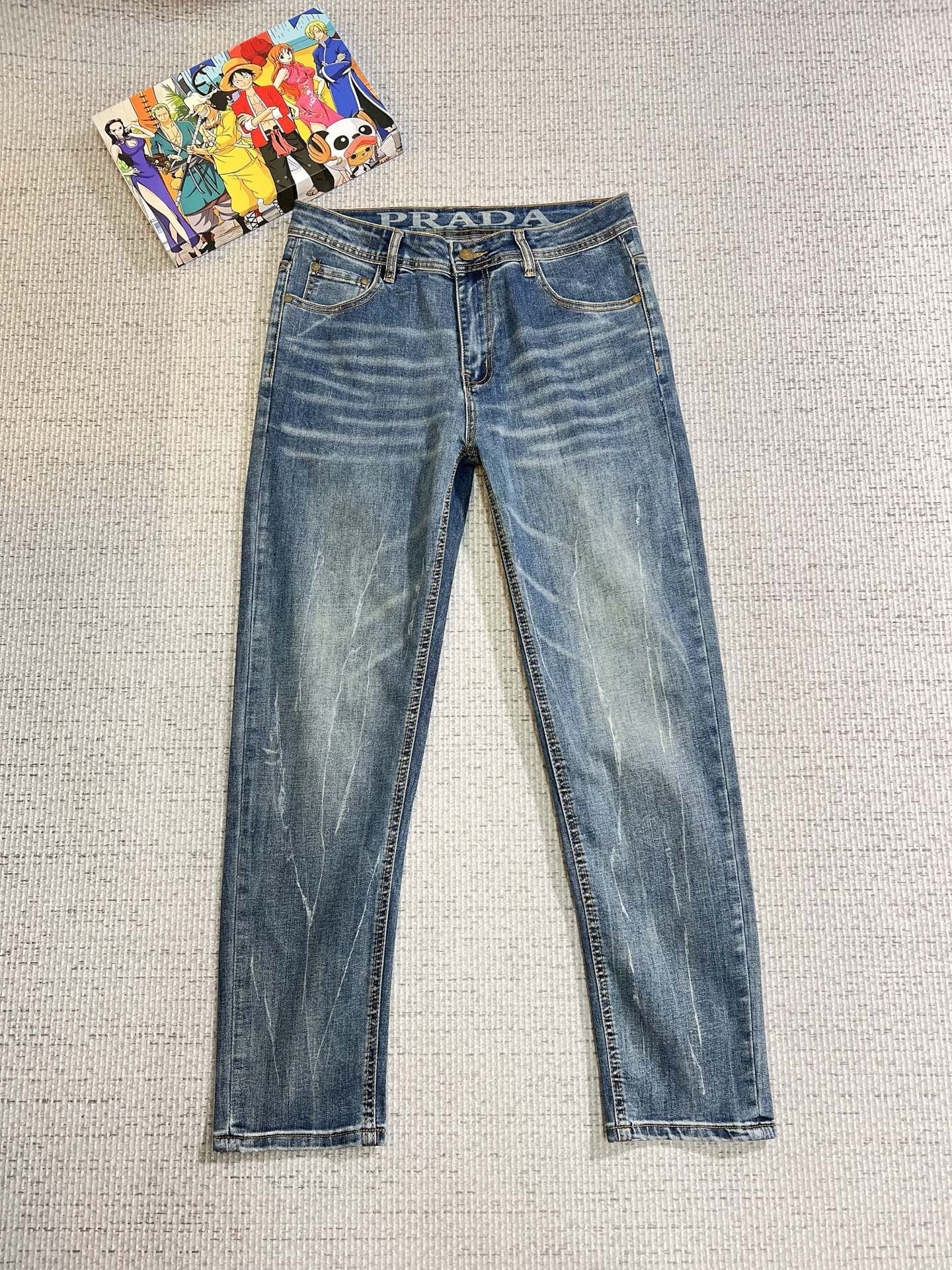 NO:625796,PRADA Men's denim jeans, official album and poster outfit!  High-grade imported denim raw color fabrics are supplied to customers, and the pure 13oz denim fabrics from Okayama, Japan are specially selected. Heavy-duty environmentally friendly plant enzyme washing process is used. The texture has a light retro color, which is quite beautiful and is very suitable for autumn and winter color matching. The fabric is soft and delicate after washing, but has strong bones and a slight stretch, providing an excellent comfortable experience. There is no damage from any technological elements throughout the body, retaining the purest tannin color!  The details throughout the body are perfect, exquisite and sophisticated. The latest leather label on the waist highlights the brand's characteristics. The hardware accessories, leather label and wiring all reflect the craftsmanship!  The silhouette is perfectly tailored and has excellent butt lift and slimming effect. It can be easily matched with any top in the wardrobe. It has wide compatibility and is suitable for various daily wear. The upper body is full of style. It is a must-have trousers for those who are obsessed with quality control and 1V!  Size 29-38 (not 35.37), prada, prada, jeans, alexander wang19860909PRADA 普拉达 男士丹宁牛仔裤,官宣画册海报穿搭款！ 客供高级进口的丹宁原色面料,特选日本冈山纯正13oz 盎司牛仔布料,重磅环保植物酵素水洗工艺,肌理有着淡淡的复古色彩,相当漂亮,极符合秋冬的配色,面料经过水洗后柔软细腻,但筋骨感极强,且略带弹力,提供了绝佳的舒适体验,通身无任何工艺元素破坏,保留了最纯粹的丹宁本色！通身细节完美如斯,精湛且考究,最新的腰部皮标彰显了品牌特质,五金配件、皮标、走线无不体现出匠心工艺！版型剪裁完美,提臀修身效果绝佳,可轻松横扫衣橱任何的上装搭配,兼容性广泛,满足于日常各种穿搭,上身型款十足,于品质控及1V迷控者必入型裤装！ 尺码29—38（没35.37）,,prada,prada,jeans,alexander wang,Men's clothing