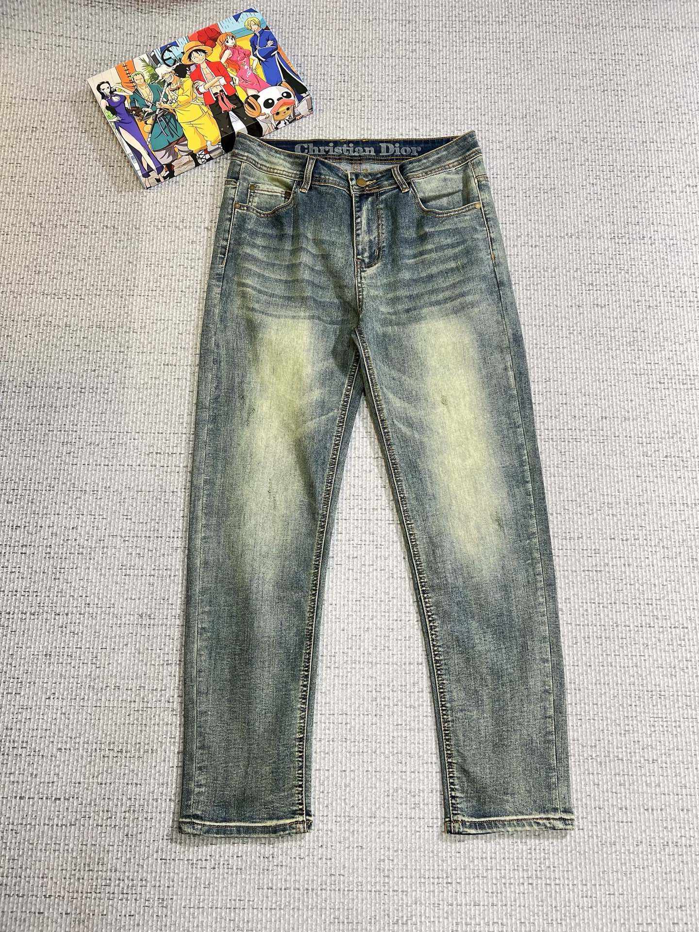 NO:625791,Dior men's denim jeans, official album and poster style!  High-grade imported denim raw color fabrics are supplied to customers, and the pure 13oz denim fabrics from Okayama, Japan are specially selected. Heavy-duty environmentally friendly plant enzyme washing process is used. The texture has a light retro color, which is quite beautiful and is very suitable for autumn and winter color matching. The fabric is soft and delicate after washing, but has strong bones and a slight stretch, providing an excellent comfortable experience. There is no damage from any technological elements throughout the body, retaining the purest tannin color!  The details throughout the body are perfect, exquisite and sophisticated. The latest leather label on the waist highlights the brand's characteristics. The hardware accessories, leather label and wiring all reflect the craftsmanship!  The silhouette is perfectly tailored and has excellent butt lift and slimming effect. It can be easily matched with any top in the wardrobe. It has wide compatibility and is suitable for various daily wear. The upper body is full of style. It is a must-have trousers for those who are obsessed with quality control and 1V!  Size 29-38 (not 35.37), dior, dior, jeans, alexander wang19860909Dior 迪奥 男士丹宁牛仔裤,官宣画册海报穿搭款！ 客供高级进口的丹宁原色面料,特选日本冈山纯正13oz 盎司牛仔布料,重磅环保植物酵素水洗工艺,肌理有着淡淡的复古色彩,相当漂亮,极符合秋冬的配色,面料经过水洗后柔软细腻,但筋骨感极强,且略带弹力,提供了绝佳的舒适体验,通身无任何工艺元素破坏,保留了最纯粹的丹宁本色！通身细节完美如斯,精湛且考究,最新的腰部皮标彰显了品牌特质,五金配件、皮标、走线无不体现出匠心工艺！版型剪裁完美,提臀修身效果绝佳,可轻松横扫衣橱任何的上装搭配,兼容性广泛,满足于日常各种穿搭,上身型款十足,于品质控及1V迷控者必入型裤装！ 尺码29—38（没35.37）,,dior,dior,jeans,alexander wang,Men's clothing
