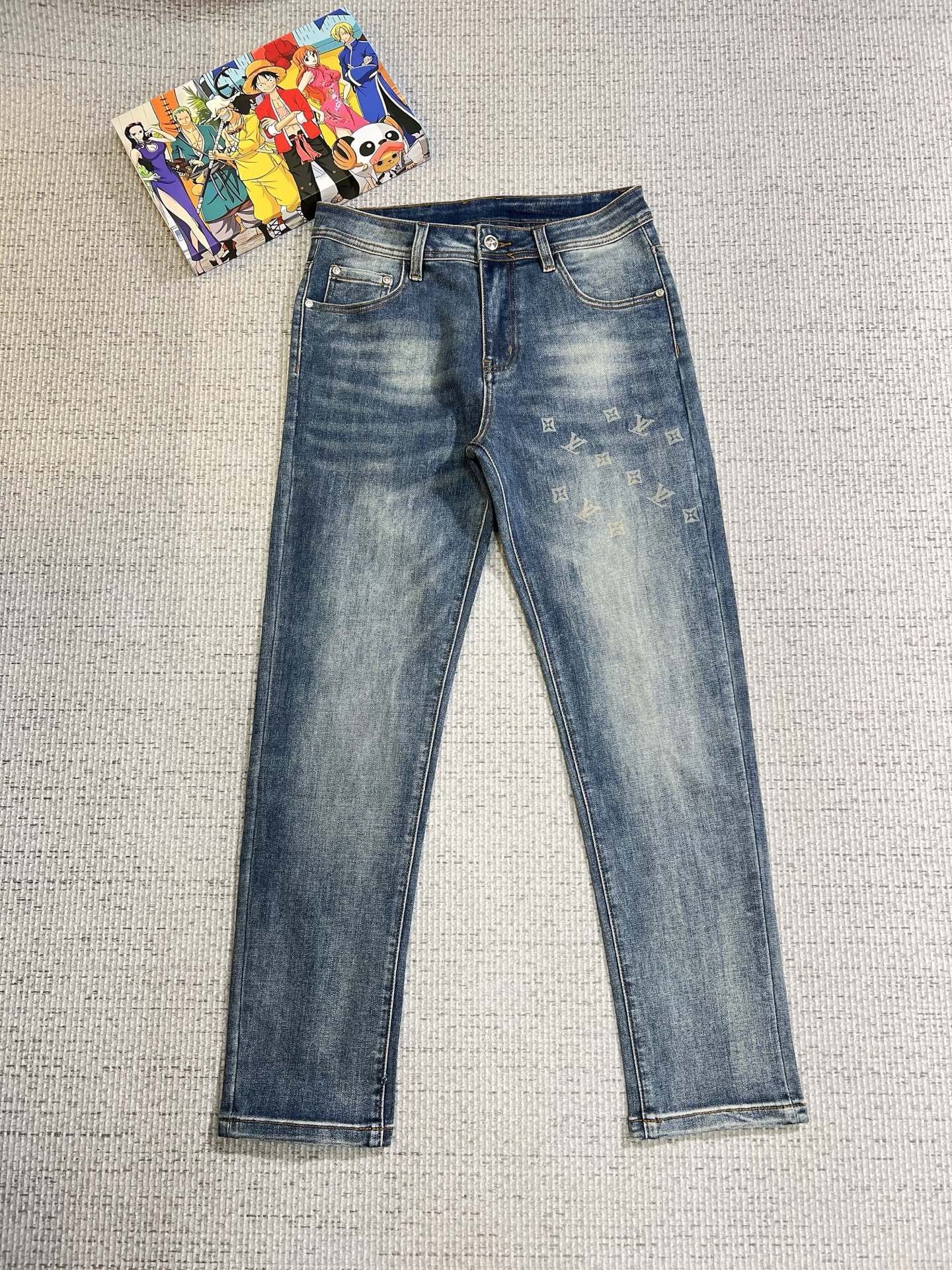 NO:625787,LV men's denim jeans, official album and poster outfit style!  High-grade imported denim raw color fabrics are supplied to customers, and the pure 13oz denim fabrics from Okayama, Japan are specially selected. Heavy-duty environmentally friendly plant enzyme washing process is used. The texture has a light retro color, which is quite beautiful and is very suitable for autumn and winter color matching. The fabric is soft and delicate after washing, but has strong bones and a slight stretch, providing an excellent comfortable experience. There is no damage from any technological elements throughout the body, retaining the purest tannin color!  The details throughout the body are perfect, exquisite and sophisticated. The latest leather label on the waist highlights the brand's characteristics. The hardware accessories, leather label and wiring all reflect the craftsmanship!  The silhouette is perfectly tailored and has excellent butt lift and slimming effect. It can be easily matched with any top in the wardrobe. It has wide compatibility and is suitable for various daily wear. The upper body is full of style. It is a must-have trousers for those who are obsessed with quality control and 1V!  Size 29-38 (not 35.37),,louis vuitton,jeans,alexander wang19860909LV 男士丹宁牛仔裤,官宣画册海报穿搭款！ 客供高级进口的丹宁原色面料,特选日本冈山纯正13oz 盎司牛仔布料,重磅环保植物酵素水洗工艺,肌理有着淡淡的复古色彩,相当漂亮,极符合秋冬的配色,面料经过水洗后柔软细腻,但筋骨感极强,且略带弹力,提供了绝佳的舒适体验,通身无任何工艺元素破坏,保留了最纯粹的丹宁本色！通身细节完美如斯,精湛且考究,最新的腰部皮标彰显了品牌特质,五金配件、皮标、走线无不体现出匠心工艺！版型剪裁完美,提臀修身效果绝佳,可轻松横扫衣橱任何的上装搭配,兼容性广泛,满足于日常各种穿搭,上身型款十足,于品质控及1V迷控者必入型裤装！ 尺码29—38（没35.37）,,louis vuitton,jeans,alexander wang,Men's clothing