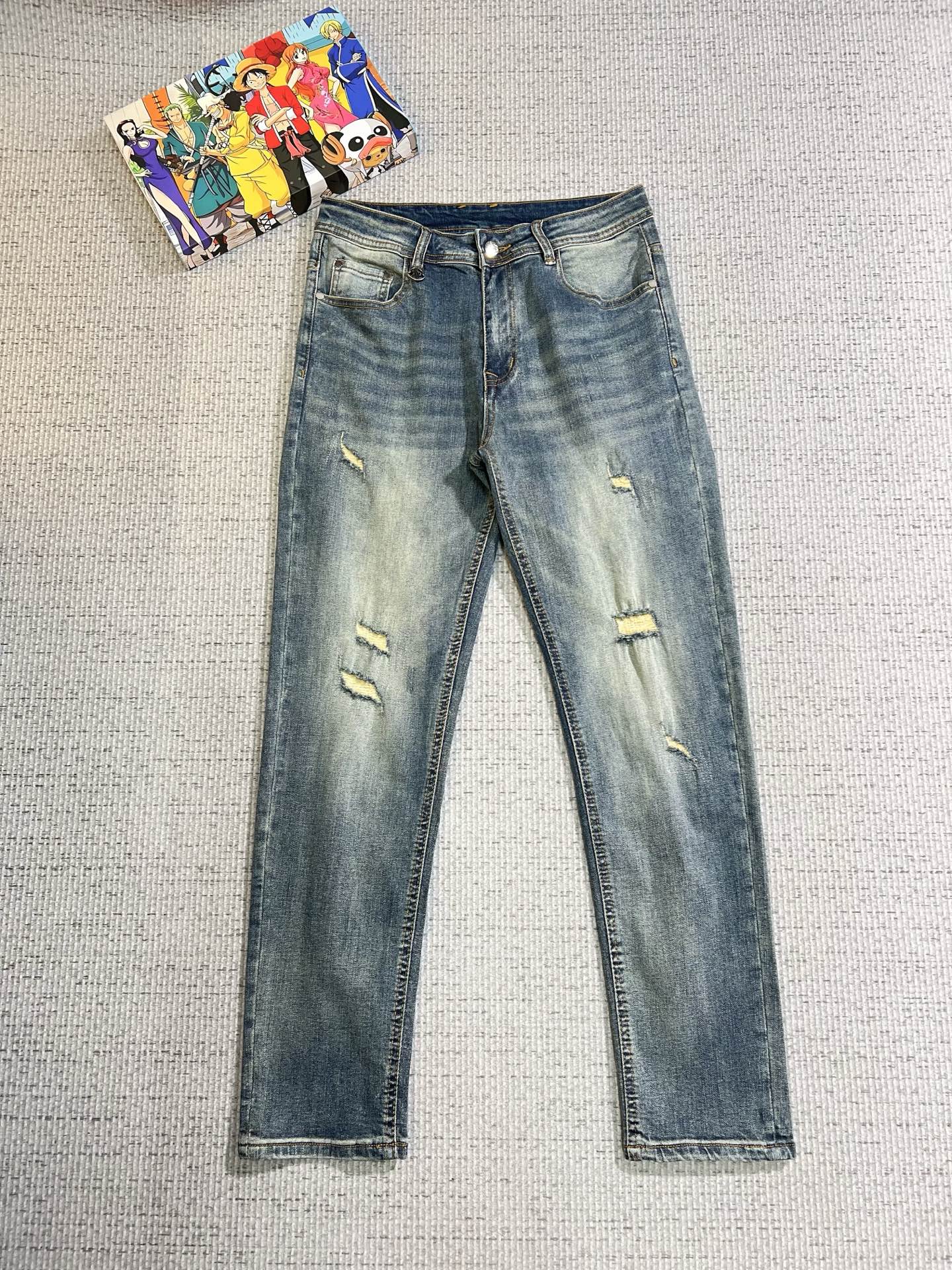 NO:623744,Men's denim jeans, official album and poster outfit!  High-grade imported denim raw color fabrics are supplied to customers, and the pure 13oz denim fabrics from Okayama, Japan are specially selected. Heavy-duty environmentally friendly plant enzyme washing process is used. The texture has a light retro color, which is quite beautiful and is very suitable for autumn and winter color matching. The fabric is soft and delicate after washing, but has strong bones and a slight stretch, providing an excellent comfortable experience. There is no damage from any technological elements throughout the body, retaining the purest tannin color!  The details throughout the body are perfect, exquisite and sophisticated. The latest leather label on the waist highlights the brand's characteristics. The hardware accessories, leather label and wiring all reflect the craftsmanship!  The silhouette is perfectly tailored and has excellent butt lift and slimming effect. It can be easily matched with any top in the wardrobe. It has wide compatibility and is suitable for various daily wear. The upper body is full of style. It is a must-have trousers for those who are obsessed with quality control and 1V!  Size 29-38 (not 35.37),,Moncler,jeans,alexander wang19860909蒙口 男士丹宁牛仔裤,官宣画册海报穿搭款！ 客供高级进口的丹宁原色面料,特选日本冈山纯正13oz 盎司牛仔布料,重磅环保植物酵素水洗工艺,肌理有着淡淡的复古色彩,相当漂亮,极符合秋冬的配色,面料经过水洗后柔软细腻,但筋骨感极强,且略带弹力,提供了绝佳的舒适体验,通身无任何工艺元素破坏,保留了最纯粹的丹宁本色！通身细节完美如斯,精湛且考究,最新的腰部皮标彰显了品牌特质,五金配件、皮标、走线无不体现出匠心工艺！版型剪裁完美,提臀修身效果绝佳,可轻松横扫衣橱任何的上装搭配,兼容性广泛,满足于日常各种穿搭,上身型款十足,于品质控及1V迷控者必入型裤装！ 尺码29—38（没35.37）,,Moncler,jeans,alexander wang,Men's clothing